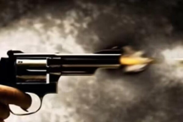 काशीपुर में दिनदहाड़े पूर्व प्रधान को गोली मारी, हालत गंभीर – देखिए वीडियो काशीपुर, 21 अगस्त 2025 – (समय बोल रहा ) – इस वक्त की सबसे बड़ी खबर काशीपुर के ढकिया गुलाबों इलाके से आ रही है, जहां दिनदहाड़े एक पूर्व प्रधान को गोली मार दी गई। इस घटना से पूरे इलाके में सनसनी फैल गई है। घायल पूर्व प्रधान की हालत फिलहाल काफी गंभीर बताई जा रही है। उन्हें तत्काल काशीपुर के कृष्ण हॉस्पिटल में भर्ती कराया गया है, जहां उनका इलाज चल रहा है। क्या हुआ था? यह हादसा तब हुआ, जब पूर्व प्रधान श्याम सिंह किसी काम से इलाके में स्थित डॉ. की दुकान पर गए थे। बताया जा रहा है कि जैसे ही वह दुकान पर पहुंचे, अज्ञात हमलावरों ने उन पर गोलियां दाग दीं। अचानक हुए इस हमले से मौके पर अफरातफरी मच गई। गोली लगने के बाद पूर्व प्रधान जमीन पर गिर पड़े और हमलावर तुरंत मौके से फरार हो गए। हमले का विवरण और पुलिस जांच घटना के तुरंत बाद स्थानीय लोगों ने पुलिस को सूचना दी और एम्बुलेंस बुलाकर घायल पूर्व प्रधान को अस्पताल पहुंचाया। पुलिस ने बताया कि पूर्व प्रधान को कमर में दो गोलियां लगी हैं। यह एक सुनियोजित हमला प्रतीत होता है। पुलिस ने मौके पर पहुंचकर जांच शुरू कर दी है और हमलावरों की तलाश में जुट गई है। पुलिस ने आसपास के सीसीटीवी फुटेज खंगालना भी शुरू कर दिया है ताकि हमलावरों की पहचान की जा सके। इसके अलावा, पुलिस टीम ने मौके पर मौजूद प्रत्यक्षदर्शियों से भी पूछताछ की है। इलाके में तनाव का माहौल यह वारदात ऐसे समय में हुई है जब इलाके में शांतिपूर्ण माहौल था। इस घटना के बाद से ढकियागुलाबों और आसपास के क्षेत्रों में एक बार फिर से दहशत का माहौल है। स्थानीय लोग इस घटना को लेकर काफी चिंतित हैं। पुलिस ने इलाके में सुरक्षा बढ़ा दी है और यह सुनिश्चित करने का प्रयास कर रही है कि कानून-व्यवस्था बनी रहे। आगे की कार्रवाई पुलिस ने इस संबंध में मामला दर्ज कर लिया है और विभिन्न कोणों से जांच कर रही है। यह पता लगाने की कोशिश की जा रही है कि हमलावरों का मकसद क्या था और क्या यह कोई पुरानी रंजिश का मामला है। पुलिस ने आश्वासन दिया है कि जल्द ही हमलावरों को पकड़ लिया जाएगा और उनके खिलाफ सख्त से सख्त कार्रवाई की जाएगी। यह समाचार 'समय बोल रहा है' न्यूज़ के माध्यम से आप तक पहुंची है। आगे की और अपडेट्स के लिए हमारे साथ जुड़े रहें।