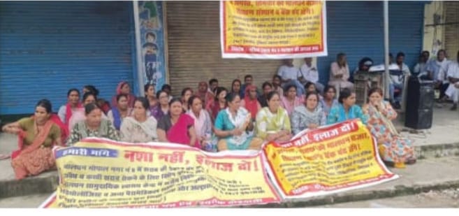 डॉक्टरों के ट्रांसफर से मालधन में जनता का फूटा गुस्सा, 'नशा नहीं, इलाज दो' के नारों के साथ बाजार बंद कर किया विरोध प्रदर्शन 1 रामनगर/मालधन, 18 अगस्त 2025 – (समय बोल रहा ) – मालधन क्षेत्र में स्वास्थ्य सेवाओं की बदहाली और नशे के खिलाफ आज महिला एकता मंच के आह्वान पर एक ऐतिहासिक विरोध प्रदर्शन देखने को मिला। सोमवार को पूरे दिन मालधन का बाजार पूरी तरह से बंद रहा। "नशा नहीं, इलाज दो" के जोरदार नारों के साथ इस बंद को क्षेत्र की 40,000 से अधिक आबादी का अभूतपूर्व समर्थन मिला। मेडिकल स्टोर, हलवाई, दूध व्यवसायी, खोखा और फुटपाथ दुकानदार सहित सभी ने अपनी दुकानें बंद रखकर आंदोलन को अपनी ताकत दी। सड़कों पर उतरी महिलाएं और ग्रामीण सुबह 7 बजे से ही महिलाएँ और आम नागरिक बड़ी संख्या में सड़कों पर उतर आए। विरोध का यह सिलसिला दिन भर चला और दोपहर 1 बजे एक विशाल जुलूस निकाला गया। यह जुलूस मालधन के मुख्य चौराहे पर आकर एक बड़े धरने में तब्दील हो गया। प्रदर्शनकारियों ने सरकार के खिलाफ जमकर नारेबाजी की और तत्काल स्वास्थ्य सेवाओं की बहाली के साथ-साथ क्षेत्र में नशे पर प्रभावी रोक लगाने की मांग की। आंदोलन की प्रमुख मांगें आंदोलनकारियों ने सरकार और प्रशासन के सामने निम्नलिखित प्रमुख मांगें रखीं: डॉक्टरों की तत्काल वापसी: मालधन सामुदायिक स्वास्थ्य केंद्र से स्थानांतरित किए गए फिजिशियन डॉ. प्रशांत कौशिक और स्त्री रोग विशेषज्ञ डॉ. अर्चना कौशिक का ट्रांसफर रद्द किया जाए, या उनकी जगह अन्य डॉक्टरों की तत्काल नियुक्ति की जाए। स्वास्थ्य सुविधाओं का विस्तार: सामुदायिक स्वास्थ्य केंद्र में रेडियोलॉजिस्ट और पैरामेडिकल स्टाफ की नियुक्ति के साथ एक्स-रे, अल्ट्रासाउंड, प्रसव और ऑपरेशन जैसी सुविधाएं 24 घंटे उपलब्ध कराई जाएं। नशे पर लगाम: क्षेत्र में नई खोली गई शराब की दुकानों को बंद किया जाए और अवैध एवं कच्ची शराब की बिक्री पर रोक लगाने के लिए एक विशेष पुलिस टीम का गठन किया जाए। सरकार पर हमला और 'नशे की मंडी' बनाने का आरोप सभा को संबोधित करते हुए महिला एकता मंच की भगवती आर्य ने सरकार पर तीखा हमला बोला। उन्होंने कहा कि "भाजपा सरकार ने डॉक्टरों का ट्रांसफर कर 40 हजार की आबादी को मौत के मुंह में धकेल दिया है।" उन्होंने जोर देकर कहा कि "दुर्घटना या प्रसव जैसी स्थिति में पहला घंटा जीवन बचाने के लिए 'गोल्डन आवर' होता है, और अगर इलाज न मिले तो मौत तय है, चाहे व्यक्ति कितना भी अमीर क्यों न हो।" ममता नामक एक अन्य सदस्य ने सरकार की नीतियों पर सवाल उठाते हुए कहा कि "इलाज देने की बजाय सरकार शराब पिलाने में जुटी है।" उन्होंने सरकार पर मालधन को 'नशे की मंडी' बनाने का आरोप लगाया और गोपाल नगर में नई खोली गई शराब की दुकान को तुरंत बंद करने की मांग की। आंदोलन को तेज करने की चेतावनी महिला एकता मंच ने साफ शब्दों में चेतावनी दी है कि अगर उनकी मांगों को जल्द ही पूरा नहीं किया गया, तो वे अपने आंदोलन को और भी तेज करेंगी। उन्होंने कहा कि वे भाजपा नेताओं का थाली-कनस्तर बजाकर घेराव करेंगी और क्षेत्र में अनिश्चितकालीन चक्का जाम भी करेंगी। विभिन्न संगठनों का मिला समर्थन मालधन के इस ऐतिहासिक आंदोलन को विभिन्न सामाजिक और राजनीतिक संगठनों का समर्थन मिला है। धरना-प्रदर्शन और जुलूस में प्रगतिशील महिला एकता मंच की तुलसी छिम्वाल, ग्राम प्रधान चन्द्रनगर जगमोहन, ग्राम प्रधान गोपालनगर संजीव, किसान संघर्ष समिति के ललित उप्रेती, महेश जोशी, समाजवादी लोकमंच के मुनीष कुमार, सुरेश चन्द्र खंतवाल और युवा एकता मंच के इंद्रजीत सहित कई संगठनों के सदस्यों ने हिस्सा लिया, जिससे आंदोलन को एक व्यापक आधार मिला। यह एकजुटता दर्शाती है कि स्वास्थ्य और नशामुक्ति जैसे मुद्दों पर पूरा क्षेत्र एक साथ खड़ा है। जनता की उम्मीद और सरकार की जिम्मेदारी मालधन में हुए इस विशाल प्रदर्शन ने यह स्पष्ट कर दिया है कि जनता अब केवल वादों पर शांत नहीं बैठेगी। डॉक्टरों की वापसी और स्वास्थ्य सेवाओं में सुधार की मांग के साथ-साथ नशे पर रोक की मांग ने इस आंदोलन को एक बहुआयामी रूप दिया है। अब यह सरकार और प्रशासन की जिम्मेदारी है कि वे जनता की मांगों को सुनें और इस गंभीर समस्या का समाधान निकालें। यह देखना बाकी है कि सरकार इस मुद्दे पर क्या कदम उठाती है।
