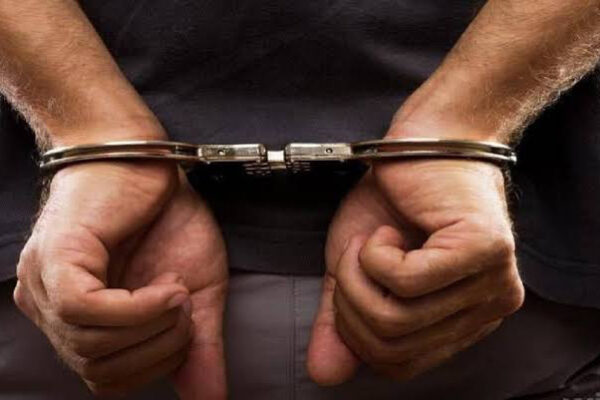 काशीपुर में पुलिस का सख्त अभियान: कोर्ट से जारी वारंट पर 5 वारंटी गिरफ्तार, टली कानूनी कार्रवाई को अंजाम तक पहुंचाया काशीपुर, 05 जुलाई 2025 – (समय बोल रहा ) – न्यायपालिका के आदेशों का सम्मान और कानून-व्यवस्था को बनाए रखने की दिशा में एक महत्वपूर्ण कदम उठाते हुए काशीपुर पुलिस ने कोर्ट से जारी गिरफ्तारी वारंटों के आधार पर पांच वारंटियों को गिरफ्तार किया है। ये सभी वारंटी लंबे समय से अदालत के समन की अनदेखी कर रहे थे और पेशी से बच रहे थे। पुलिस द्वारा सोमवार को चलाए गए एक विशेष अभियान के तहत इन पांचों को धर दबोचा गया, जिससे यह स्पष्ट संदेश गया है कि कोई भी व्यक्ति कानून के दायरे से बाहर नहीं है। लंबे समय से फरार चल रहे थे वारंटी पुलिस ने बताया कि गिरफ्तार किए गए पांचों व्यक्ति विभिन्न आपराधिक और कानूनी मामलों में आरोपी थे। इन सभी को कोर्ट से लगातार समन जारी किए जा रहे थे, लेकिन वे जानबूझकर अदालत में हाजिर नहीं हो रहे थे। इस तरह की लापरवाही न केवल कानूनी प्रक्रिया में बाधा डालती है, बल्कि न्याय मिलने में भी देरी का कारण बनती है। न्यायालय ने इन वारंटियों के लगातार अनुपस्थित रहने पर कड़ा रुख अपनाया और इनके खिलाफ गिरफ्तारी वारंट जारी किए। यह वारंट पुलिस को यह अधिकार देता है कि वह इन व्यक्तियों को गिरफ्तार करके अदालत में पेश करे। गिरफ्तार किए गए वारंटियों की पहचान इस प्रकार है: रोशन, पुत्र कीमत सिंह, निवासी गोपीपुरा। अनवर हुसैन, पुत्र फैयाज हुसैन, निवासी काजीबाग। सुनील, पुत्र मुन्ना सिंह, निवासी जगतपुर कुंडेश्वरी। राजू, पुत्र धीनराम, निवासी टांडा उज्जैन। लाडो कौर, पत्नी शेर सिंह, निवासी कुंडेश्वरी। ये सभी वारंटी लंबे समय से कोर्ट के आदेशों की अवहेलना कर रहे थे, लेकिन पुलिस के इस अभियान ने उनकी फरार रहने की कोशिशों पर विराम लगा दिया। पुलिस का विशेष अभियान और कानूनी प्रक्रिया की सख्ती कोतवाली पुलिस ने सोमवार को कोर्ट से जारी वारंटों के आधार पर एक विशेष अभियान चलाया। इस अभियान का उद्देश्य ऐसे लोगों को पकड़ना था जो कानून का मजाक बना रहे थे और न्याय से बच रहे थे। पुलिस टीमों ने इन वारंटियों के ठिकानों पर दबिश दी और उन्हें गिरफ्तार किया। पुलिस उपाधीक्षक (डीएसपी) अनिल जोशी ने इस कार्रवाई की पुष्टि करते हुए बताया कि "यह कार्रवाई कोर्ट के आदेशों का सम्मान सुनिश्चित करने के लिए की गई है। सभी वारंटियों को अदालत में पेश न होने के कारण गिरफ्तार किया गया है। हम यह सुनिश्चित कर रहे हैं कि कोई भी व्यक्ति कानून की प्रक्रिया से बच न सके। इस तरह के अभियान आगे भी जारी रहेंगे।" उन्होंने यह भी कहा कि इस तरह के अभियानों से समाज में यह संदेश जाता है कि कानून का पालन करना सभी के लिए अनिवार्य है। न्यायिक प्रक्रिया में समन जारी होने के बाद किसी व्यक्ति को अदालत में पेश होना होता है। यदि वह व्यक्ति बिना किसी वैध कारण के पेश नहीं होता है, तो अदालत उसके खिलाफ गिरफ्तारी वारंट जारी करती है। यह वारंट एक तरह का सख्त आदेश होता है जो पुलिस को आरोपी को गिरफ्तार करने का अधिकार देता है। इन पांचों वारंटियों के मामले में भी यही हुआ। उन्होंने लगातार समन को नजरअंदाज किया, जिसके बाद अदालत ने उनकी गिरफ्तारी का आदेश दिया। न्याय की गरिमा और पुलिस की तत्परता इस तरह की गिरफ्तारियां न केवल कानूनी प्रक्रिया को सुचारू बनाती हैं, बल्कि न्यायपालिका की गरिमा को भी बनाए रखती हैं। जब वारंटी लंबे समय तक फरार रहते हैं, तो इससे मुकदमे की सुनवाई में देरी होती है और पीड़ित पक्ष को न्याय मिलने में भी लंबा समय लगता है। पुलिस की यह तत्परता दर्शाती है कि वह न्याय दिलाने के लिए प्रतिबद्ध है। एसएसआई अनिल जोशी ने बताया कि गिरफ्तार किए गए सभी वारंटियों को अब कोर्ट में पेश किया जाएगा, जहां से आगे की कानूनी कार्रवाई होगी। उन्होंने आम जनता से भी अपील की है कि अगर किसी के पास कोर्ट से कोई समन या नोटिस आता है, तो उसे गंभीरता से लें और तय समय पर कोर्ट में हाजिर हों। कानून का पालन करना हर नागरिक का कर्तव्य है। यह गिरफ्तारी उन सभी लोगों के लिए एक चेतावनी भी है जो यह सोचते हैं कि वे कोर्ट के आदेशों से बच सकते हैं। इस अभियान के बाद, पुलिस यह सुनिश्चित कर रही है कि वारंटियों की गिरफ्तारी के लिए इस तरह के अभियान लगातार चलाए जाएं। इससे न केवल आपराधिक मामलों की सुनवाई में तेजी आएगी, बल्कि कानून के प्रति लोगों का विश्वास भी बढ़ेगा। यह कार्रवाई पुलिस की सक्रियता और अदालत के आदेशों के प्रति उसकी गंभीरता को दर्शाती है।