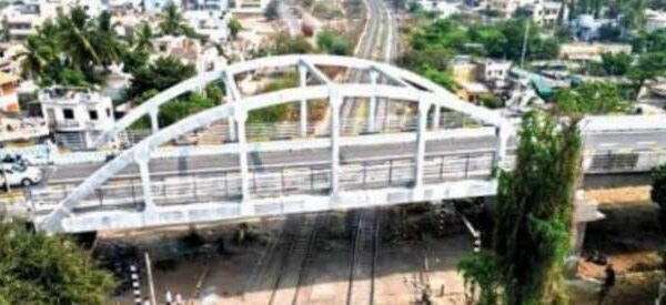 काशीपुर: आरओबी का हाइट बैरियर फिर टूटा, राधेश्याम बिल्डिंग के सामने हुई घटना, यातायात बाधित काशीपुर, 19 अगस्त 2025 – (समय बोल रहा ) – शहर के प्रमुख यातायात मार्ग महाराणा प्रताप चौक पर स्थित रेलवे ओवरब्रिज (आरओबी) का हाइट बैरियर एक बार फिर से टूट गया। राधेश्याम बिल्डिंग के सामने हुई इस घटना से कुछ देर के लिए यातायात बाधित हो गया। हालांकि, गनीमत रही कि इस दौरान किसी भी तरह के जान-माल का कोई नुकसान नहीं हुआ। यह घटना एक बार फिर से आरओबी पर लगे हाइट बैरियर की सुरक्षा और इसके रखरखाव पर सवाल खड़े करती है। अज्ञात वाहन ने तोड़ा बैरियर यह घटना सोमवार देर रात की है, जब किसी बड़े और अज्ञात वाहन ने ओवरब्रिज के ऊपर से गुजरने की कोशिश की और राधेश्याम बिल्डिंग की ओर लगे हाइट बैरियर को तोड़ दिया। बैरियर टूटने के बाद सड़क पर आवागमन में बाधा उत्पन्न हो गई। घटना की सूचना मिलते ही पुलिस मौके पर पहुंची और तुरंत कार्रवाई करते हुए यातायात को नियंत्रित किया। पुलिस ने बैरिकेड लगाकर ट्रैफिक को दूसरे मार्गों पर डायवर्ट किया, जिससे सड़क पर वाहनों का जमावड़ा न लगे। दुरुस्त किया गया बैरियर पुलिस और संबंधित विभाग के अधिकारियों ने मौके पर पहुंचकर टूटे हुए हाइट बैरियर को ठीक करने का काम शुरू किया। कुछ घंटों की मशक्कत के बाद बैरियर को दुरुस्त कर दिया गया और यातायात को सामान्य रूप से बहाल किया गया। यह पहली बार नहीं है जब इस आरओबी का हाइट बैरियर टूटा है। इस तरह की घटनाएं पहले भी कई बार हो चुकी हैं, जो यह दर्शाती हैं कि या तो वाहन चालक नियमों का पालन नहीं करते, या बैरियर को और मजबूत करने की आवश्यकता है। हाइट बैरियर का उद्देश्य और चुनौतियाँ महाराणा प्रताप चौक स्थित आरओबी पर हाइट बैरियर लगाने का मुख्य उद्देश्य बड़े और भारी वाहनों को ओवरब्रिज पर चढ़ने से रोकना है। यह बैरियर आरओबी की संरचना को नुकसान से बचाने और यातायात को सुचारू बनाए रखने के लिए लगाए जाते हैं। अक्सर, बड़े ट्रक या अन्य भारी वाहन चालक बैरियर की ऊंचाई का ध्यान नहीं रखते और उसे तोड़ देते हैं। इस तरह की घटनाएं न केवल यातायात को प्रभावित करती हैं, बल्कि सड़क सुरक्षा के लिए भी खतरा पैदा करती हैं। यह घटना शहर के यातायात प्रबंधन और सड़क सुरक्षा को लेकर एक बार फिर से अधिकारियों को सोचने पर मजबूर करती है। प्रशासन को इस मुद्दे का एक स्थायी समाधान निकालने की आवश्यकता है, ताकि भविष्य में इस तरह की घटनाओं को रोका जा सके और नागरिकों की सुरक्षा सुनिश्चित की जा सके।