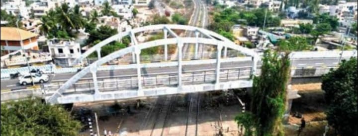 काशीपुर: आरओबी का हाइट बैरियर फिर टूटा, राधेश्याम बिल्डिंग के सामने हुई घटना, यातायात बाधित 1 काशीपुर, 19 अगस्त 2025 – (समय बोल रहा ) – शहर के प्रमुख यातायात मार्ग महाराणा प्रताप चौक पर स्थित रेलवे ओवरब्रिज (आरओबी) का हाइट बैरियर एक बार फिर से टूट गया। राधेश्याम बिल्डिंग के सामने हुई इस घटना से कुछ देर के लिए यातायात बाधित हो गया। हालांकि, गनीमत रही कि इस दौरान किसी भी तरह के जान-माल का कोई नुकसान नहीं हुआ। यह घटना एक बार फिर से आरओबी पर लगे हाइट बैरियर की सुरक्षा और इसके रखरखाव पर सवाल खड़े करती है। अज्ञात वाहन ने तोड़ा बैरियर यह घटना सोमवार देर रात की है, जब किसी बड़े और अज्ञात वाहन ने ओवरब्रिज के ऊपर से गुजरने की कोशिश की और राधेश्याम बिल्डिंग की ओर लगे हाइट बैरियर को तोड़ दिया। बैरियर टूटने के बाद सड़क पर आवागमन में बाधा उत्पन्न हो गई। घटना की सूचना मिलते ही पुलिस मौके पर पहुंची और तुरंत कार्रवाई करते हुए यातायात को नियंत्रित किया। पुलिस ने बैरिकेड लगाकर ट्रैफिक को दूसरे मार्गों पर डायवर्ट किया, जिससे सड़क पर वाहनों का जमावड़ा न लगे। दुरुस्त किया गया बैरियर पुलिस और संबंधित विभाग के अधिकारियों ने मौके पर पहुंचकर टूटे हुए हाइट बैरियर को ठीक करने का काम शुरू किया। कुछ घंटों की मशक्कत के बाद बैरियर को दुरुस्त कर दिया गया और यातायात को सामान्य रूप से बहाल किया गया। यह पहली बार नहीं है जब इस आरओबी का हाइट बैरियर टूटा है। इस तरह की घटनाएं पहले भी कई बार हो चुकी हैं, जो यह दर्शाती हैं कि या तो वाहन चालक नियमों का पालन नहीं करते, या बैरियर को और मजबूत करने की आवश्यकता है। हाइट बैरियर का उद्देश्य और चुनौतियाँ महाराणा प्रताप चौक स्थित आरओबी पर हाइट बैरियर लगाने का मुख्य उद्देश्य बड़े और भारी वाहनों को ओवरब्रिज पर चढ़ने से रोकना है। यह बैरियर आरओबी की संरचना को नुकसान से बचाने और यातायात को सुचारू बनाए रखने के लिए लगाए जाते हैं। अक्सर, बड़े ट्रक या अन्य भारी वाहन चालक बैरियर की ऊंचाई का ध्यान नहीं रखते और उसे तोड़ देते हैं। इस तरह की घटनाएं न केवल यातायात को प्रभावित करती हैं, बल्कि सड़क सुरक्षा के लिए भी खतरा पैदा करती हैं। यह घटना शहर के यातायात प्रबंधन और सड़क सुरक्षा को लेकर एक बार फिर से अधिकारियों को सोचने पर मजबूर करती है। प्रशासन को इस मुद्दे का एक स्थायी समाधान निकालने की आवश्यकता है, ताकि भविष्य में इस तरह की घटनाओं को रोका जा सके और नागरिकों की सुरक्षा सुनिश्चित की जा सके।