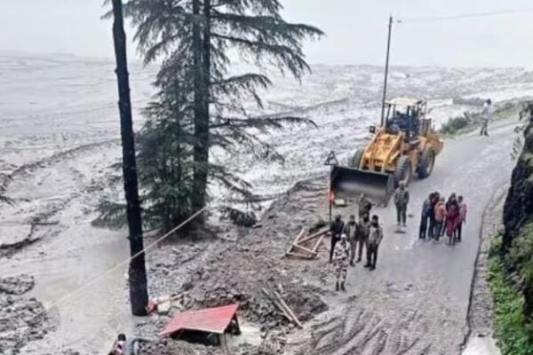 उत्तरकाशी में भीषण बाढ़: 274 लोग बचाए गए, 35 साल बाद मिले 24 दोस्तों का ग्रुप लापता; ‘ऑपरेशन जिंदगी’ जारी उत्तरकाशी, 06 अगस्त 2025 – (समय बोल रहा) – उत्तराखंड के उत्तरकाशी में आई भीषण बाढ़ के बाद 'ऑपरेशन जिंदगी' युद्धस्तर पर जारी है। इस भयावह प्राकृतिक आपदा ने पूरे राज्य को झकझोर कर रख दिया है, और बचाव दल लगातार लोगों को सुरक्षित निकालने के लिए संघर्ष कर रहे हैं। अब तक 274 लोगों को सुरक्षित बाहर निकाला जा चुका है, जबकि बड़ी संख्या में लोग अभी भी लापता हैं। लापता लोगों को तलाशने के लिए भारतीय सेना, आईटीबीपी (ITBP), एनडीआरएफ (NDRF) और एसडीआरएफ (SDRF) की टीमें लगातार खोज और बचाव कार्य में जुटी हुई हैं। इस आपदा का एक बेहद मार्मिक पहलू यह है कि लापता लोगों में वो 24 दोस्त भी शामिल हैं, जो करीब 35 साल बाद एक साथ मिलकर 'चार धाम यात्रा' पर निकले थे। 35 साल बाद मिले दोस्तों पर आपदा का कहर यह कहानी है 1990 बैच के उन 24 दोस्तों की, जिन्होंने अपनी दसवीं कक्षा के बाद पहली बार मिलकर उत्तराखंड आने का फैसला किया था। इनमें से एक, आवासारी खुर्द निवासी अशोक भोर के बेटे आदित्य ने बताया कि उनके पिता और उनके 23 दोस्त 35 साल बाद 'चार धाम यात्रा' के लिए एक साथ मिले थे। ये लोग 1 अगस्त को मुंबई से ट्रेन पकड़कर निकले थे और इनकी वापसी 12 अगस्त को फ्लाइट से होनी थी। अशोक भोर के परिवार से आखिरी बार सोमवार शाम करीब 7 बजे बात हुई थी। उस समय वे सभी गंगोत्री से लगभग 10 किलोमीटर दूर थे और एक छोटे भूस्खलन के कारण फंसे हुए थे। आदित्य ने बताया कि अब उनके फोन भी नहीं मिल रहे हैं, जिससे संपर्क पूरी तरह टूट गया है। ये सभी 5 अगस्त को उत्तरकाशी में रुककर अगले दिन गौरीकुंड जाने वाले थे। उन्होंने यात्रा के लिए हरिद्वार से एक बस बुक की थी। उनके बैचमेट मल्हारी अभंग ने बताया कि उन्होंने आखिरी बार सोमवार दोपहर को उनसे वीडियो कॉल पर बात की थी। महाराष्ट्र के 149 पर्यटक फंसे, 75 के फोन बंद आपदा में फंसे पर्यटकों की संख्या भी काफी अधिक है। राज्य आपदा प्रबंधन विभाग के अनुसार, उत्तराखंड में महाराष्ट्र के कम से कम 149 पर्यटक फंसे हुए हैं। इन पर्यटकों में से 76 मुंबई से, 17 छत्रपति संभाजीनगर से, 15 पुणे से, 13 जलगाँव से, 11 नांदेड़ से, पांच ठाणे से, नासिक और सोलापुर से चार-चार, मालेगाँव से तीन और अहिल्य से एक पर्यटक है। मुंबई के लगभग 61 पर्यटक सुरक्षित रूप से हनुमान आश्रम में हैं। हालांकि, इन 149 पर्यटकों में से करीब 75 के फोन अभी भी बंद हैं और उनका नेटवर्क से बाहर होना चिंता का विषय बना हुआ है। महाराष्ट्र प्रशासन लगातार उत्तराखंड प्रशासन के संपर्क में है और फंसे हुए लोगों की सुरक्षित वापसी के लिए प्रयास कर रहा है। एसडीआरएफ का बयान: मलबे में दबे हो सकते हैं लापता लोग राज्य आपदा मोचन बल (एसडीआरएफ) के महानिरीक्षक, अरुण मोहन जोशी ने बचाव कार्य में आ रही चुनौतियों के बारे में बताया। उन्होंने कहा कि उनकी प्राथमिकता आज उन्नत उपकरणों को हवाई मार्ग के जरिए मौके पर पहुंचाना है। उन्नत उपकरणों के साथ आ रही उनकी टीम बुधवार को सड़कों के अवरुद्ध होने के कारण आगे नहीं बढ़ सकी। उन्होंने बताया कि धराली में 50 से 60 फुट ऊंचा मलबे का ढेर है और इस आपदा में लापता हुए लोग उसी मलबे के नीचे फंसे हो सकते हैं। जोशी ने कहा कि उन्नत उपकरण विशाल मलबे में लापता लोगों की तलाश करने में बचाव कर्मियों की मदद करेंगे। 300-400 श्रद्धालु फंसे, मजदूरों के भी लापता होने की आशंका अरुण मोहन जोशी ने बताया कि उनकी दूसरी प्राथमिकता अवरुद्ध मार्गों के कारण विभिन्न स्थानों पर फंसे श्रद्धालुओं को बाहर निकालना है। उन्होंने अनुमान लगाया कि इन फंसे हुए लोगों की संख्या 300-400 हो सकती है। अधिकारियों ने बताया कि सुबह 10 बजे तक 61 लोगों को हेलीकॉप्टर से आईटीबीपी मातली लाया जा चुका है। बाहर निकाले गए लोगों को उनके गंतव्य तक भेजने के लिए प्रबंध भी किए जा रहे हैं। लापता लोगों में केवल पर्यटक ही नहीं, बल्कि मजदूर भी हो सकते हैं, क्योंकि बाढ़ आने के समय धराली में कई होटल निर्माणाधीन थे और सेब के बागानों में भी मजदूर काम कर रहे थे। प्रशासन का कहना है कि बचाव कार्य युद्धस्तर पर जारी है और हर संभव प्रयास किए जा रहे हैं ताकि जल्द से जल्द सभी लापता लोगों को ढूंढा जा सके और फंसे हुए लोगों को सुरक्षित बाहर निकाला जा सके।