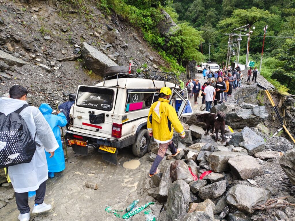 रुद्रप्रयाग में दर्दनाक हादसा: लैंडस्लाइड जोन में चट्टान गिरने से बोलेरो दुर्घटनाग्रस्त, 2 की मौत; SDRF ने घायलों को बचाया 2 WhatsApp Image 2025 09 01 at 10.00.14