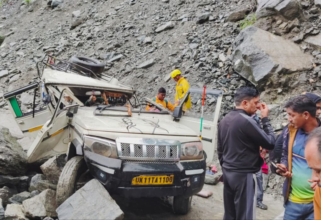 रुद्रप्रयाग में दर्दनाक हादसा: लैंडस्लाइड जोन में चट्टान गिरने से बोलेरो दुर्घटनाग्रस्त, 2 की मौत; SDRF ने घायलों को बचाया रुद्रप्रयाग, 01 सितंबर 2025 – (समय बोल रहा ) – रुद्रप्रयाग जिले में आज सुबह एक दर्दनाक हादसा हो गया, जिसने पूरे इलाके में शोक की लहर दौड़ा दी। बद्रीनाथ और केदारनाथ धाम की यात्रा का प्रमुख मार्ग माने जाने वाले मुनकटिया लैंडस्लाइड जोन में एक मैक्स बोलेरो वाहन ऊपर से गिरे एक भारी पत्थर की चपेट में आ गया, जिससे वह अनियंत्रित होकर गहरी खाई में जा गिरा। इस हृदय विदारक घटना में 2 व्यक्तियों की घटनास्थल पर ही मौत हो गई, जबकि 3 अन्य लोग गंभीर रूप से घायल हो गए। वाहन में कुल 11 लोग सवार थे, जिनमें से अधिकांश तीर्थयात्री बताए जा रहे हैं। हादसे की सूचना मिलते ही स्थानीय प्रशासन और राज्य आपदा प्रतिक्रिया बल (SDRF) की टीम तत्काल मौके पर पहुंची। स्थानीय नागरिकों के सहयोग से SDRF जवानों ने तुरंत राहत एवं बचाव कार्य शुरू किया। जवानों ने सबसे पहले घायलों को वाहन से सुरक्षित बाहर निकाला और उन्हें प्राथमिक उपचार के बाद तुरंत सोनप्रयाग स्थित अस्पताल पहुँचाया, जहाँ उनका इलाज जारी है। पहाड़ी रास्तों पर बढ़ता भूस्खलन का खतरा मुनकटिया, रुद्रप्रयाग जिले का एक ऐसा क्षेत्र है जहाँ बारिश के मौसम में भूस्खलन का खतरा लगातार बना रहता है। यह घटना एक बार फिर इस बात की पुष्टि करती है कि उत्तराखंड के पहाड़ी रास्ते कितने जोखिम भरे हैं। मानसून के दौरान लगातार हो रही बारिश से पहाड़ कमजोर हो जाते हैं, जिससे चट्टानें खिसकना और भूस्खलन होना आम बात हो जाती है। यह घटना भी इसी तरह की प्राकृतिक आपदा का परिणाम है। विशेषज्ञों का कहना है कि हिमालयी क्षेत्र की भूवैज्ञानिक संरचना काफी नाजुक है, और जलवायु परिवर्तन के कारण मौसम के पैटर्न में आ रहे बदलाव इस जोखिम को और बढ़ा रहे हैं। अचानक और तेज बारिश से मिट्टी का कटाव होता है, जिससे कमजोर ढलानों पर भूस्खलन की संभावना बढ़ जाती है। सड़कों के निर्माण और अन्य विकासात्मक गतिविधियों के कारण भी पहाड़ियों की स्थिरता पर नकारात्मक प्रभाव पड़ता है, जिससे इस तरह की घटनाएं अक्सर होती हैं। यह दुखद घटना राज्य प्रशासन और आम जनता दोनों के लिए एक चेतावनी है कि यात्रा के दौरान अत्यधिक सावधानी बरती जाए और मौसम विभाग की चेतावनियों का पालन किया जाए। SDRF की तत्परता ने बचाई कई जानें इस घटना में SDRF की त्वरित कार्रवाई ने कई जानें बचाईं। टीम ने कठिन और जोखिम भरे हालात में भी बिना समय गंवाए राहत और बचाव कार्य शुरू किया। जवानों ने खाई में उतरकर घायल यात्रियों को बाहर निकाला और उन्हें चिकित्सा सहायता उपलब्ध कराई। SDRF की टीम हर कठिन परिस्थिति में तत्परता से काम करती है, चाहे वह बाढ़ हो, भूस्खलन हो या कोई अन्य प्राकृतिक आपदा। उनकी बहादुरी और समर्पण ने उत्तराखंड को आपदाओं से लड़ने की क्षमता प्रदान की है। इस घटना ने एक बार फिर साबित कर दिया है कि ऐसे चुनौतीपूर्ण समय में SDRF के जवान देवदूत साबित होते हैं। घायल व्यक्तियों को सोनप्रयाग अस्पताल में भर्ती कराया गया है और उनकी हालत पर नजर रखी जा रही है। चिकित्सा दल उनके इलाज में जुटे हुए हैं। पुलिस ने भी इस मामले में जांच शुरू कर दी है और मृतक व्यक्तियों की पहचान करने की कोशिश की जा रही है। प्रशासन ने दुख व्यक्त किया है और प्रभावित परिवारों को हरसंभव मदद का आश्वासन दिया है। यह दुर्घटना केवल एक सड़क हादसा नहीं है, बल्कि यह पहाड़ी क्षेत्रों में यात्रा की चुनौतियों और भूस्खलन जैसे प्राकृतिक खतरों की गंभीरता को दर्शाती है। यह घटना हमें याद दिलाती है कि प्रकृति की चेतावनी को कभी हल्के में नहीं लेना चाहिए और विशेष रूप से मानसून के दौरान पहाड़ों पर यात्रा करते समय अत्यधिक सावधानी बरतनी चाहिए।