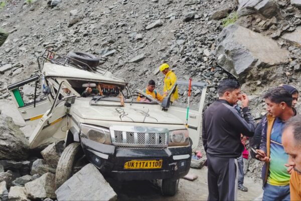 रुद्रप्रयाग में दर्दनाक हादसा: लैंडस्लाइड जोन में चट्टान गिरने से बोलेरो दुर्घटनाग्रस्त, 2 की मौत; SDRF ने घायलों को बचाया रुद्रप्रयाग, 01 सितंबर 2025 – (समय बोल रहा ) – रुद्रप्रयाग जिले में आज सुबह एक दर्दनाक हादसा हो गया, जिसने पूरे इलाके में शोक की लहर दौड़ा दी। बद्रीनाथ और केदारनाथ धाम की यात्रा का प्रमुख मार्ग माने जाने वाले मुनकटिया लैंडस्लाइड जोन में एक मैक्स बोलेरो वाहन ऊपर से गिरे एक भारी पत्थर की चपेट में आ गया, जिससे वह अनियंत्रित होकर गहरी खाई में जा गिरा। इस हृदय विदारक घटना में 2 व्यक्तियों की घटनास्थल पर ही मौत हो गई, जबकि 3 अन्य लोग गंभीर रूप से घायल हो गए। वाहन में कुल 11 लोग सवार थे, जिनमें से अधिकांश तीर्थयात्री बताए जा रहे हैं। हादसे की सूचना मिलते ही स्थानीय प्रशासन और राज्य आपदा प्रतिक्रिया बल (SDRF) की टीम तत्काल मौके पर पहुंची। स्थानीय नागरिकों के सहयोग से SDRF जवानों ने तुरंत राहत एवं बचाव कार्य शुरू किया। जवानों ने सबसे पहले घायलों को वाहन से सुरक्षित बाहर निकाला और उन्हें प्राथमिक उपचार के बाद तुरंत सोनप्रयाग स्थित अस्पताल पहुँचाया, जहाँ उनका इलाज जारी है। पहाड़ी रास्तों पर बढ़ता भूस्खलन का खतरा मुनकटिया, रुद्रप्रयाग जिले का एक ऐसा क्षेत्र है जहाँ बारिश के मौसम में भूस्खलन का खतरा लगातार बना रहता है। यह घटना एक बार फिर इस बात की पुष्टि करती है कि उत्तराखंड के पहाड़ी रास्ते कितने जोखिम भरे हैं। मानसून के दौरान लगातार हो रही बारिश से पहाड़ कमजोर हो जाते हैं, जिससे चट्टानें खिसकना और भूस्खलन होना आम बात हो जाती है। यह घटना भी इसी तरह की प्राकृतिक आपदा का परिणाम है। विशेषज्ञों का कहना है कि हिमालयी क्षेत्र की भूवैज्ञानिक संरचना काफी नाजुक है, और जलवायु परिवर्तन के कारण मौसम के पैटर्न में आ रहे बदलाव इस जोखिम को और बढ़ा रहे हैं। अचानक और तेज बारिश से मिट्टी का कटाव होता है, जिससे कमजोर ढलानों पर भूस्खलन की संभावना बढ़ जाती है। सड़कों के निर्माण और अन्य विकासात्मक गतिविधियों के कारण भी पहाड़ियों की स्थिरता पर नकारात्मक प्रभाव पड़ता है, जिससे इस तरह की घटनाएं अक्सर होती हैं। यह दुखद घटना राज्य प्रशासन और आम जनता दोनों के लिए एक चेतावनी है कि यात्रा के दौरान अत्यधिक सावधानी बरती जाए और मौसम विभाग की चेतावनियों का पालन किया जाए। SDRF की तत्परता ने बचाई कई जानें इस घटना में SDRF की त्वरित कार्रवाई ने कई जानें बचाईं। टीम ने कठिन और जोखिम भरे हालात में भी बिना समय गंवाए राहत और बचाव कार्य शुरू किया। जवानों ने खाई में उतरकर घायल यात्रियों को बाहर निकाला और उन्हें चिकित्सा सहायता उपलब्ध कराई। SDRF की टीम हर कठिन परिस्थिति में तत्परता से काम करती है, चाहे वह बाढ़ हो, भूस्खलन हो या कोई अन्य प्राकृतिक आपदा। उनकी बहादुरी और समर्पण ने उत्तराखंड को आपदाओं से लड़ने की क्षमता प्रदान की है। इस घटना ने एक बार फिर साबित कर दिया है कि ऐसे चुनौतीपूर्ण समय में SDRF के जवान देवदूत साबित होते हैं। घायल व्यक्तियों को सोनप्रयाग अस्पताल में भर्ती कराया गया है और उनकी हालत पर नजर रखी जा रही है। चिकित्सा दल उनके इलाज में जुटे हुए हैं। पुलिस ने भी इस मामले में जांच शुरू कर दी है और मृतक व्यक्तियों की पहचान करने की कोशिश की जा रही है। प्रशासन ने दुख व्यक्त किया है और प्रभावित परिवारों को हरसंभव मदद का आश्वासन दिया है। यह दुर्घटना केवल एक सड़क हादसा नहीं है, बल्कि यह पहाड़ी क्षेत्रों में यात्रा की चुनौतियों और भूस्खलन जैसे प्राकृतिक खतरों की गंभीरता को दर्शाती है। यह घटना हमें याद दिलाती है कि प्रकृति की चेतावनी को कभी हल्के में नहीं लेना चाहिए और विशेष रूप से मानसून के दौरान पहाड़ों पर यात्रा करते समय अत्यधिक सावधानी बरतनी चाहिए।