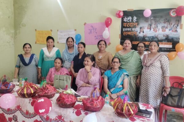 जसपुर, 04 अगस्त 2025 – ( समय बोल रहा) – बाल विकास परियोजना, जसपुर ग्रामीण द्वारा आज नगर पंचायत गड़ीनेगी में एक महत्वपूर्ण कार्यक्रम का आयोजन किया गया। यह कार्यक्रम सरकार के 'शक्ति मिशन' के तहत आयोजित किया गया था, जिसका मुख्य उद्देश्य महिलाओं और बच्चों को विभिन्न सरकारी योजनाओं के बारे में जागरूक करना और उनके सशक्तिकरण को बढ़ावा देना था। कार्यक्रम में मुख्य अतिथि के रूप में बाल विकास परियोजना अधिकारी (सीडीपीओ) श्रीमती इंदिरा बरगली मौजूद थीं। उन्होंने अपने संबोधन में सरकार की कई महत्वपूर्ण योजनाओं की विस्तृत जानकारी दी। उन्होंने घटते लिंगानुपात को रोकने के लिए चलाए जा रहे अभियानों पर विशेष जोर दिया, जिसमें 'बेटी बचाओ, बेटी पढ़ाओ' और 'नंदा गौरा योजना' शामिल हैं। श्रीमती बरगली ने किशोरियों को उनके स्वास्थ्य और सामाजिक संरक्षण के लिए भी जागरूक किया, ताकि वे सही दिशा में आगे बढ़ सकें और किसी भी गलत रास्ते पर न जाएं। घरेलू हिंसा से पीड़ित महिलाओं के लिए सहायता सीडीपीओ बरगली ने घरेलू हिंसा से पीड़ित महिलाओं के लिए सरकार द्वारा चलाए जा रही योजनाओं की भी जानकारी दी। उन्होंने बताया कि 'वन स्टॉप सेंटर' ऐसी महिलाओं के लिए एक सुरक्षित आश्रय और कानूनी सहायता प्रदान करता है। इसके अलावा, उन्होंने कामकाजी महिलाओं के लिए सरकार की पहलों के बारे में भी बताया। उन्होंने कहा कि ऐसी महिलाओं के बच्चों के लिए कार्यस्थल के पास 'क्रेच' की व्यवस्था की गई है, ताकि वे बिना किसी चिंता के काम कर सकें और उनके बच्चों की देखभाल भी सुनिश्चित हो सके। गर्भवती महिलाओं और बच्चों के लिए योजनाएं कार्यक्रम में गर्भवती महिलाओं और छोटे बच्चों के पोषण पर विशेष ध्यान केंद्रित किया गया। श्रीमती बरगली ने 'प्रधानमंत्री मातृ वंदना योजना' के बारे में विस्तार से बताया, जिसके तहत गर्भवती महिलाओं को आर्थिक सहायता दी जाती है। उन्होंने '1000 सुनहरे दिन' के महत्व पर भी जोर दिया, जो गर्भधारण से लेकर बच्चे के दो साल की उम्र तक का समय होता है। इस दौरान सही पोषण और देखभाल बच्चे के भविष्य के लिए अत्यंत महत्वपूर्ण है। उन्होंने 'मुख्यमंत्री पोषण योजना' जैसी अन्य योजनाओं की भी जानकारी दी, जो महिलाओं और बच्चों को पौष्टिक आहार प्रदान करती हैं। यह भी बताया गया कि सरकार विभिन्न विभागों के सहयोग से महिलाओं और बच्चों के लिए कई अन्य कल्याणकारी योजनाएं चला रही है, जिसका लाभ हर पात्र व्यक्ति तक पहुंचना चाहिए।कमलेश देवी ने रंगोली बनाई | इस कार्यक्रम का संचालन श्रीमती निर्मला साहनी ने किया, जिन्होंने अपने प्रभावी संचालन से कार्यक्रम को सफल बनाया। पर्यवेक्षक श्रीमती माधवी मठपाल भी इस अवसर पर मौजूद थीं। कार्यक्रम में परियोजना से जुड़ी सभी कार्यकर्ता भी उपस्थित थीं