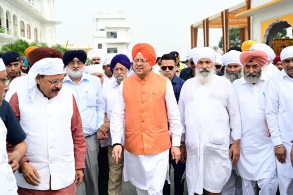 काशीपुर, 09 सितंबर 2025 – (समय बोल रहा) – उत्तराखंड के मुख्यमंत्री श्री पुष्कर सिंह धामी आज काशीपुर के ऐतिहासिक ननकाना साहिब बड़ा गुरुद्वारा पहुंचे। उन्होंने मत्था टेककर प्रदेश की सुख-समृद्धि और खुशहाली की कामना की। यह दौरा गुरु तेग बहादुर जी के 350वें शहीदी दिवस के अवसर पर आयोजित नगर कीर्तन (पदयात्रा) के स्वागत के लिए था। मुख्यमंत्री ने नगर कीर्तन में आए सभी संगत सदस्यों और उपस्थित महानुभावों का देवभूमि उत्तराखंड के समस्त नागरिकों की ओर से हार्दिक स्वागत और अभिनंदन किया। मुख्यमंत्री ने अपने संबोधन में कहा कि यह उनका सौभाग्य है कि उन्हें गुरु तेग बहादुर जी के 350वें शहीदी दिवस के पावन अवसर पर इस शहीदी नगर कीर्तन यात्रा की संगत का हिस्सा बनने का अवसर मिला। उन्होंने इस यात्रा को "केवल एक नगर कीर्तन यात्रा नहीं, बल्कि आस्था, एकता और गुरु साहिब के संदेश को जन-जन तक पहुंचाने का पवित्र अभियान" बताया। यह यात्रा असम के श्री धोबड़ी साहिब से शुरू होकर विभिन्न राज्यों से होते हुए लगभग 2500 किलोमीटर का सफर तय कर श्री आनंदपुर साहिब में पूर्ण होगी। गुरु तेग बहादुर जी का अतुल्य बलिदान श्री धामी ने गुरु तेग बहादुर जी के जीवन पर प्रकाश डालते हुए उनके अतुल्य बलिदान को याद किया। उन्होंने कहा कि गुरु तेग बहादुर जी ने उस संकटपूर्ण कालखंड में अपने प्राणों की आहुति दी, जब हमारे देश की संस्कृति, धर्म और आत्मसम्मान पर गंभीर खतरा मंडरा रहा था। उन्होंने बताया कि मात्र 14 वर्ष की अल्पायु में ही गुरु जी ने मुगलों के खिलाफ युद्ध में अद्वितीय वीरता का परिचय दिया, जिससे प्रभावित होकर उनके पिता ने उनका नाम "तेग बहादुर" यानी "तलवार का धनी" रखा था। उन्होंने कहा कि गुरु तेग बहादुर जी ने कश्मीरी पंडितों पर हो रहे अत्याचार के खिलाफ आवाज बुलंद करते हुए औरंगजेब के षड्यंत्र का सामना किया। उन्हें "हिंद दी चादर" कहकर सम्मानित किया, जिन्होंने धर्म की रक्षा के लिए अपना शीश दे दिया, लेकिन सिर नहीं झुकाया। सिख समाज के लिए पीएम मोदी की पहल मुख्यमंत्री धामी ने प्रधानमंत्री श्री नरेन्द्र मोदी के नेतृत्व की सराहना करते हुए कहा कि पीएम मोदी ने सिख समाज की बहुत सी मांगों को पूरा करने का कार्य किया है। उन्होंने करतारपुर साहिब कॉरिडोर का निर्माण, लंगर से सभी करों को हटाना, श्री हरमंदिर साहिब को एफसीआरए पंजीकरण की स्वीकृति देना, वीर बाल दिवस की घोषणा और 1984 के दंगों के पीड़ितों को न्याय दिलाने जैसी कई महत्वपूर्ण पहलों का उल्लेख किया। उन्होंने यह भी बताया कि पीएम मोदी के सहयोग से गोविंद घाट से हेमकुंड साहिब तक 12.5 किलोमीटर लंबे रोपवे का निर्माण किया जा रहा है, जिससे श्रद्धालुओं की यात्रा सिर्फ 45 मिनट में पूरी हो सकेगी। उत्तराखंड के विकास का रोडमैप और सरकार की नीतियां मुख्यमंत्री ने उत्तराखंड को देश का अग्रणी राज्य बनाने के लिए अपनी सरकार के प्रयासों का भी जिक्र किया। उन्होंने कहा कि उनकी सरकार ने राज्य हित में कई ऐतिहासिक निर्णय लिए हैं, जैसे देश में सबसे पहले समान नागरिक संहिता को लागू करना, और सबसे प्रभावी नकल विरोधी कानून लाना, जिससे पिछले साढ़े तीन वर्षों में 24 हजार से अधिक युवाओं को सरकारी नौकरियां मिली हैं। उन्होंने 'लैंड जिहाद' पर कड़ी कार्रवाई करते हुए 9 हजार एकड़ से अधिक सरकारी भूमि को मुक्त कराने का भी उल्लेख किया। इसके अलावा, उन्होंने 250 से अधिक अवैध मदरसों को सील करने और मदरसा बोर्ड को समाप्त करने के निर्णय के बारे में भी बताया। आर्थिक विकास के मोर्चे पर, मुख्यमंत्री ने ग्लोबल इन्वेस्टर्स समिट 2023 की सफलता का जिक्र किया, जिसमें 3.56 लाख करोड़ रुपए के निवेश समझौते हुए। उन्होंने कहा कि ईज ऑफ डूइंग बिजनेस में उत्तराखंड को 'अचीवर्स' की श्रेणी मिली है, और सतत विकास लक्ष्यों को हासिल करने के इंडेक्स में राज्य ने देश में पहला स्थान प्राप्त किया है। उन्होंने लोगों से 'स्वदेशी अपनाओ, देश को मजबूत बनाओ' के मंत्र को अपनाने का आग्रह किया। इस अवसर पर, विधायक त्रिलोक सिंह चीमा, मेयर दीपक बाली, दर्जा राज्यमंत्री अनिल कपूर डब्बू और फरजाना बेगम, पूर्व विधायक हरभजन सिंह चीमा, जिलाध्यक्ष मनोज पाल सहित कई प्रमुख जनप्रतिनिधि और अधिकारीगण उपस्थित थे। मुख्यमंत्री ने कहा कि इस तरह के संवाद कार्यक्रमों की शुरुआत काशीपुर से हुई है, जो अब पूरे प्रदेश में चलाया जाएगा।