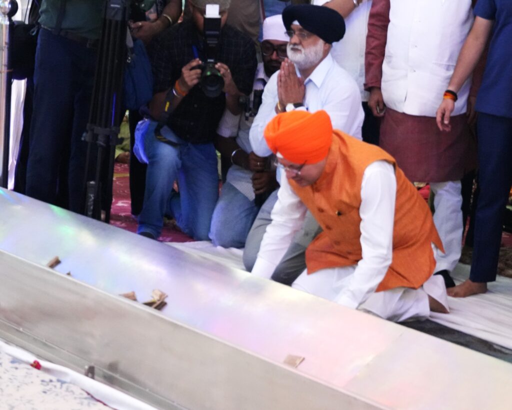 सीएम धामी का काशीपुर दौरा: ननकाना साहिब गुरुद्वारे में मत्था टेका, गुरु तेग बहादुर जी के बलिदान को किया नमन 2 WhatsApp Image 2025 09 09 at 13.37.15