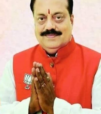 जसपुर, 13 सितंबर 2025 - ( समय बोल रहा ) - जसपुर के खिलाड़ियों और युवाओं के सपनों को पंख लगाने वाली खेल स्टेडियम परियोजना का निर्माण कार्य न होने से आहत होकर, भाजपा के पूर्व विधायक डॉ. शैलेंद्र मोहन सिंघल ने अपनी ही सरकार के खिलाफ एक अनोखा मोर्चा खोल दिया है। उन्होंने घोषणा की है कि वह 14 सितंबर को क्षेत्र के 551 खिलाड़ियों के साथ मिलकर गांधी पार्क में महात्मा गांधी की प्रतिमा के सामने एक दिवसीय उपवास रखेंगे। यह विरोध प्रदर्शन सुबह 10 बजे से शाम 5 बजे तक चलेगा, जिसका उद्देश्य सरकार का ध्यान इस महत्वपूर्ण और लंबित परियोजना की ओर खींचना है। लंबी प्रतीक्षा और अधूरे वादे शुक्रवार को अपने कार्यालय में आयोजित एक पत्रकार वार्ता में डॉ. सिंघल ने इस मुद्दे की पूरी कहानी बताई। उन्होंने कहा कि यह परियोजना कोई नई नहीं है, बल्कि इसकी मांग और घोषणा 2014 की है। उस समय वह विधायक थे और उनकी मांग पर तत्कालीन मुख्यमंत्री हरीश रावत ने सूत मिल की खाली पड़ी सात एकड़ भूमि में एक भव्य खेल स्टेडियम बनाने की घोषणा की थी। इसी के साथ, स्टेडियम की चारदीवारी के लिए एक करोड़ रुपये की राशि भी अवमुक्त की गई थी। डॉ. सिंघल ने बताया कि उस राशि से दीवार तो बन गई, लेकिन उसके बाद से परियोजना पूरी तरह से ठप्प पड़ी है। इसका मुख्य कारण सिडकुल से खेल विभाग को जमीन का हस्तांतरण न होना है। उन्होंने कहा कि यह एक प्रशासनिक लापरवाही है, जिसके कारण नौ साल से अधिक समय बीत जाने के बाद भी निर्माण कार्य शुरू नहीं हो पाया। सरकार पर वादाखिलाफी का आरोप पूर्व विधायक ने अपनी ही सरकार से इस मुद्दे पर निराशा जाहिर की। उन्होंने कहा कि सत्ता में आने के बाद से उन्होंने कई बार इस विषय में मुख्यमंत्री से लेकर अन्य वरिष्ठ मंत्रियों से बात की, लेकिन कोई नतीजा नहीं निकला। उन्होंने क्षेत्र के सांसद अजय भट्ट से भी इस समस्या को हल करने की मांग की, लेकिन कोई ठोस आश्वासन नहीं मिला। डॉ. सिंघल ने कहा, "यह मेरे लिए व्यक्तिगत निराशा का विषय है। मैंने अपने कार्यकाल में इस परियोजना के लिए अथक प्रयास किए, लेकिन यह देखकर दुख होता है कि अपनी ही सरकार इस वादे को पूरा करने में असफल रही है। हम सरकार का विरोध नहीं कर रहे हैं, बल्कि हम चाहते हैं कि सरकार हमारे युवाओं के सपनों को समझे और इस परियोजना को जल्द से जल्द पूरा करे।" खिलाड़ियों का समर्थन और प्रतीकात्मक उपवास इस विरोध प्रदर्शन में 551 खिलाड़ियों का शामिल होना यह दर्शाता है कि यह मुद्दा कितना महत्वपूर्ण है। यह संख्या प्रतीकात्मक है और खिलाड़ियों के बीच मौजूद आक्रोश और निराशा को दर्शाती है। उपवास का यह कदम गांधीवादी सिद्धांतों पर आधारित है, जो सरकार को शांतिपूर्ण तरीके से अपनी मांग मनवाने के लिए दबाव बनाने का एक तरीका है। यह उपवास केवल एक विरोध प्रदर्शन नहीं, बल्कि जसपुर के खेल समुदाय की आवाज है। यह उम्मीद की जाती है कि यह कदम सरकार को इस परियोजना को गंभीरता से लेने के लिए मजबूर करेगा और जल्द ही इस भूमि का हस्तांतरण कर स्टेडियम का निर्माण कार्य शुरू किया जाएगा, ताकि जसपुर के युवाओं को अपनी प्रतिभा निखारने का अवसर मिल सके।