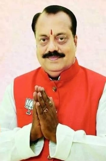 अपनी ही सरकार के खिलाफ पूर्व विधायक का मोर्चा: जसपुर में खेल स्टेडियम की मांग को लेकर उपवास 1 जसपुर, 13 सितंबर 2025 - ( समय बोल रहा ) - जसपुर के खिलाड़ियों और युवाओं के सपनों को पंख लगाने वाली खेल स्टेडियम परियोजना का निर्माण कार्य न होने से आहत होकर, भाजपा के पूर्व विधायक डॉ. शैलेंद्र मोहन सिंघल ने अपनी ही सरकार के खिलाफ एक अनोखा मोर्चा खोल दिया है। उन्होंने घोषणा की है कि वह 14 सितंबर को क्षेत्र के 551 खिलाड़ियों के साथ मिलकर गांधी पार्क में महात्मा गांधी की प्रतिमा के सामने एक दिवसीय उपवास रखेंगे। यह विरोध प्रदर्शन सुबह 10 बजे से शाम 5 बजे तक चलेगा, जिसका उद्देश्य सरकार का ध्यान इस महत्वपूर्ण और लंबित परियोजना की ओर खींचना है। लंबी प्रतीक्षा और अधूरे वादे शुक्रवार को अपने कार्यालय में आयोजित एक पत्रकार वार्ता में डॉ. सिंघल ने इस मुद्दे की पूरी कहानी बताई। उन्होंने कहा कि यह परियोजना कोई नई नहीं है, बल्कि इसकी मांग और घोषणा 2014 की है। उस समय वह विधायक थे और उनकी मांग पर तत्कालीन मुख्यमंत्री हरीश रावत ने सूत मिल की खाली पड़ी सात एकड़ भूमि में एक भव्य खेल स्टेडियम बनाने की घोषणा की थी। इसी के साथ, स्टेडियम की चारदीवारी के लिए एक करोड़ रुपये की राशि भी अवमुक्त की गई थी। डॉ. सिंघल ने बताया कि उस राशि से दीवार तो बन गई, लेकिन उसके बाद से परियोजना पूरी तरह से ठप्प पड़ी है। इसका मुख्य कारण सिडकुल से खेल विभाग को जमीन का हस्तांतरण न होना है। उन्होंने कहा कि यह एक प्रशासनिक लापरवाही है, जिसके कारण नौ साल से अधिक समय बीत जाने के बाद भी निर्माण कार्य शुरू नहीं हो पाया। सरकार पर वादाखिलाफी का आरोप पूर्व विधायक ने अपनी ही सरकार से इस मुद्दे पर निराशा जाहिर की। उन्होंने कहा कि सत्ता में आने के बाद से उन्होंने कई बार इस विषय में मुख्यमंत्री से लेकर अन्य वरिष्ठ मंत्रियों से बात की, लेकिन कोई नतीजा नहीं निकला। उन्होंने क्षेत्र के सांसद अजय भट्ट से भी इस समस्या को हल करने की मांग की, लेकिन कोई ठोस आश्वासन नहीं मिला। डॉ. सिंघल ने कहा, "यह मेरे लिए व्यक्तिगत निराशा का विषय है। मैंने अपने कार्यकाल में इस परियोजना के लिए अथक प्रयास किए, लेकिन यह देखकर दुख होता है कि अपनी ही सरकार इस वादे को पूरा करने में असफल रही है। हम सरकार का विरोध नहीं कर रहे हैं, बल्कि हम चाहते हैं कि सरकार हमारे युवाओं के सपनों को समझे और इस परियोजना को जल्द से जल्द पूरा करे।" खिलाड़ियों का समर्थन और प्रतीकात्मक उपवास इस विरोध प्रदर्शन में 551 खिलाड़ियों का शामिल होना यह दर्शाता है कि यह मुद्दा कितना महत्वपूर्ण है। यह संख्या प्रतीकात्मक है और खिलाड़ियों के बीच मौजूद आक्रोश और निराशा को दर्शाती है। उपवास का यह कदम गांधीवादी सिद्धांतों पर आधारित है, जो सरकार को शांतिपूर्ण तरीके से अपनी मांग मनवाने के लिए दबाव बनाने का एक तरीका है। यह उपवास केवल एक विरोध प्रदर्शन नहीं, बल्कि जसपुर के खेल समुदाय की आवाज है। यह उम्मीद की जाती है कि यह कदम सरकार को इस परियोजना को गंभीरता से लेने के लिए मजबूर करेगा और जल्द ही इस भूमि का हस्तांतरण कर स्टेडियम का निर्माण कार्य शुरू किया जाएगा, ताकि जसपुर के युवाओं को अपनी प्रतिभा निखारने का अवसर मिल सके।