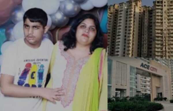 ग्रेटर नोएडा, 13 सितंबर 2025 - ( समय बोल रहा ) - ग्रेटर नोएडा वेस्ट की ऐस सिटी सोसाइटी शनिवार को उस समय सदमे में डूब गई जब एक मां और उसके 11 साल के बेटे ने 13वीं मंजिल से छलांग लगा दी। इस दर्दनाक घटना में दोनों की मौके पर ही मौत हो गई। मृतकों की पहचान 37 वर्षीय साक्षी चावला और उनके बेटे दक्ष चावला के रूप में हुई है। इस घटना ने पूरे सोसाइटी परिसर में मातम और हैरानी का माहौल बना दिया है। क्या हुआ पुलिस की प्रारंभिक जांच के मुताबिक, यह दुखद घटना सुबह करीब 9 बजे हुई। साक्षी के पति दर्पण चावला ने उन्हें बेटे को दवा देने के लिए कहा था। दवा देने के बाद साक्षी बेटे को बालकनी में टहलाने लगीं और कुछ ही देर में दोनों ने 13वीं मंजिल से छलांग लगा दी। सोसाइटी के लोगों ने तुरंत पुलिस को सूचना दी। मौके पर पहुंची पुलिस ने शवों को कब्जे में लेकर पोस्टमार्टम के लिए भेजा। घटना के बाद पूरे परिवार और सोसाइटी में मातम का माहौल है। परिवार के करीबी लोगों के मुताबिक पड़ोसियों और परिवार के करीबी लोगों ने पुलिस को बताया कि साक्षी लंबे समय से तनाव में थीं। वह अक्सर कहती थीं कि उनकी जिंदगी बहुत कठिन हो गई है। उनके बेटे दक्ष की मानसिक हालत ठीक नहीं थी और उसका लंबे समय से इलाज चल रहा था। वह स्कूल भी नहीं जाता था और पूरी तरह से दवाइयों पर निर्भर था। बेटे की बीमारी और इलाज में कोई सुधार न होने से साक्षी लगातार मानसिक दबाव और परेशानी झेल रही थीं, जिसे इस दुखद कदम की वजह माना जा रहा है। पुलिस की जांच जारी पुलिस को मौके से एक सुसाइड नोट भी मिला है, जिसे साक्षी ने अपने पति दर्पण चावला के नाम लिखा था। इस नोट में उन्होंने लिखा है, "हम दुनिया छोड़ रहे हैं… सॉरी। हम तुम्हें अब और परेशान नहीं करना चाहते। हमारी वजह से तुम्हारी जिंदगी खराब न हो। हमारी मौत का जिम्मेदार कोई नहीं है।" एडीसीपी सेंट्रल नोएडा शैव्या गोयल ने बताया कि सुसाइड नोट की लिखावट की जांच के लिए हैंडराइटिंग एक्सपर्ट्स को भेजा गया है। इसके अलावा, पुलिस मामले की जांच हर पहलू से कर रही है ताकि यह सुनिश्चित किया जा सके कि कहीं इसके पीछे कोई और वजह तो नहीं है। यह परिवार मूल रूप से उत्तराखंड के नगर पंचायत गढ़ी नेगी का निवासी है। फिलहाल, वे ऐस सिटी सोसाइटी के फ्लैट नंबर E-1309 में रह रहे थे। इस घटना ने पूरे इलाके में एक गहरा सदमा और दुख का माहौल बना दिया है।
