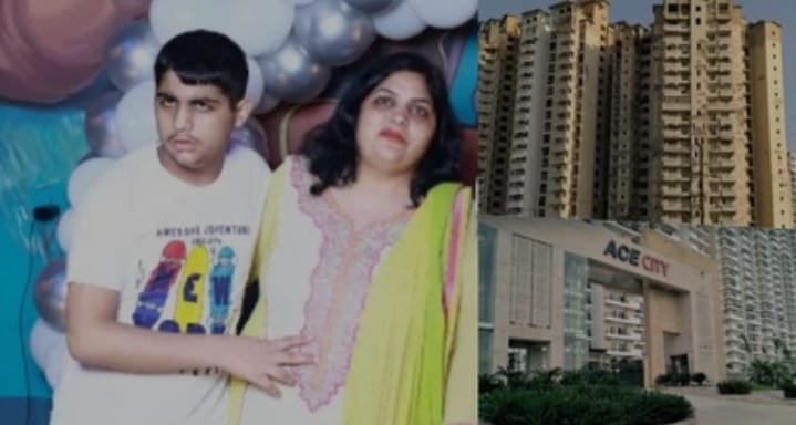 ग्रेटर नोएडा में हादसा: उत्तराखंड के नगर पंचायत गढ़ीनेगी के मां-बेटे की मौत 1 ग्रेटर नोएडा, 13 सितंबर 2025 - ( समय बोल रहा ) - ग्रेटर नोएडा वेस्ट की ऐस सिटी सोसाइटी शनिवार को उस समय सदमे में डूब गई जब एक मां और उसके 11 साल के बेटे ने 13वीं मंजिल से छलांग लगा दी। इस दर्दनाक घटना में दोनों की मौके पर ही मौत हो गई। मृतकों की पहचान 37 वर्षीय साक्षी चावला और उनके बेटे दक्ष चावला के रूप में हुई है। इस घटना ने पूरे सोसाइटी परिसर में मातम और हैरानी का माहौल बना दिया है। क्या हुआ पुलिस की प्रारंभिक जांच के मुताबिक, यह दुखद घटना सुबह करीब 9 बजे हुई। साक्षी के पति दर्पण चावला ने उन्हें बेटे को दवा देने के लिए कहा था। दवा देने के बाद साक्षी बेटे को बालकनी में टहलाने लगीं और कुछ ही देर में दोनों ने 13वीं मंजिल से छलांग लगा दी। सोसाइटी के लोगों ने तुरंत पुलिस को सूचना दी। मौके पर पहुंची पुलिस ने शवों को कब्जे में लेकर पोस्टमार्टम के लिए भेजा। घटना के बाद पूरे परिवार और सोसाइटी में मातम का माहौल है। परिवार के करीबी लोगों के मुताबिक पड़ोसियों और परिवार के करीबी लोगों ने पुलिस को बताया कि साक्षी लंबे समय से तनाव में थीं। वह अक्सर कहती थीं कि उनकी जिंदगी बहुत कठिन हो गई है। उनके बेटे दक्ष की मानसिक हालत ठीक नहीं थी और उसका लंबे समय से इलाज चल रहा था। वह स्कूल भी नहीं जाता था और पूरी तरह से दवाइयों पर निर्भर था। बेटे की बीमारी और इलाज में कोई सुधार न होने से साक्षी लगातार मानसिक दबाव और परेशानी झेल रही थीं, जिसे इस दुखद कदम की वजह माना जा रहा है। पुलिस की जांच जारी पुलिस को मौके से एक सुसाइड नोट भी मिला है, जिसे साक्षी ने अपने पति दर्पण चावला के नाम लिखा था। इस नोट में उन्होंने लिखा है, "हम दुनिया छोड़ रहे हैं… सॉरी। हम तुम्हें अब और परेशान नहीं करना चाहते। हमारी वजह से तुम्हारी जिंदगी खराब न हो। हमारी मौत का जिम्मेदार कोई नहीं है।" एडीसीपी सेंट्रल नोएडा शैव्या गोयल ने बताया कि सुसाइड नोट की लिखावट की जांच के लिए हैंडराइटिंग एक्सपर्ट्स को भेजा गया है। इसके अलावा, पुलिस मामले की जांच हर पहलू से कर रही है ताकि यह सुनिश्चित किया जा सके कि कहीं इसके पीछे कोई और वजह तो नहीं है। यह परिवार मूल रूप से उत्तराखंड के नगर पंचायत गढ़ी नेगी का निवासी है। फिलहाल, वे ऐस सिटी सोसाइटी के फ्लैट नंबर E-1309 में रह रहे थे। इस घटना ने पूरे इलाके में एक गहरा सदमा और दुख का माहौल बना दिया है।