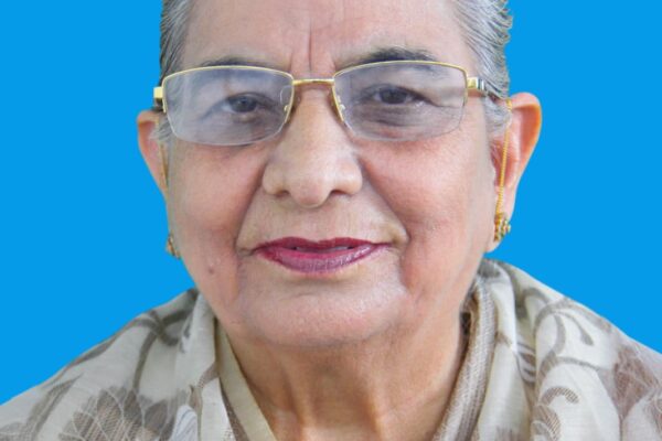 निरंकारी मिशन की उप-प्रधान राज वासदेव ब्रह्मलीन: मिशन को समर्पित रहा पूरा जीवन काशीपुर, 15 सितंबर 2025 – (रिपोर्ट: समय बोल रहा ) – निरंकारी मिशन की उप-प्रधान और मिशन के इतिहास में एक प्रेरणादायी अध्याय बनी पूजनीय राज वासदेव अब निरंकार प्रभु में ब्रह्मलीन हो गई हैं। 12 सितंबर की देर रात्रि को, उन्होंने अपने गुरु चरणों में सेवा करते हुए अंतिम सांस ली। उनका जीवन त्याग, तपस्या और संपूर्ण समर्पण का प्रतीक रहा। मिशन के सभी अनुयायी उनके निधन से गहरे शोक में हैं। उनकी अंतिम यात्रा 13 सितंबर को दिल्ली में संपन्न हुई, और उनकी सेवाओं को याद करने के लिए 14 सितंबर को एक विशेष 'प्रेरणा दिवस' का आयोजन किया गया। एक समर्पित जीवन की यात्रा राज वासदेव का जन्म 5 मई 1941 को पेशावर, पाकिस्तान में हुआ था। उनका मूल नाम रजिन्दर कौर था। गुरु परिवार से बचपन से ही जुड़ाव के कारण वे एक समर्पित गुरूसिख थीं। बाद में, उनका विवाह वासदेव सिंह से हुआ और लेखन तथा सेवाओं के क्षेत्र में वह राज वासदेव के नाम से प्रसिद्ध हुईं, जो उनकी पहचान बन गया। उन्होंने शहंशाह बाबा अवतार सिंह से ब्रह्मज्ञान प्राप्त किया और उनका पूरा परिवार ही निरंकारी मिशन के रंग में पूर्णतः रंगा हुआ था। यही कारण था कि उनकी सोच और कर्म में समर्पित भाव, निर्भयता और इश्क हकीकी का जुनून स्पष्ट दिखाई देता था। शिक्षा के प्रति उनके समर्पण ने उन्हें जीवन के हर क्षेत्र में उत्कृष्टता दिलाई। उन्होंने अपनी प्रारंभिक शिक्षा अंबाला कैंट के खालसा हाई स्कूल में प्राप्त की और होम नर्सिंग प्रतियोगिता में सफलता हासिल की। मैट्रिक के बाद, उन्होंने अंबाला कैंट के पंजाब नेशनल स्कूल में शिक्षिका के रूप में कार्य करना शुरू किया। अपनी पढ़ाई जारी रखते हुए उन्होंने अंग्रेजी में एम.ए. किया और बाद में होशियारपुर के देव कॉलेज में अंग्रेजी की प्रोफेसर बन गईं। जीवन में अनेक बार विषम परिस्थितियों का सामना करते हुए भी वे कभी नहीं रुकीं, जिसने उनके व्यक्तित्व में अदम्य साहस और तपस्या की झलक बनाए रखी। सेवा और नेतृत्व का नया अध्याय राज वासदेव ने मिशन के प्रचार-प्रसार को अपने जीवन का उद्देश्य बना लिया। उनका मानना था कि मिशन का हर बच्चा एक प्रचारक बने, और इसी उद्देश्य के साथ उन्होंने देश-विदेश में सत्संग और आध्यात्मिक जागरूकता का कार्य किया। 1990 से उन्होंने मिशन की पत्रिकाओं और प्रकाशनों में नियमित रूप से योगदान देना शुरू किया। उनके लेखन की शैली सरल, गहन और हृदयस्पर्शी थी, जो पाठकों को मिशन की शिक्षाओं से गहराई से जोड़ देती थी। उनकी लगन और समर्पण को देखते हुए, सतगुरु बाबा हरदेव सिंह ने 2002 की जनरल बॉडी मीटिंग में उन्हें संत निरंकारी मंडल की कार्यकारिणी समिति में एडिशनल मेंबर इंचार्ज नियुक्त किया। यह ऐतिहासिक क्षण था, क्योंकि वे इस समिति की पहली महिला सदस्य बनीं, जिसने मिशन में महिलाओं की सक्रिय भागीदारी को एक नया आयाम दिया। 2005 से 2009 तक, उन्हें प्रकाशन विभाग और मिशन के पब्लिक स्कूलों की सेवाएं सौंपी गईं, जिसे उन्होंने बड़ी ही निष्ठा और कुशलता से निभाया। 2013 में उन्हें प्रचार विभाग की जिम्मेदारी दी गई और उसी वर्ष उनके नेतृत्व में मिशन का प्रथम महिला संत समागम पूजनीय निरंकारी राजमाता कुलवंत कौर की अध्यक्षता में सम्पन्न हुआ। यह आयोजन मिशन की महिलाओं के लिए एक नई प्रेरणा बना। 2015 में उनके मार्गदर्शन में पहला अंग्रेजी माध्यम समागम आयोजित किया गया, जिसका विषय "Youth Guided by Truth" था, और इसमें सतगुरु बाबा हरदेव सिंह की पावन उपस्थिति रही। युवाओं को मिशन से जोड़ने के लिए उन्होंने कई कार्यशालाएं और प्रशिक्षण सत्र आयोजित किए, जो आज भी उनके योगदान की अमिट छाप छोड़ते हैं। उप-प्रधान के रूप में अंतिम सेवा उनकी सेवाओं का यह सिलसिला यहीं नहीं रुका। वर्ष 2018 में उन्हें ब्रांच प्रशासन विभाग की जिम्मेदारी दी गई, जिसमें हरियाणा, राजस्थान और गुजरात जैसे बड़े राज्यों का समावेश था। 2019 में मध्यप्रदेश और छत्तीसगढ़ की शाखा प्रशासन सेवा भी उन्हें सौंपी गई। अंततः, 2022 में सतगुरु माता सुदीक्षा महाराज द्वारा उन्हें संत निरंकारी मंडल की उप-प्रधान नियुक्त किया गया। उन्होंने जीवन की अंतिम सांस तक इस दायित्व को पूर्ण निष्ठा से निभाया। राज वासदेव सदैव सतगुरु के आदेशों के प्रति समर्पित रहीं। उनके कार्यों में कोई प्रदर्शन नहीं, बल्कि निष्काम सेवा का भाव था। वे हर सेवा को अपना सौभाग्य मानकर निभाती थीं। उनका जीवन न केवल एक साधिका का जीवन था, बल्कि मिशन की आत्मा से जुड़े एक ऐसे तपस्विनी व्यक्तित्व की कहानी है, जो युगों तक स्मरणीय रहेगी। उनका अंतिम संस्कार 13 सितंबर को निगम बोध घाट, दिल्ली में किया गया। उनकी प्रेरणादायी सेवाओं और जीवन को याद करने के लिए निरंकारी मीडिया प्रभारी प्रकाश खेड़ा ने बताया कि सतगुरु माता सुदीक्षा महाराज के आशीर्वाद से, निरंकारी राजपिता रमित की अध्यक्षता में 'प्रेरणा दिवस' का आयोजन 14 सितंबर 2025 को ग्राउंड नंबर 8, बुराड़ी रोड, दिल्ली में किया गया। इस अवसर पर मिशन के संतजन उनके प्रेरणादायी जीवन से सीख लेते हुए श्रद्धासुमन अर्पित किए।