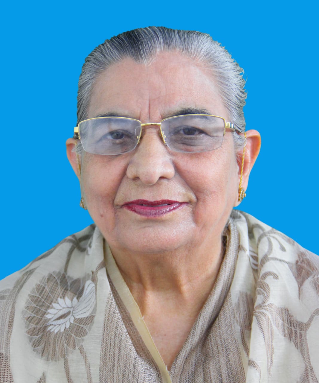 निरंकारी मिशन की उप-प्रधान राज वासदेव ब्रह्मलीन: मिशन को समर्पित रहा पूरा जीवन 1 काशीपुर, 15 सितंबर 2025 – (रिपोर्ट: समय बोल रहा ) – निरंकारी मिशन की उप-प्रधान और मिशन के इतिहास में एक प्रेरणादायी अध्याय बनी पूजनीय राज वासदेव अब निरंकार प्रभु में ब्रह्मलीन हो गई हैं। 12 सितंबर की देर रात्रि को, उन्होंने अपने गुरु चरणों में सेवा करते हुए अंतिम सांस ली। उनका जीवन त्याग, तपस्या और संपूर्ण समर्पण का प्रतीक रहा। मिशन के सभी अनुयायी उनके निधन से गहरे शोक में हैं। उनकी अंतिम यात्रा 13 सितंबर को दिल्ली में संपन्न हुई, और उनकी सेवाओं को याद करने के लिए 14 सितंबर को एक विशेष 'प्रेरणा दिवस' का आयोजन किया गया। एक समर्पित जीवन की यात्रा राज वासदेव का जन्म 5 मई 1941 को पेशावर, पाकिस्तान में हुआ था। उनका मूल नाम रजिन्दर कौर था। गुरु परिवार से बचपन से ही जुड़ाव के कारण वे एक समर्पित गुरूसिख थीं। बाद में, उनका विवाह वासदेव सिंह से हुआ और लेखन तथा सेवाओं के क्षेत्र में वह राज वासदेव के नाम से प्रसिद्ध हुईं, जो उनकी पहचान बन गया। उन्होंने शहंशाह बाबा अवतार सिंह से ब्रह्मज्ञान प्राप्त किया और उनका पूरा परिवार ही निरंकारी मिशन के रंग में पूर्णतः रंगा हुआ था। यही कारण था कि उनकी सोच और कर्म में समर्पित भाव, निर्भयता और इश्क हकीकी का जुनून स्पष्ट दिखाई देता था। शिक्षा के प्रति उनके समर्पण ने उन्हें जीवन के हर क्षेत्र में उत्कृष्टता दिलाई। उन्होंने अपनी प्रारंभिक शिक्षा अंबाला कैंट के खालसा हाई स्कूल में प्राप्त की और होम नर्सिंग प्रतियोगिता में सफलता हासिल की। मैट्रिक के बाद, उन्होंने अंबाला कैंट के पंजाब नेशनल स्कूल में शिक्षिका के रूप में कार्य करना शुरू किया। अपनी पढ़ाई जारी रखते हुए उन्होंने अंग्रेजी में एम.ए. किया और बाद में होशियारपुर के देव कॉलेज में अंग्रेजी की प्रोफेसर बन गईं। जीवन में अनेक बार विषम परिस्थितियों का सामना करते हुए भी वे कभी नहीं रुकीं, जिसने उनके व्यक्तित्व में अदम्य साहस और तपस्या की झलक बनाए रखी। सेवा और नेतृत्व का नया अध्याय राज वासदेव ने मिशन के प्रचार-प्रसार को अपने जीवन का उद्देश्य बना लिया। उनका मानना था कि मिशन का हर बच्चा एक प्रचारक बने, और इसी उद्देश्य के साथ उन्होंने देश-विदेश में सत्संग और आध्यात्मिक जागरूकता का कार्य किया। 1990 से उन्होंने मिशन की पत्रिकाओं और प्रकाशनों में नियमित रूप से योगदान देना शुरू किया। उनके लेखन की शैली सरल, गहन और हृदयस्पर्शी थी, जो पाठकों को मिशन की शिक्षाओं से गहराई से जोड़ देती थी। उनकी लगन और समर्पण को देखते हुए, सतगुरु बाबा हरदेव सिंह ने 2002 की जनरल बॉडी मीटिंग में उन्हें संत निरंकारी मंडल की कार्यकारिणी समिति में एडिशनल मेंबर इंचार्ज नियुक्त किया। यह ऐतिहासिक क्षण था, क्योंकि वे इस समिति की पहली महिला सदस्य बनीं, जिसने मिशन में महिलाओं की सक्रिय भागीदारी को एक नया आयाम दिया। 2005 से 2009 तक, उन्हें प्रकाशन विभाग और मिशन के पब्लिक स्कूलों की सेवाएं सौंपी गईं, जिसे उन्होंने बड़ी ही निष्ठा और कुशलता से निभाया। 2013 में उन्हें प्रचार विभाग की जिम्मेदारी दी गई और उसी वर्ष उनके नेतृत्व में मिशन का प्रथम महिला संत समागम पूजनीय निरंकारी राजमाता कुलवंत कौर की अध्यक्षता में सम्पन्न हुआ। यह आयोजन मिशन की महिलाओं के लिए एक नई प्रेरणा बना। 2015 में उनके मार्गदर्शन में पहला अंग्रेजी माध्यम समागम आयोजित किया गया, जिसका विषय "Youth Guided by Truth" था, और इसमें सतगुरु बाबा हरदेव सिंह की पावन उपस्थिति रही। युवाओं को मिशन से जोड़ने के लिए उन्होंने कई कार्यशालाएं और प्रशिक्षण सत्र आयोजित किए, जो आज भी उनके योगदान की अमिट छाप छोड़ते हैं। उप-प्रधान के रूप में अंतिम सेवा उनकी सेवाओं का यह सिलसिला यहीं नहीं रुका। वर्ष 2018 में उन्हें ब्रांच प्रशासन विभाग की जिम्मेदारी दी गई, जिसमें हरियाणा, राजस्थान और गुजरात जैसे बड़े राज्यों का समावेश था। 2019 में मध्यप्रदेश और छत्तीसगढ़ की शाखा प्रशासन सेवा भी उन्हें सौंपी गई। अंततः, 2022 में सतगुरु माता सुदीक्षा महाराज द्वारा उन्हें संत निरंकारी मंडल की उप-प्रधान नियुक्त किया गया। उन्होंने जीवन की अंतिम सांस तक इस दायित्व को पूर्ण निष्ठा से निभाया। राज वासदेव सदैव सतगुरु के आदेशों के प्रति समर्पित रहीं। उनके कार्यों में कोई प्रदर्शन नहीं, बल्कि निष्काम सेवा का भाव था। वे हर सेवा को अपना सौभाग्य मानकर निभाती थीं। उनका जीवन न केवल एक साधिका का जीवन था, बल्कि मिशन की आत्मा से जुड़े एक ऐसे तपस्विनी व्यक्तित्व की कहानी है, जो युगों तक स्मरणीय रहेगी। उनका अंतिम संस्कार 13 सितंबर को निगम बोध घाट, दिल्ली में किया गया। उनकी प्रेरणादायी सेवाओं और जीवन को याद करने के लिए निरंकारी मीडिया प्रभारी प्रकाश खेड़ा ने बताया कि सतगुरु माता सुदीक्षा महाराज के आशीर्वाद से, निरंकारी राजपिता रमित की अध्यक्षता में 'प्रेरणा दिवस' का आयोजन 14 सितंबर 2025 को ग्राउंड नंबर 8, बुराड़ी रोड, दिल्ली में किया गया। इस अवसर पर मिशन के संतजन उनके प्रेरणादायी जीवन से सीख लेते हुए श्रद्धासुमन अर्पित किए।