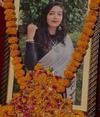 काशीपुर, 14 सितंबर 2025 - ( समय बोल रहा ) - काशीपुर की प्रतिभाशाली पत्रकार, कवयित्री और समाजसेवी स्वर्गीय अनुश्री भारद्वाज की प्रथम पुण्यतिथि पर उन्हें भावभीनी श्रद्धांजलि दी गई। उनकी समाजसेवी संस्था 'प्रकृति हमारी धरोहर' के तत्वावधान में जसपुर खुर्द स्थित गार्डन में एक श्रद्धांजलि सभा का आयोजन किया गया, जिसमें काशीपुर के सामाजिक, पत्रकारिता और शैक्षणिक जगत के कई गणमान्य व्यक्तियों ने हिस्सा लिया। संघर्ष और सफलता की कहानी अनुश्री भारद्वाज को याद करते हुए, वक्ताओं ने उनके संघर्षशील जीवन और पत्रकारिता तथा साहित्य जगत में उनकी विशिष्ट पहचान बनाने के कठिन परिश्रम पर प्रकाश डाला। उन्होंने कहा कि अनुश्री ने अपनी प्रतिभा और लगन के बल पर एक मुकाम हासिल किया और वे काशीपुर की बेटियों और बच्चों के लिए हमेशा प्रेरणा बनी रहेंगी। इस अवसर पर, सभी उपस्थित लोगों ने नम आँखों से अनुश्री को श्रद्धासुमन अर्पित किए और उनके योगदान को याद किया। यह सभा न केवल उनके जीवन का सम्मान करने के लिए थी, बल्कि उनके द्वारा किए गए सामाजिक कार्यों को आगे बढ़ाने के संकल्प को दोहराने के लिए भी थी। पत्रकारिता जगत को अपूरणीय क्षति श्रद्धांजलि सभा के दौरान, समाजसेवियों और पत्रकार साथियों ने कहा कि अनुश्री भारद्वाज का असमय जाना काशीपुर की पत्रकारिता जगत के लिए एक अपूरणीय क्षति है। उन्होंने कहा कि अनुश्री जैसी बहुमुखी प्रतिभा को भुलाना संभव नहीं है। उन्होंने सभी से उनकी पुण्यतिथि पर विनम्र श्रद्धांजलि अर्पित करने का आग्रह किया। सभा में उत्तराखंड एथलीट चैंपियन समिति के अध्यक्ष विजेंद्र चौधरी, समाजसेवी एवं पीसीसी सदस्य अलका पाल, काशीपुर मीडिया सेंटर के अध्यक्ष दिलप्रीत सिंह सिटी, श्याम मॉडर्न स्कूल के प्रबंधक अमित शर्मा, समाजसेवी एवं पत्रकार एम. ए. राहुल, पत्रकार जुगनू खान, मोहम्मद शमी, भागीरथ शर्मा, सुनील कोठारी, बकुल डोनाल्ड, हिमांशु ठाकुर, अनुराग भटनागर, अभिषेक बलोदी, चित्रांश सक्सेना सहित अनेक गणमान्य पत्रकार उपस्थित थे। इसके अतिरिक्त, छात्र सेवक जतिन शर्मा, रिंकु बिष्ट, अंचित शर्मा और विभिन्न महाविद्यालयों के छात्र-छात्राओं ने भी अपनी उपस्थिति दर्ज कराकर स्वर्गीय अनुश्री भारद्वाज को श्रद्धासुमन अर्पित किए। इस भावपूर्ण माहौल में, पूरा काशीपुर उन्हें नमन कर रहा था और उनकी स्मृतियों को संजो रहा था।
