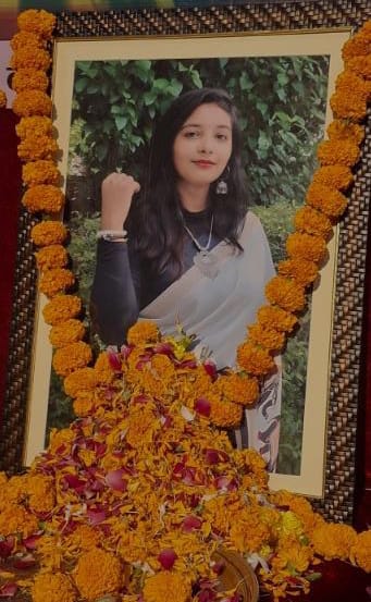 पत्रकार अनुश्री भारद्वाज को श्रद्धांजलि: काशीपुर में प्रथम पुण्यतिथि पर भावभीनी सभा 1 काशीपुर, 14 सितंबर 2025 - ( समय बोल रहा ) - काशीपुर की प्रतिभाशाली पत्रकार, कवयित्री और समाजसेवी स्वर्गीय अनुश्री भारद्वाज की प्रथम पुण्यतिथि पर उन्हें भावभीनी श्रद्धांजलि दी गई। उनकी समाजसेवी संस्था 'प्रकृति हमारी धरोहर' के तत्वावधान में जसपुर खुर्द स्थित गार्डन में एक श्रद्धांजलि सभा का आयोजन किया गया, जिसमें काशीपुर के सामाजिक, पत्रकारिता और शैक्षणिक जगत के कई गणमान्य व्यक्तियों ने हिस्सा लिया। संघर्ष और सफलता की कहानी अनुश्री भारद्वाज को याद करते हुए, वक्ताओं ने उनके संघर्षशील जीवन और पत्रकारिता तथा साहित्य जगत में उनकी विशिष्ट पहचान बनाने के कठिन परिश्रम पर प्रकाश डाला। उन्होंने कहा कि अनुश्री ने अपनी प्रतिभा और लगन के बल पर एक मुकाम हासिल किया और वे काशीपुर की बेटियों और बच्चों के लिए हमेशा प्रेरणा बनी रहेंगी। इस अवसर पर, सभी उपस्थित लोगों ने नम आँखों से अनुश्री को श्रद्धासुमन अर्पित किए और उनके योगदान को याद किया। यह सभा न केवल उनके जीवन का सम्मान करने के लिए थी, बल्कि उनके द्वारा किए गए सामाजिक कार्यों को आगे बढ़ाने के संकल्प को दोहराने के लिए भी थी। पत्रकारिता जगत को अपूरणीय क्षति श्रद्धांजलि सभा के दौरान, समाजसेवियों और पत्रकार साथियों ने कहा कि अनुश्री भारद्वाज का असमय जाना काशीपुर की पत्रकारिता जगत के लिए एक अपूरणीय क्षति है। उन्होंने कहा कि अनुश्री जैसी बहुमुखी प्रतिभा को भुलाना संभव नहीं है। उन्होंने सभी से उनकी पुण्यतिथि पर विनम्र श्रद्धांजलि अर्पित करने का आग्रह किया। सभा में उत्तराखंड एथलीट चैंपियन समिति के अध्यक्ष विजेंद्र चौधरी, समाजसेवी एवं पीसीसी सदस्य अलका पाल, काशीपुर मीडिया सेंटर के अध्यक्ष दिलप्रीत सिंह सिटी, श्याम मॉडर्न स्कूल के प्रबंधक अमित शर्मा, समाजसेवी एवं पत्रकार एम. ए. राहुल, पत्रकार जुगनू खान, मोहम्मद शमी, भागीरथ शर्मा, सुनील कोठारी, बकुल डोनाल्ड, हिमांशु ठाकुर, अनुराग भटनागर, अभिषेक बलोदी, चित्रांश सक्सेना सहित अनेक गणमान्य पत्रकार उपस्थित थे। इसके अतिरिक्त, छात्र सेवक जतिन शर्मा, रिंकु बिष्ट, अंचित शर्मा और विभिन्न महाविद्यालयों के छात्र-छात्राओं ने भी अपनी उपस्थिति दर्ज कराकर स्वर्गीय अनुश्री भारद्वाज को श्रद्धासुमन अर्पित किए। इस भावपूर्ण माहौल में, पूरा काशीपुर उन्हें नमन कर रहा था और उनकी स्मृतियों को संजो रहा था।