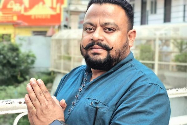 जसपुर, 22 सितंबर 2025 - ( समय बोल रहा ) - जसपुर के 35 बैलजुड़ी क्षेत्र में बिजली उपभोक्ताओं को हो रही समस्याओं को देखते हुए, अब एक बड़ी पहल शुरू की गई है। जनता की शिकायतों को गंभीरता से लेते हुए, जिला पंचायत सदस्य चरनजीत सिंह संजोता के नेतृत्व में, विद्युत विभाग ने कैंप कार्यालयों का आयोजन करने का निर्णय लिया है। इन कैंपों का उद्देश्य जनता की समस्याओं का मौके पर ही समाधान करना है, और ये कैंप कल, 23 सितंबर से विभिन्न क्षेत्रों में शुरू होंगे। कैंप का विस्तृत शेड्यूल जारी चरनजीत सिंह ने बताया कि इन कैंपों का आयोजन इसलिए किया जा रहा है ताकि उपभोक्ताओं को अपनी छोटी-छोटी समस्याओं के लिए जसपुर स्थित मुख्य कार्यालय तक के चक्कर न लगाने पड़ें। इन कैंपों का शेड्यूल इस प्रकार है: 23 सितंबर 2025 (मंगलवार): किलावाली और दुर्गापुर के लिए दुर्गापुर गुरुद्वारा में कैंप लगाया जाएगा। 24 सितंबर 2025 (बुधवार): केसीपुर, गणेशपुर और करनपुर के उपभोक्ताओं के लिए ए.एन. झा इंटर कॉलेज में कैंप आयोजित होगा। 26 सितंबर 2025 (शुक्रवार): भरतपुर, टीला और बक्सोंरा के लिए भरतपुर पंचायत भवन में कैंप आयोजित किया जाएगा। 27 सितंबर 2025 (शनिवार): बैटवाला, बैलजुड़ी और मिसरवाला के उपभोक्ताओं के लिए प्राइमरी विद्यालय बैलजुड़ी में कैंप कार्यालय लगेगा। जनता की नाराजगी के बाद लिया गया फैसला यह कदम उस समय उठाया गया है जब हाल ही में जिला पंचायत सदस्य चरनजीत सिंह ने विद्युत विभाग को कड़ी चेतावनी दी थी कि यदि उनकी मांगों पर ध्यान नहीं दिया गया तो वे धरने पर बैठेंगे। यह कैंप उसी चेतावनी का सकारात्मक परिणाम माना जा रहा है। इसका उद्देश्य बिजली बिलों में सुधार, नए कनेक्शन की प्रक्रिया में तेजी लाना और उपभोक्ताओं की अन्य शिकायतों का त्वरित निपटारा करना है। इस पहल से उम्मीद है कि क्षेत्र के हजारों लोगों को बड़ी राहत मिलेगी और बिजली विभाग तथा जनता के बीच बेहतर तालमेल स्थापित हो सकेगा। यह कदम जनप्रतिनिधियों और प्रशासन के बीच बेहतर संवाद का भी एक अच्छा उदाहरण है।