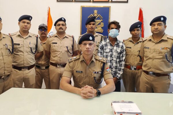 जसपुर, 17 सितंबर 2025 - (रिपोर्ट: समय बोल रहा ) - उत्तराखंड पुलिस की कार्यप्रणाली और दक्षता का एक और बड़ा उदाहरण सामने आया है। एसएसपी मणिकान्त मिश्रा के कुशल नेतृत्व में कोतवाली जसपुर पुलिस ने एक नाबालिग बच्ची के साथ दुष्कर्म और नृशंस हत्या के जघन्य मामले का खुलासा महज 12 घंटे के भीतर कर दिया। पुलिस की यह त्वरित और सटीक कार्रवाई न केवल आरोपी को सलाखों के पीछे ले आई, बल्कि समाज में फैल रही असुरक्षा की भावना को भी शांत करने का काम किया। पुलिस ने आरोपी की निशानदेही पर खून से सना ब्लेड और कपड़े भी बरामद किए हैं। दर्दनाक घटना और पुलिस का त्वरित एक्शन घटना जसपुर क्षेत्र की है, जहां एक नाबालिग बच्ची के साथ दुष्कर्म और निर्मम हत्या की सूचना मिलते ही पुलिस महकमे में हड़कंप मच गया। अपराध की गंभीरता को देखते हुए, एसएसपी मणिकान्त मिश्रा ने तुरंत एक्शन लेते हुए 10 अलग-अलग पुलिस टीमों का गठन किया। इन टीमों को तत्काल प्रभाव से आरोपी की तलाश में लगा दिया गया। पुलिस का लक्ष्य था कि आरोपी को जल्द से जल्द पकड़कर पीड़ित परिवार को न्याय दिलाया जाए और कानून का राज स्थापित किया जाए। पुलिस ने अपनी जांच की शुरुआत घटनास्थल और उसके आसपास के इलाके से की। स्थानीय लोगों और संभावित चश्मदीदों से पूछताछ की गई। पुलिस के लिए सबसे बड़ी चुनौती कम समय में आरोपी की पहचान करना था, क्योंकि अपराध को बड़ी ही चालाकी से अंजाम दिया गया था। बच्ची के रोने की आवाज बनी अहम सुराग जांच के दौरान पुलिस की एक टीम ने एक बेहद अहम जानकारी जुटाई। पड़ोसियों ने बताया कि घटना की रात उन्होंने एक बच्ची के रोने की आवाज सुनी थी, जो बाद में अचानक बंद हो गई। पुलिस ने इस जानकारी को गंभीरता से लेते हुए, उन सभी घरों और रास्तों की गहन तलाशी शुरू की जहां से यह आवाज आई हो सकती थी। पुलिस की पारखी नजर ने एक ऐसे संदिग्ध पर फोकस किया, जिसकी गतिविधियां सामान्य नहीं लग रही थीं और जिसका बर्ताव पुलिस को देखकर बदल रहा था। जब पुलिस ने उस व्यक्ति से पूछताछ की, तो वह घबरा गया और पुलिस के सवालों का सही से जवाब नहीं दे पाया। पुलिस का शक पुख्ता हो गया और सख्ती से पूछताछ करने पर आरोपी ने अपना गुनाह कबूल कर लिया। आरोपी ने न केवल नाबालिग बच्ची के साथ दुष्कर्म किया, बल्कि अपनी पहचान छिपाने के लिए उसकी नृशंस हत्या भी कर दी थी। आरोपी की पहचान और पिछली अपराधिक पृष्ठभूमि आरोपी की पहचान होने के बाद, पुलिस उसे लेकर घटनास्थल पर पहुंची। उसकी निशानदेही पर पुलिस ने वह ब्लेड और कपड़े बरामद किए, जिनसे इस जघन्य अपराध को अंजाम दिया गया था। ये बरामदगी इस केस के लिए अहम सबूत साबित हुई। पुलिस ने बताया कि आरोपी पर पूर्व में भी कोतवाली जसपुर में एक गंभीर मुकदमा पंजीकृत है, जो उसकी आपराधिक प्रवृत्ति को दर्शाता है। पुलिस की इस तेज तर्रार कार्रवाई और सूझबूझ से पूरे मामले का खुलासा हो गया और 12 घंटे के भीतर ही आरोपी सलाखों के पीछे पहुंच गया। पुलिस की इस कार्रवाई की चारों ओर सराहना हो रही है। इस घटना से जहां एक ओर समाज में भय का माहौल बना था, वहीं पुलिस की इस कार्रवाई ने जनता में विश्वास बहाल किया है। एसएसपी मणिकान्त मिश्रा ने अपनी टीमों के हर सदस्य की पीठ थपथपाई और उन्हें इस मुश्किल केस को सुलझाने के लिए बधाई दी।