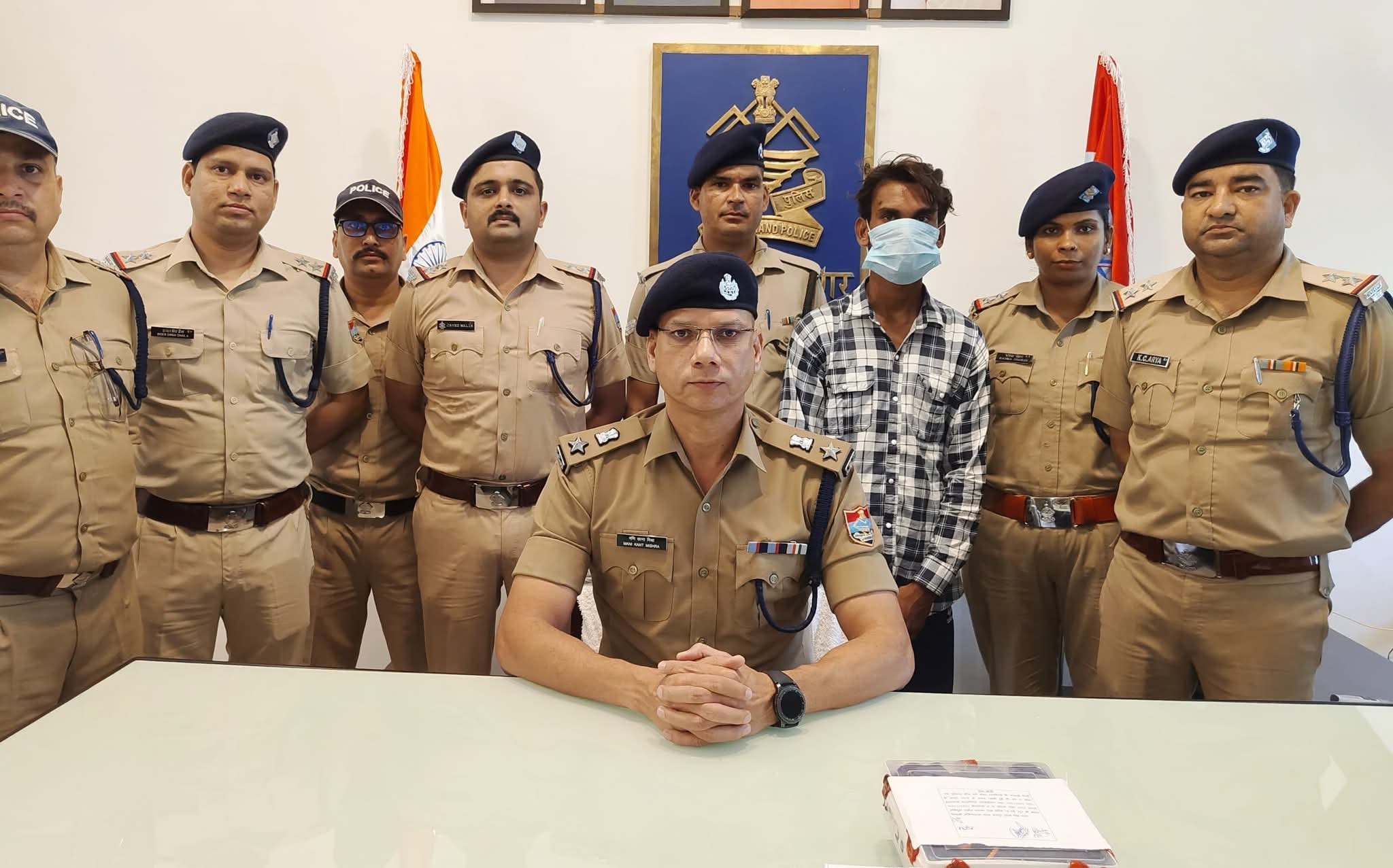 जसपुर में जघन्य अपराध: 12 घंटे में नाबालिग से दुष्कर्म और हत्या का खुलासा, बच्ची के रोने की आवाज बनी पुलिस का अहम सुराग 1 जसपुर, 17 सितंबर 2025 - (रिपोर्ट: समय बोल रहा ) - उत्तराखंड पुलिस की कार्यप्रणाली और दक्षता का एक और बड़ा उदाहरण सामने आया है। एसएसपी मणिकान्त मिश्रा के कुशल नेतृत्व में कोतवाली जसपुर पुलिस ने एक नाबालिग बच्ची के साथ दुष्कर्म और नृशंस हत्या के जघन्य मामले का खुलासा महज 12 घंटे के भीतर कर दिया। पुलिस की यह त्वरित और सटीक कार्रवाई न केवल आरोपी को सलाखों के पीछे ले आई, बल्कि समाज में फैल रही असुरक्षा की भावना को भी शांत करने का काम किया। पुलिस ने आरोपी की निशानदेही पर खून से सना ब्लेड और कपड़े भी बरामद किए हैं। दर्दनाक घटना और पुलिस का त्वरित एक्शन घटना जसपुर क्षेत्र की है, जहां एक नाबालिग बच्ची के साथ दुष्कर्म और निर्मम हत्या की सूचना मिलते ही पुलिस महकमे में हड़कंप मच गया। अपराध की गंभीरता को देखते हुए, एसएसपी मणिकान्त मिश्रा ने तुरंत एक्शन लेते हुए 10 अलग-अलग पुलिस टीमों का गठन किया। इन टीमों को तत्काल प्रभाव से आरोपी की तलाश में लगा दिया गया। पुलिस का लक्ष्य था कि आरोपी को जल्द से जल्द पकड़कर पीड़ित परिवार को न्याय दिलाया जाए और कानून का राज स्थापित किया जाए। पुलिस ने अपनी जांच की शुरुआत घटनास्थल और उसके आसपास के इलाके से की। स्थानीय लोगों और संभावित चश्मदीदों से पूछताछ की गई। पुलिस के लिए सबसे बड़ी चुनौती कम समय में आरोपी की पहचान करना था, क्योंकि अपराध को बड़ी ही चालाकी से अंजाम दिया गया था। बच्ची के रोने की आवाज बनी अहम सुराग जांच के दौरान पुलिस की एक टीम ने एक बेहद अहम जानकारी जुटाई। पड़ोसियों ने बताया कि घटना की रात उन्होंने एक बच्ची के रोने की आवाज सुनी थी, जो बाद में अचानक बंद हो गई। पुलिस ने इस जानकारी को गंभीरता से लेते हुए, उन सभी घरों और रास्तों की गहन तलाशी शुरू की जहां से यह आवाज आई हो सकती थी। पुलिस की पारखी नजर ने एक ऐसे संदिग्ध पर फोकस किया, जिसकी गतिविधियां सामान्य नहीं लग रही थीं और जिसका बर्ताव पुलिस को देखकर बदल रहा था। जब पुलिस ने उस व्यक्ति से पूछताछ की, तो वह घबरा गया और पुलिस के सवालों का सही से जवाब नहीं दे पाया। पुलिस का शक पुख्ता हो गया और सख्ती से पूछताछ करने पर आरोपी ने अपना गुनाह कबूल कर लिया। आरोपी ने न केवल नाबालिग बच्ची के साथ दुष्कर्म किया, बल्कि अपनी पहचान छिपाने के लिए उसकी नृशंस हत्या भी कर दी थी। आरोपी की पहचान और पिछली अपराधिक पृष्ठभूमि आरोपी की पहचान होने के बाद, पुलिस उसे लेकर घटनास्थल पर पहुंची। उसकी निशानदेही पर पुलिस ने वह ब्लेड और कपड़े बरामद किए, जिनसे इस जघन्य अपराध को अंजाम दिया गया था। ये बरामदगी इस केस के लिए अहम सबूत साबित हुई। पुलिस ने बताया कि आरोपी पर पूर्व में भी कोतवाली जसपुर में एक गंभीर मुकदमा पंजीकृत है, जो उसकी आपराधिक प्रवृत्ति को दर्शाता है। पुलिस की इस तेज तर्रार कार्रवाई और सूझबूझ से पूरे मामले का खुलासा हो गया और 12 घंटे के भीतर ही आरोपी सलाखों के पीछे पहुंच गया। पुलिस की इस कार्रवाई की चारों ओर सराहना हो रही है। इस घटना से जहां एक ओर समाज में भय का माहौल बना था, वहीं पुलिस की इस कार्रवाई ने जनता में विश्वास बहाल किया है। एसएसपी मणिकान्त मिश्रा ने अपनी टीमों के हर सदस्य की पीठ थपथपाई और उन्हें इस मुश्किल केस को सुलझाने के लिए बधाई दी।