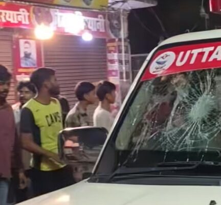 काशीपुर, 22 सितंबर 2025,(समय बोल रहा ) - काशीपुर के अल्ली खां मोहल्ले में उस समय तनाव की स्थिति उत्पन्न हो गई, जब 'आई लव मोहम्मद' की तख्तियां लेकर प्रदर्शन कर रहे कुछ उपद्रवियों ने पुलिस की गाड़ी पर पथराव कर दिया। इस घटना में पुलिस वाहन के शीशे टूट गए। पुलिस सूत्रों के अनुसार, यह घटना रात लगभग 9:30 बजे हुई। मोहल्ले में मुस्लिम समुदाय के लोग बड़ी संख्या में इकट्ठा होकर प्रदर्शन कर रहे थे। प्रदर्शन के दौरान कुछ असामाजिक तत्वों ने वहां मौजूद पुलिस की गाड़ी पर अचानक पत्थर फेंकना शुरू कर दिया। पुलिस ने स्थिति को नियंत्रित करने के लिए तत्काल कार्रवाई की। इस मामले में अभी तक किसी के घायल होने की खबर नहीं है, लेकिन पथराव की इस घटना से इलाके में हड़कंप मच गया।