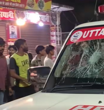 काशीपुर के अल्ली खां में भारी हंगामा: पुलिस की गाड़ी पर पथराव 1 काशीपुर, 22 सितंबर 2025,(समय बोल रहा ) - काशीपुर के अल्ली खां मोहल्ले में उस समय तनाव की स्थिति उत्पन्न हो गई, जब 'आई लव मोहम्मद' की तख्तियां लेकर प्रदर्शन कर रहे कुछ उपद्रवियों ने पुलिस की गाड़ी पर पथराव कर दिया। इस घटना में पुलिस वाहन के शीशे टूट गए। पुलिस सूत्रों के अनुसार, यह घटना रात लगभग 9:30 बजे हुई। मोहल्ले में मुस्लिम समुदाय के लोग बड़ी संख्या में इकट्ठा होकर प्रदर्शन कर रहे थे। प्रदर्शन के दौरान कुछ असामाजिक तत्वों ने वहां मौजूद पुलिस की गाड़ी पर अचानक पत्थर फेंकना शुरू कर दिया। पुलिस ने स्थिति को नियंत्रित करने के लिए तत्काल कार्रवाई की। इस मामले में अभी तक किसी के घायल होने की खबर नहीं है, लेकिन पथराव की इस घटना से इलाके में हड़कंप मच गया।