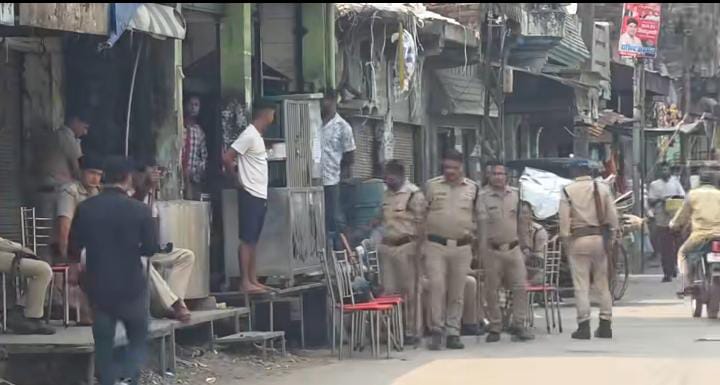 डीएम नितिन सिंह भदौरिया पहुंचे: अराजकता पर कसा शिकंजा, काशीपुर के अली खां मोहल्ले में संयुक्त कार्रवाई 2 WhatsApp Image 2025 09 23 at 18.02.13 1