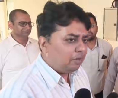 काशीपुर, 23 सितंबर 2025 (समय बोल रहा) - काशीपुर के मोहल्ला अली खां में हाल ही में हुई घटना के बाद प्रशासन ने कड़ा रुख अपनाया है। कानून-व्यवस्था बनाए रखने और अवैध गतिविधियों को रोकने के लिए सोमवार को कई विभागों की संयुक्त टीम ने अभियान चलाया। इस बीच, माहौल बिगाड़ने वालों पर नकेल कसने के लिए क्षेत्र में भारतीय नागरिक सुरक्षा संहिता की धारा 163 भी लागू कर दी गई है। अवैध गतिविधियों के खिलाफ संयुक्त कार्रवाई सोमवार को राजस्व विभाग, नगर निगम, विद्युत विभाग, प्रदूषण विभाग और पुलिस की संयुक्त टीम ने मोहल्ला अली खां में सघन अभियान चलाया। इस दौरान कई अवैध गतिविधियों का खुलासा हुआ, जिन पर मौके पर ही कार्रवाई की गई। विद्युत विभाग ने अवैध रूप से संचालित 17 बिजली कनेक्शन काटे और 11 एफआईआर दर्ज कीं। नगर निगम ने निगम की नाली पर से अवैध अतिक्रमण हटाया और ट्रेड लाइसेंस न पाए जाने पर ₹16,000 का चालान कर जुर्माना वसूला। प्रदूषण विभाग ने प्रदूषण के मानकों का पालन न करने वाली एक बेकरी पर कार्रवाई की। जिला विकास प्राधिकरण ने अवैध रूप से निर्मित 12 ढांचों का नियमानुसार चालान किया। जन आधार केंद्र के नियमानुसार संचालित न होने पर उसकी आईडी रद्द करने की संस्तुति की गई। इस संयुक्त अभियान में मुख्य नगर आयुक्त रविंदर सिंह बिष्ट, उपजिलाधिकारी अभय प्रताप सिंह, एसपी अभय प्रताप सिंह, पुलिस क्षेत्रधिकारी दीपक सिंह, विभव सैनी और तहसीलदार पंकज चन्दौला सहित कई अधिकारी उपस्थित रहे। उपजिलाधिकारी अभय प्रताप सिंह ने कहा कि क्षेत्र में अराजकता फैलाने वालों के खिलाफ कड़ी कार्रवाई की जाएगी और अतिक्रमण के विरुद्ध यह अभियान आगे भी जारी रहेगा। माहौल बिगाड़ने वालों पर शिकंजा: धारा 163 लागू अली खां में बिना अनुमति निकाले गए जुलूस और पुलिस पर हुए हमले के बाद प्रशासन ने सख्त कदम उठाया है। परगना मजिस्ट्रेट अभय प्रताप सिंह द्वारा जारी आदेश में कहा गया है कि 21 सितंबर की रात अली खां चौक पर लगभग 400-500 लोगों ने जुलूस निकालकर पुलिस पर हमला किया और सरकारी वाहनों को नुकसान पहुँचाया। इस गंभीर स्थिति को देखते हुए, धारा 163 के तहत प्रतिबंधात्मक आदेश जारी किया गया है, जो 22 सितंबर की सुबह 7 बजे से अगले 7 दिन तक प्रभावी रहेगा। आज काशीपुर में जिलाधिकारी नितिन सिंह भदौरिया स्वयं अली खां मोहल्ले पहुँचे और स्थिति का जायज़ा लिया। उन्होंने सड़क पर हो रही असुविधा को देखते हुए अतिक्रमण को तत्काल हटाने के निर्देश दिए। उन्होंने एक प्रेस वार्ता में बताया कि इस घटना के मद्देनज़र धारा 163 लागू की गई है। उन्होंने यह भी स्पष्ट किया कि समस्या दोबारा न हो, इसलिए अतिक्रमण को खत्म किया जा रहा है और इस घटना में शामिल सभी लोगों के खिलाफ कड़ी कार्रवाई होगी। आदेश का उल्लंघन करने वालों पर भारतीय न्याय संहिता 2023 की धारा 223 एवं अन्य प्रासंगिक धाराओं में दंडात्मक कार्रवाई की जाएगी। जिलाधिकारी नितिन सिंह भदौरिया और वरिष्ठ पुलिस अधीक्षक मणिकांत मिश्रा ने लोगों से अफवाहों से दूर रहकर शांति और कानून व्यवस्था बनाए रखने की अपील की है।