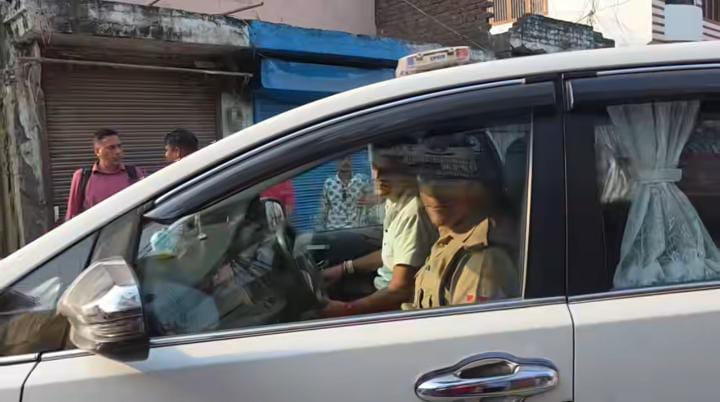 डीएम नितिन सिंह भदौरिया पहुंचे: अराजकता पर कसा शिकंजा, काशीपुर के अली खां मोहल्ले में संयुक्त कार्रवाई 3 WhatsApp Image 2025 09 23 at 18.02.13