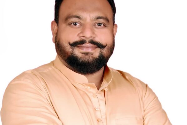 जसपुर, 29 सितंबर 2025 - ( समय बोल रहा ) - जसपुर के 35 बैलजुड़ी क्षेत्र के बिजली उपभोक्ताओं की लंबित समस्याओं का समाधान अब हो चुका है। जिला पंचायत सदस्य चरनजीत सिंह संजोता के नेतृत्व में विद्युत विभाग द्वारा आयोजित 5 कैंपों की श्रंखला का अंतिम कैंप आज, 29 सितंबर को सफलतापूर्वक संपन्न हुआ। इन कैंप कार्यालयों में हजारों उपभोक्ताओं की बिजली बिल, नए कनेक्शन और अन्य तकनीकी शिकायतों का मौके पर ही निपटारा किया गया। जनप्रतिनिधि और प्रशासन के बीच बेहतर तालमेल का उदाहरण देते हुए यह पहल तब शुरू की गई थी, जब संजोता ने जनता की शिकायतों पर विभाग को सख्त चेतावनी दी थी। विभाग द्वारा त्वरित कार्रवाई करते हुए 23 सितंबर से इन कैंपों का आयोजन शुरू किया गया, जिसका उद्देश्य उपभोक्ताओं को छोटी-छोटी समस्याओं के लिए जसपुर स्थित मुख्य कार्यालय के चक्कर लगाने से बचाना था। 5 कैंपों की श्रंखला संपन्न, जनता को मिली बड़ी राहत इन कैंपों में दूर-दराज के उपभोक्ताओं ने बड़ी संख्या में अपनी उपस्थिति दर्ज कराई और अपनी समस्याओं का समाधान पाया। जनता की कई समस्याओं का हुआ समाधान, जिससे क्षेत्र के लोगों को बड़ी राहत मिली है। कैंप का विस्तृत शेड्यूल, जो अब संपन्न हो चुका है, निम्नलिखित था: तिथिदिनक्षेत्रकैंप स्थल23 सितंबर 2025मंगलवारकिलावाली और दुर्गापुरदुर्गापुर गुरुद्वारा24 सितंबर 2025बुधवारकेसीपुर, गणेशपुर और करनपुरए.एन. झा इंटर कॉलेज26 सितंबर 2025शुक्रवारभरतपुर, टीला और बक्सोंराभरतपुर पंचायत भवन27 सितंबर 2025शनिवारबैटवाला, बैलजुड़ी और मिसरवालाप्राइमरी विद्यालय बैलजुड़ी29 सितंबर 2025सोमवारशिवराजपुरशिवराजपुर ग्राम पंचायत भवन चरनजीत सिंह संजोता ने कैंपों की सफलता पर संतोष व्यक्त करते हुए कहा कि उपभोक्ताओं को अपनी शिकायतों के लिए अब भटकना नहीं पड़ेगा। इस पहल से न केवल बिजली बिलों में सुधार और नए कनेक्शन की प्रक्रिया में तेजी आई है, बल्कि यह भी सुनिश्चित हुआ है कि प्रशासन जनता की समस्याओं के प्रति संवेदनशील है। क्षेत्रवासियों ने इस सफल आयोजन के लिए जिला पंचायत सदस्य और विद्युत विभाग के प्रयासों की सराहना की है।