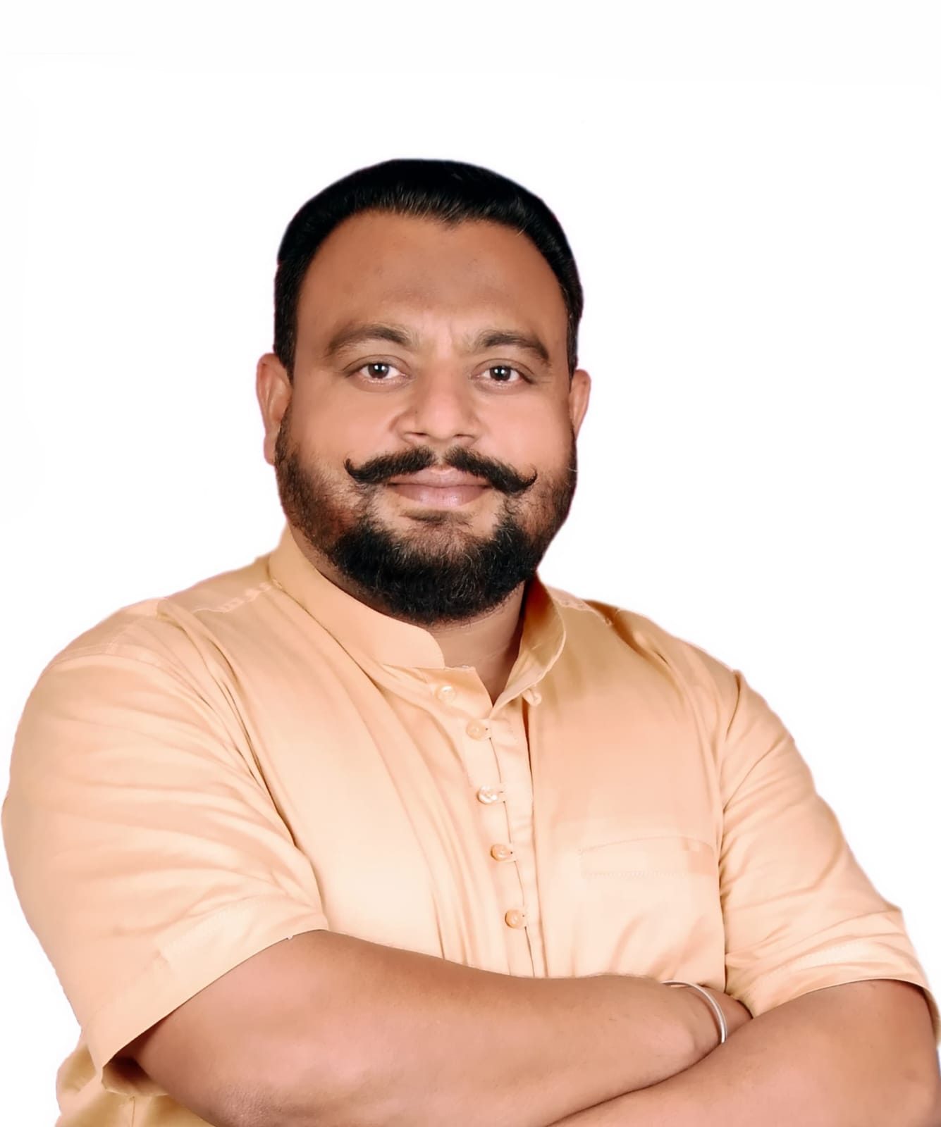जिला पंचायत सदस्य चरनजीत सिंह और विद्युत विभाग के नेतृत्व में 5 विद्युत कैंप संपन्न: जनता की समस्याओं का हुआ समाधान 1 जसपुर, 29 सितंबर 2025 - ( समय बोल रहा ) - जसपुर के 35 बैलजुड़ी क्षेत्र के बिजली उपभोक्ताओं की लंबित समस्याओं का समाधान अब हो चुका है। जिला पंचायत सदस्य चरनजीत सिंह संजोता के नेतृत्व में विद्युत विभाग द्वारा आयोजित 5 कैंपों की श्रंखला का अंतिम कैंप आज, 29 सितंबर को सफलतापूर्वक संपन्न हुआ। इन कैंप कार्यालयों में हजारों उपभोक्ताओं की बिजली बिल, नए कनेक्शन और अन्य तकनीकी शिकायतों का मौके पर ही निपटारा किया गया। जनप्रतिनिधि और प्रशासन के बीच बेहतर तालमेल का उदाहरण देते हुए यह पहल तब शुरू की गई थी, जब संजोता ने जनता की शिकायतों पर विभाग को सख्त चेतावनी दी थी। विभाग द्वारा त्वरित कार्रवाई करते हुए 23 सितंबर से इन कैंपों का आयोजन शुरू किया गया, जिसका उद्देश्य उपभोक्ताओं को छोटी-छोटी समस्याओं के लिए जसपुर स्थित मुख्य कार्यालय के चक्कर लगाने से बचाना था। 5 कैंपों की श्रंखला संपन्न, जनता को मिली बड़ी राहत इन कैंपों में दूर-दराज के उपभोक्ताओं ने बड़ी संख्या में अपनी उपस्थिति दर्ज कराई और अपनी समस्याओं का समाधान पाया। जनता की कई समस्याओं का हुआ समाधान, जिससे क्षेत्र के लोगों को बड़ी राहत मिली है। कैंप का विस्तृत शेड्यूल, जो अब संपन्न हो चुका है, निम्नलिखित था: तिथिदिनक्षेत्रकैंप स्थल23 सितंबर 2025मंगलवारकिलावाली और दुर्गापुरदुर्गापुर गुरुद्वारा24 सितंबर 2025बुधवारकेसीपुर, गणेशपुर और करनपुरए.एन. झा इंटर कॉलेज26 सितंबर 2025शुक्रवारभरतपुर, टीला और बक्सोंराभरतपुर पंचायत भवन27 सितंबर 2025शनिवारबैटवाला, बैलजुड़ी और मिसरवालाप्राइमरी विद्यालय बैलजुड़ी29 सितंबर 2025सोमवारशिवराजपुरशिवराजपुर ग्राम पंचायत भवन चरनजीत सिंह संजोता ने कैंपों की सफलता पर संतोष व्यक्त करते हुए कहा कि उपभोक्ताओं को अपनी शिकायतों के लिए अब भटकना नहीं पड़ेगा। इस पहल से न केवल बिजली बिलों में सुधार और नए कनेक्शन की प्रक्रिया में तेजी आई है, बल्कि यह भी सुनिश्चित हुआ है कि प्रशासन जनता की समस्याओं के प्रति संवेदनशील है। क्षेत्रवासियों ने इस सफल आयोजन के लिए जिला पंचायत सदस्य और विद्युत विभाग के प्रयासों की सराहना की है।