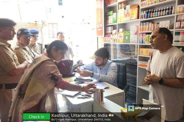 काशीपुर, 24 सितंबर 2025 (समय बोल रहा)- उधमसिंहनगर जिले के जिलाधिकारी के सख्त आदेशों के बाद, आज काशीपुर में अवैध मेडिकल स्टोरों पर एक बड़ी और निर्णायक कार्रवाई की गई। उपजिलाधिकारी काशीपुर के निर्देशों के तहत, औषधि नियंत्रण विभाग, काशीपुर कोतवाली पुलिस और प्रशासन की संयुक्त टीम ने मोहल्ला अली ख़ान और मोहल्ला साबिक थाना क्षेत्र में स्थित 14 मेडिकल स्टोरों पर औचक छापेमारी की कार्रवाई को अंजाम दिया। इस छापेमारी के दौरान कई चौंकाने वाली अनियमितताएं सामने आईं, जिसके परिणामस्वरूप 7 मेडिकल स्टोरों के लाइसेंस निरस्त करने की संस्तुति की गई है। इस कार्रवाई का मुख्य उद्देश्य जनता के स्वास्थ्य के साथ खिलवाड़ करने वाले अवैध कारोबारियों पर नकेल कसना था। अभियान की पृष्ठभूमि और रणनीति पिछले कुछ समय से प्रशासन को काशीपुर के कुछ मोहल्लों में अवैध रूप से संचालित हो रहे मेडिकल स्टोरों के बारे में शिकायतें मिल रही थीं। इन शिकायतों में विशेष रूप से मनः प्रभावी (साइकोएक्टिव) औषधियों के अवैध कारोबार और अनियंत्रित बिक्री का उल्लेख था, जो युवाओं के बीच नशे की लत को बढ़ावा दे रहा था। जिलाधिकारी महोदय ने इन गंभीर शिकायतों का संज्ञान लिया और तत्काल कार्रवाई के आदेश दिए। आज की छापेमारी इसी रणनीति का हिस्सा थी, जिसे पूरी तरह से गोपनीय रखा गया ताकि किसी को भी पहले से इसकी भनक न लग सके। छापेमारी के लिए एक संयुक्त टीम का गठन किया गया, जिसमें वरिष्ठ ड्रग्स इंस्पेक्टर नीरज कुमार, ड्रग्स इंस्पेक्टर शुभम कोटनाला, निधि शर्मा, और अर्चना उप्पल शामिल थे। उनके साथ कोतवाली पुलिस बल और काशीपुर प्रशासन के अधिकारी भी मौजूद थे। यह एक सुनियोजित अभियान था, जिसमें सुबह से ही टीम ने अलग-अलग मेडिकल स्टोरों पर एक साथ धावा बोला। दवा कारोबार में मिलीं गंभीर अनियमितताएं जांच के दौरान टीम को अधिकांश मेडिकल स्टोरों में गंभीर अनियमितताएं मिलीं। एक-एक करके 14 प्रतिष्ठानों का गहन निरीक्षण किया गया, जिसमें चौंकाने वाले तथ्य सामने आए। सबसे बड़ी अनियमितता यह थी कि कई मेडिकल स्टोरों में होलसेल लाइसेंस की आड़ में रिटेल का कारोबार किया जा रहा था। यह एक गंभीर उल्लंघन है, क्योंकि रिटेल मेडिकल स्टोर के लिए एक रजिस्टर्ड फार्मासिस्ट की उपस्थिति अनिवार्य होती है, जो दवा के वितरण और ग्राहक को सही जानकारी देने के लिए जिम्मेदार होता है। लेकिन इन प्रतिष्ठानों में ऐसा कोई भी पंजीकृत फार्मासिस्ट मौके पर मौजूद नहीं था। इसके अलावा, टीम ने कई दुकानों में अस्वास्थ्यकर स्थिति पाई, जहाँ दवाइयां बेहद गंदगी और धूल के बीच रखी गई थीं। यह सीधे तौर पर स्वास्थ्य मानकों का उल्लंघन है और दवाओं की गुणवत्ता को प्रभावित कर सकता है। सबसे गंभीर मुद्दा मनः प्रभावी औषधियों से जुड़ा था। कई मेडिकल स्टोरों में ऐसी दवाएं पाई गईं, लेकिन उनके बिल या खरीद के दस्तावेज मौके पर सत्यापित नहीं हो पाए। इसका सीधा मतलब है कि इन दवाओं का अवैध रूप से भंडारण और बिक्री की जा रही थी। कड़ी कार्रवाई और प्रतिष्ठानों को सील करने का आदेश टीम ने सभी अनियमितताओं को देखते हुए मौके पर ही सख्त कार्रवाई की। कुल 14 मेडिकल स्टोरों में से 7 मेडिकल प्रतिष्ठानों के लाइसेंस को तत्काल प्रभाव से निरस्त करने की संस्तुति की गई है। इसके अलावा, एक मेडिकल स्टोर के लाइसेंस को निलंबित करने की सिफारिश की गई है। यह कदम ऐसे कारोबारियों के लिए एक कड़ा संदेश है जो नियमों की अनदेखी कर रहे हैं। चार मेडिकल स्टोरों में मामूली अनियमितताएं पाई गईं, जिसके लिए उन्हें मौके पर ही नोटिस दिया गया और स्पष्टीकरण प्रस्तुत करने के लिए निर्देशित किया गया है। उन्हें चेतावनी दी गई है कि अगर वे समय पर सही दस्तावेज और स्पष्टीकरण नहीं देते हैं, तो उनके खिलाफ भी कड़ी कार्रवाई की जाएगी। इस अभियान की सबसे महत्वपूर्ण कार्रवाई दो मेडिकल स्टोरों को सील करना था। मेसर्स न्यू राकेश मेडिकल स्टोर के संचालक टीम को देखकर मौके से फरार हो गया, जिसके बाद प्रशासन ने दुकान को सील कर दिया। दूसरी दुकान, मेसर्स भगत जी मेडिकल स्टोर, में मनः प्रभावी औषधियों का बिल सत्यापित नहीं हो पाया। यह एक गंभीर अपराध माना गया और इस प्रतिष्ठान को भी प्रशासन ने सील कर दिया। भविष्य में भी जारी रहेगी यह कार्रवाई इस छापेमारी के बाद प्रशासन ने यह स्पष्ट कर दिया है कि ऐसी कार्रवाई आगे भी जारी रहेगी। उपजिलाधिकारी काशीपुर ने कहा कि हमारा मुख्य लक्ष्य यह सुनिश्चित करना है कि जिले में केवल कानूनी रूप से और स्वास्थ्य मानकों का पालन करते हुए ही दवाइयों का कारोबार हो। जनता के स्वास्थ्य के साथ खिलवाड़ करने वाले किसी भी व्यक्ति को बख्शा नहीं जाएगा। यह छापेमारी एक शुरुआत है और आगे भी इसी तरह के अभियान चलाकर अवैध कारोबारियों पर लगाम कसी जाएगी। यह घटना दर्शाती है कि प्रशासन अब जनता के स्वास्थ्य और सुरक्षा को लेकर बेहद गंभीर है और किसी भी तरह की लापरवाही को बर्दाश्त नहीं करेगा।