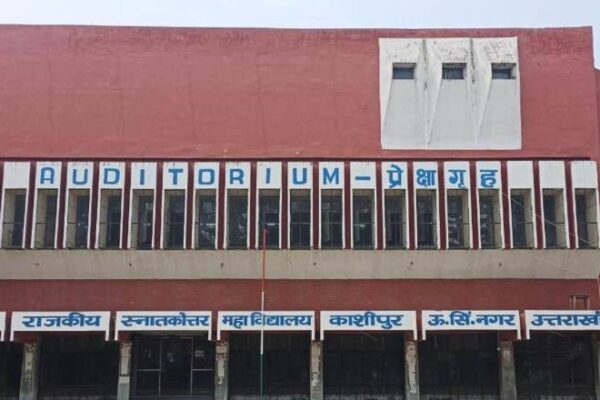 काशीपुर , 27 सितंबर 2025 (समय बोल रहा) – कुमाऊं विश्वविद्यालय से संबद्ध राधे हरि महाविद्यालय, काशीपुर में छात्र संघ चुनाव 2025 के लिए आज, 27 सितंबर को सुबह ठीक 10 बजे से मतदान शुरू हो गया है। छात्रों में चुनाव को लेकर ज़बरदस्त उत्साह है, और वे अपने नए छात्र प्रतिनिधियों को चुनने के लिए बढ़-चढ़कर मतदान प्रक्रिया में हिस्सा ले रहे हैं। सुबह 10 बजे से शुरू हुआ मतदान, लंबी कतारें मतदान शुरू होने के निर्धारित समय, सुबह 10 बजे से ही महाविद्यालय परिसर में युवा मतदाताओं की भीड़ जमा होने लगी थी। छात्रों और छात्राओं की लंबी कतारें मतदान केंद्रों पर देखी जा रही हैं, जो छात्र राजनीति के प्रति उनकी सक्रियता को दर्शाती हैं।अभी तक 7 से 9 % छात्रों ने किया मतदान यह पूरी प्रक्रिया प्रशासन की कड़ी निगरानी में हो रही है, जिससे यह सुनिश्चित किया जा रहा है कि मतदान पूरी तरह से स्वतंत्र और निष्पक्ष हो। परिसर में सुरक्षा के पुख्ता इंतजाम किए गए हैं ताकि किसी भी तरह की अव्यवस्था न हो। हर गतिविधि पर पैनी नज़र रखी जा रही है। कई प्रत्याशियों की मेहनत का फल आज इस बार के चुनाव में अध्यक्ष पद से लेकर उपाध्यक्ष और अन्य सभी महत्वपूर्ण पदों पर कई प्रत्याशी मैदान में हैं। सभी उम्मीदवारों ने चुनाव प्रचार में अपनी पूरी ताकत झोंक दी थी और छात्रों के बीच ज़ोरदार जनसंपर्क किया था। अब इन सभी प्रत्याशियों की मेहनत का फल आज ही घोषित हो जाएगा। मतदान समाप्त होने के तुरंत बाद वोटों की गिनती (मतगणना) शुरू कर दी जाएगी। उम्मीद है कि आज देर शाम तक राधे हरि महाविद्यालय को उसका नया छात्र संघ नेतृत्व मिल जाएगा। यह चुनाव केवल पदों के लिए नहीं, बल्कि छात्रों के मुद्दों को मजबूती से उठाने के लिए एक नए नेतृत्व का मार्ग प्रशस्त करेगा। फिलहाल, मतदान प्रक्रिया शांतिपूर्ण ढंग से जारी है और सभी की निगाहें अंतिम परिणामों पर टिकी हैं।