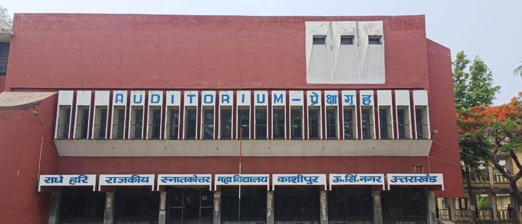 काशीपुर छात्र संघ चुनाव: राधे हरि महाविद्यालय में ऐतिहासिक मतदान शुरू, आज होगा उम्मीदवारों की किस्मत का फैसला 1 काशीपुर , 27 सितंबर 2025 (समय बोल रहा) – कुमाऊं विश्वविद्यालय से संबद्ध राधे हरि महाविद्यालय, काशीपुर में छात्र संघ चुनाव 2025 के लिए आज, 27 सितंबर को सुबह ठीक 10 बजे से मतदान शुरू हो गया है। छात्रों में चुनाव को लेकर ज़बरदस्त उत्साह है, और वे अपने नए छात्र प्रतिनिधियों को चुनने के लिए बढ़-चढ़कर मतदान प्रक्रिया में हिस्सा ले रहे हैं। सुबह 10 बजे से शुरू हुआ मतदान, लंबी कतारें मतदान शुरू होने के निर्धारित समय, सुबह 10 बजे से ही महाविद्यालय परिसर में युवा मतदाताओं की भीड़ जमा होने लगी थी। छात्रों और छात्राओं की लंबी कतारें मतदान केंद्रों पर देखी जा रही हैं, जो छात्र राजनीति के प्रति उनकी सक्रियता को दर्शाती हैं।अभी तक 7 से 9 % छात्रों ने किया मतदान यह पूरी प्रक्रिया प्रशासन की कड़ी निगरानी में हो रही है, जिससे यह सुनिश्चित किया जा रहा है कि मतदान पूरी तरह से स्वतंत्र और निष्पक्ष हो। परिसर में सुरक्षा के पुख्ता इंतजाम किए गए हैं ताकि किसी भी तरह की अव्यवस्था न हो। हर गतिविधि पर पैनी नज़र रखी जा रही है। कई प्रत्याशियों की मेहनत का फल आज इस बार के चुनाव में अध्यक्ष पद से लेकर उपाध्यक्ष और अन्य सभी महत्वपूर्ण पदों पर कई प्रत्याशी मैदान में हैं। सभी उम्मीदवारों ने चुनाव प्रचार में अपनी पूरी ताकत झोंक दी थी और छात्रों के बीच ज़ोरदार जनसंपर्क किया था। अब इन सभी प्रत्याशियों की मेहनत का फल आज ही घोषित हो जाएगा। मतदान समाप्त होने के तुरंत बाद वोटों की गिनती (मतगणना) शुरू कर दी जाएगी। उम्मीद है कि आज देर शाम तक राधे हरि महाविद्यालय को उसका नया छात्र संघ नेतृत्व मिल जाएगा। यह चुनाव केवल पदों के लिए नहीं, बल्कि छात्रों के मुद्दों को मजबूती से उठाने के लिए एक नए नेतृत्व का मार्ग प्रशस्त करेगा। फिलहाल, मतदान प्रक्रिया शांतिपूर्ण ढंग से जारी है और सभी की निगाहें अंतिम परिणामों पर टिकी हैं।