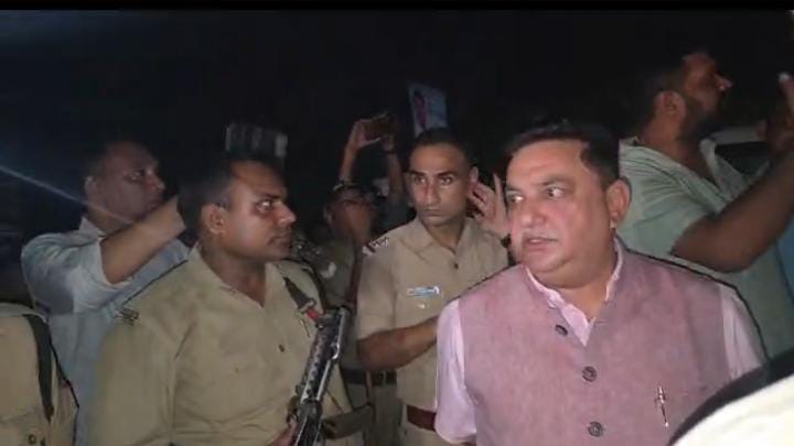 राधे हरि महाविद्यालय: मतगणना के बीच तनाव! युवा नेता गगन कंबोज की गाड़ी पर हमला, समर्थकों का भारी हंगामा 4 WhatsApp Image 2025 09 27 at 20.00.38
