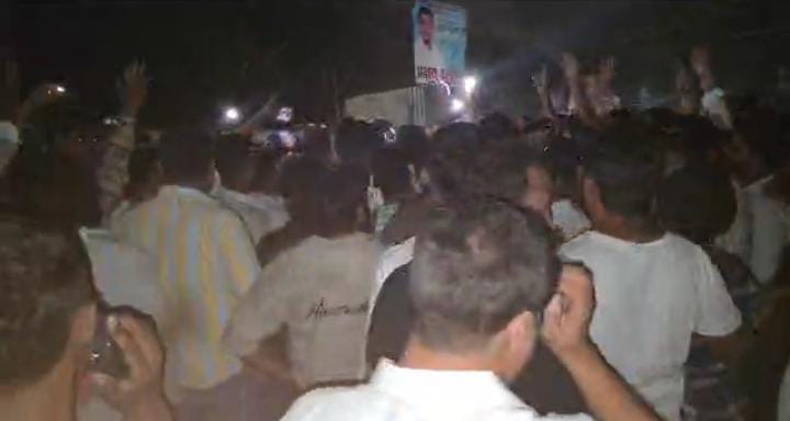 राधे हरि महाविद्यालय: मतगणना के बीच तनाव! युवा नेता गगन कंबोज की गाड़ी पर हमला, समर्थकों का भारी हंगामा 2 WhatsApp Image 2025 09 27 at 20.00.58