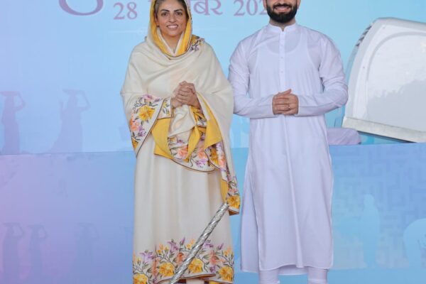 काशीपुर, 29 सितम्बर, 2025 (समय बोल रहा ):- इस विविधताओं से भरे संसार में जहाँ मानवता अनेक रूपों, भाषाओं, संस्कृतियों, जातियों और धर्मों में विभाजित दिखाई देती है, वहीं एक शाश्वत सत्य है जो हम सभी को एक अटूट सूत्र में पिरोता है। हम सभी एक ही परमात्मा की संतान हैं, जो हमें समय-समय पर अनेक रूपों में आकर प्रेम, करुणा, समानता और मानवता का दिव्य संदेश देते हैं। हमारे भिन्न-भिन्न रूप और रहन-सहन होते हुए भी हमारे भीतर वही एक जैसी चेतना, जीवन-शक्ति प्रवाहित होती है, जो हमें एक-दूसरे से जोड़ती है। इसी भावना को आत्मसात करते हुए, संत निरंकारी मिशन पिछले 96 वर्षों से ‘वसुधैव कुटुम्बकम’ अर्थात् ‘समस्त संसार एक परिवार’ की दिव्य भावना को जीवन्त कर रहा है। निरंकारी मिशन न केवल प्रेम, शांति और समरसता का पावन संदेश देता है, बल्कि सत्संग, सेवा और विशाल संत समागमों के माध्यम से उसे व्यवहार में उतारता भी है। सेवा स्थल का उद्घाटन हर वर्ष की भांति, इस वर्ष भी वार्षिक निरंकारी संत समागम की सेवाओं की शुरुआत एक अत्यंत भावपूर्ण क्षण के साथ हुई, जब सतगुरु माता सुदीक्षा जी महाराज एवं निरंकारी राजपिता रमित जी ने अपने पावन कर-कमलों से सेवा स्थल का उद्घाटन किया। यह दृश्य न केवल एक परंपरा का निर्वहन था, बल्कि सेवा, श्रद्धा और मानवता के प्रति गहरी आस्था का जीवंत प्रतिबिंब बना। इस शुभ अवसर पर मिशन की कार्यकारिणी समिति, केंद्रीय सेवादल अधिकारीगण तथा हजारों श्रद्धालु, सेवा-भाव से ओतप्रोत होकर उपस्थित रहे। सतगुरु माता सुदीक्षा जी महाराज एवं निरंकारी राजपिता रमित जी का हार्दिक अभिनंदन संत निरंकारी मण्डल की प्रधान आदरणीय राजकुमारी एवं संत निरंकारी मण्डल के सचिव आदरणीय जोगिन्दर सुखीजा ने पुष्प गुच्छ भेंट करते हुए शुभ आशीषों की कामना करी। सतगुरु माता जी का संदेश समागम सेवा के शुभारम्भ पर हजारों की संख्यां में उपस्थित दर्शनाभिलाषी श्रद्धालु भक्तों को संबोधित करते हुए सतगुरु माता सुदीक्षा जी महाराज ने फरमाया कि आज समागम सेवा के पावन अवसर पर आकर अत्यंत खुशी हो रही है। हर एक के मन में जो उत्साह है उसकी सुंदर झलक अनुभव हो रही है। निसंदेह सत्संग सेवा करते हुए हर मन भक्तिमय हो रहा है। सभी में इस परमात्मा का ही रूप देखना है, किसी प्रकार का अभिमान न हो, सबका सम्मान करते हुए सेवा को अपनाना है। निरंकार का सुमिरण करते हुए इस परमात्मा से जुड़े रहना है। सतगुरु माता जी ने आगे कहा, "समागम केवल समूह रूप में एकत्रित होने का नाम नहीं, यह तो सेवा का प्रबल भाव है। हमें अपने अंतर्मन में झांककर, आत्म मंथन करते हुए यह देखना है कि हमारा जीवन वास्तविक रूप में किस दिशा में जा रहा है। परमात्मा अंदर भी है और बाहर भी है। हमें अपने अंदर किसी प्रकार की दीवार नहीं बनानी अपितु अपने अंतर्मन में झांककर मन में व्याप्त कमियों का सुधार करना है।" समागम स्थल का स्वरूप लगभग 600 एकड़ में फैला यह समागम स्थल सेवा, श्रद्धा और मानवता का प्रतीक है। यहाँ लाखों भक्तों के निवास, भोजन, स्वास्थ्य, आवागमन और सुरक्षा जैसी सभी व्यवस्थाएँ पूर्ण श्रद्धा और निःस्वार्थ भाव से सम्पन्न की जाती हैं। देश-विदेश से आए संतजन, सेवा में रत महात्मा और हर वर्ग के श्रद्धालु इस महा उत्सव में सम्मिलित होकर एकत्व, समर्पण और आत्मिक आनंद का अनुभव करते हैं। इस वर्ष समागम का शीर्षक ‘आत्म मंथन’ है जो हमें अपने भीतर झाँकने, विचारों और कर्मों को आत्मज्ञान से शुद्ध करने की प्रेरणा देता है। यह यात्रा सतगुरु द्वारा प्रदत्त ब्रह्मज्ञान से आरंभ होती है, जो आत्मिक शांति, आनंद और मोक्ष का द्वार खोलती है। काशीपुर से भी इस अवसर पर निरंकारी सेवादार भाइयों ने पहुंचकर आनंद प्राप्त किया। मानवता का यह दिव्य उत्सव न केवल मिशन के अनुयायियों के लिए अपितु हर धर्म, जाति, भाषा और देश के मानव प्रेमियों के लिए है जो खुले हृदय से सभी संतों का स्वागत करता है। यह वह भूमि है जहाँ इंसानियत, आध्यात्मिकता और सेवा भाव का अनुपम संगम दृश्यमान होता है। एक ऐसी अलौकिक अनुभूति जो शब्दों से परे है।यह जानकारी निरंकारी मीडिया प्रभारी प्रकाश खेड़ा द्वारा दी गई