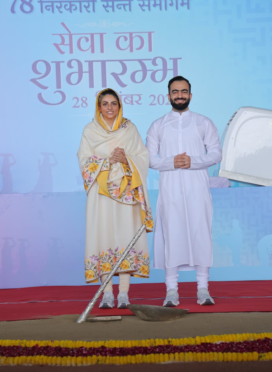 78वां निरंकारी संत समागम: सेवाभाव, समर्पण और मानवता का दिव्य उत्सव 1 काशीपुर, 29 सितम्बर, 2025 (समय बोल रहा ):- इस विविधताओं से भरे संसार में जहाँ मानवता अनेक रूपों, भाषाओं, संस्कृतियों, जातियों और धर्मों में विभाजित दिखाई देती है, वहीं एक शाश्वत सत्य है जो हम सभी को एक अटूट सूत्र में पिरोता है। हम सभी एक ही परमात्मा की संतान हैं, जो हमें समय-समय पर अनेक रूपों में आकर प्रेम, करुणा, समानता और मानवता का दिव्य संदेश देते हैं। हमारे भिन्न-भिन्न रूप और रहन-सहन होते हुए भी हमारे भीतर वही एक जैसी चेतना, जीवन-शक्ति प्रवाहित होती है, जो हमें एक-दूसरे से जोड़ती है। इसी भावना को आत्मसात करते हुए, संत निरंकारी मिशन पिछले 96 वर्षों से ‘वसुधैव कुटुम्बकम’ अर्थात् ‘समस्त संसार एक परिवार’ की दिव्य भावना को जीवन्त कर रहा है। निरंकारी मिशन न केवल प्रेम, शांति और समरसता का पावन संदेश देता है, बल्कि सत्संग, सेवा और विशाल संत समागमों के माध्यम से उसे व्यवहार में उतारता भी है। सेवा स्थल का उद्घाटन हर वर्ष की भांति, इस वर्ष भी वार्षिक निरंकारी संत समागम की सेवाओं की शुरुआत एक अत्यंत भावपूर्ण क्षण के साथ हुई, जब सतगुरु माता सुदीक्षा जी महाराज एवं निरंकारी राजपिता रमित जी ने अपने पावन कर-कमलों से सेवा स्थल का उद्घाटन किया। यह दृश्य न केवल एक परंपरा का निर्वहन था, बल्कि सेवा, श्रद्धा और मानवता के प्रति गहरी आस्था का जीवंत प्रतिबिंब बना। इस शुभ अवसर पर मिशन की कार्यकारिणी समिति, केंद्रीय सेवादल अधिकारीगण तथा हजारों श्रद्धालु, सेवा-भाव से ओतप्रोत होकर उपस्थित रहे। सतगुरु माता सुदीक्षा जी महाराज एवं निरंकारी राजपिता रमित जी का हार्दिक अभिनंदन संत निरंकारी मण्डल की प्रधान आदरणीय राजकुमारी एवं संत निरंकारी मण्डल के सचिव आदरणीय जोगिन्दर सुखीजा ने पुष्प गुच्छ भेंट करते हुए शुभ आशीषों की कामना करी। सतगुरु माता जी का संदेश समागम सेवा के शुभारम्भ पर हजारों की संख्यां में उपस्थित दर्शनाभिलाषी श्रद्धालु भक्तों को संबोधित करते हुए सतगुरु माता सुदीक्षा जी महाराज ने फरमाया कि आज समागम सेवा के पावन अवसर पर आकर अत्यंत खुशी हो रही है। हर एक के मन में जो उत्साह है उसकी सुंदर झलक अनुभव हो रही है। निसंदेह सत्संग सेवा करते हुए हर मन भक्तिमय हो रहा है। सभी में इस परमात्मा का ही रूप देखना है, किसी प्रकार का अभिमान न हो, सबका सम्मान करते हुए सेवा को अपनाना है। निरंकार का सुमिरण करते हुए इस परमात्मा से जुड़े रहना है। सतगुरु माता जी ने आगे कहा, "समागम केवल समूह रूप में एकत्रित होने का नाम नहीं, यह तो सेवा का प्रबल भाव है। हमें अपने अंतर्मन में झांककर, आत्म मंथन करते हुए यह देखना है कि हमारा जीवन वास्तविक रूप में किस दिशा में जा रहा है। परमात्मा अंदर भी है और बाहर भी है। हमें अपने अंदर किसी प्रकार की दीवार नहीं बनानी अपितु अपने अंतर्मन में झांककर मन में व्याप्त कमियों का सुधार करना है।" समागम स्थल का स्वरूप लगभग 600 एकड़ में फैला यह समागम स्थल सेवा, श्रद्धा और मानवता का प्रतीक है। यहाँ लाखों भक्तों के निवास, भोजन, स्वास्थ्य, आवागमन और सुरक्षा जैसी सभी व्यवस्थाएँ पूर्ण श्रद्धा और निःस्वार्थ भाव से सम्पन्न की जाती हैं। देश-विदेश से आए संतजन, सेवा में रत महात्मा और हर वर्ग के श्रद्धालु इस महा उत्सव में सम्मिलित होकर एकत्व, समर्पण और आत्मिक आनंद का अनुभव करते हैं। इस वर्ष समागम का शीर्षक ‘आत्म मंथन’ है जो हमें अपने भीतर झाँकने, विचारों और कर्मों को आत्मज्ञान से शुद्ध करने की प्रेरणा देता है। यह यात्रा सतगुरु द्वारा प्रदत्त ब्रह्मज्ञान से आरंभ होती है, जो आत्मिक शांति, आनंद और मोक्ष का द्वार खोलती है। काशीपुर से भी इस अवसर पर निरंकारी सेवादार भाइयों ने पहुंचकर आनंद प्राप्त किया। मानवता का यह दिव्य उत्सव न केवल मिशन के अनुयायियों के लिए अपितु हर धर्म, जाति, भाषा और देश के मानव प्रेमियों के लिए है जो खुले हृदय से सभी संतों का स्वागत करता है। यह वह भूमि है जहाँ इंसानियत, आध्यात्मिकता और सेवा भाव का अनुपम संगम दृश्यमान होता है। एक ऐसी अलौकिक अनुभूति जो शब्दों से परे है।यह जानकारी निरंकारी मीडिया प्रभारी प्रकाश खेड़ा द्वारा दी गई