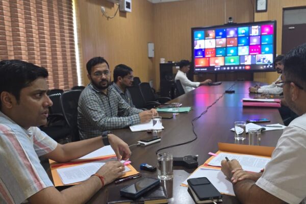रुद्रपुर, 29 सितम्बर, 2025 (समय बोल रहा)– ऊधम सिंह नगर जिले में इस वर्ष 02 अक्टूबर को गांधी जयंती समारोह धूमधाम और सम्मानपूर्वक मनाया जाएगा। इस राष्ट्रीय पर्व की रूपरेखा तैयार करने के लिए आज अपर जिलाधिकारी (एडीएम) कौस्तुभ मिश्र की अध्यक्षता में जिला कार्यालय सभागार में एक महत्वपूर्ण बैठक आयोजित की गई। यह बैठक वर्चुअल माध्यम से हुई, जिसमें जिले के सभी प्रमुख अधिकारी जुड़े। सफाई, ध्वजारोहण और माल्यार्पण के निर्देश अपर जिलाधिकारी कौस्तुभ मिश्र ने बैठक में सभी संबंधित विभागों को स्पष्ट निर्देश दिए। उन्होंने कहा कि गांधी जी और लाल बहादुर शास्त्री जी की प्रतिमाएं जहाँ-जहाँ भी स्थापित हैं, उनकी साफ-सफाई और रंग रोगन सुनिश्चित किया जाए। एडीएम ने बताया कि दो अक्टूबर को सभी शासकीय और अर्द्धशासकीय भवनों पर राष्ट्रीय ध्वज फहराया जाएगा। इसके अतिरिक्त, सभी कार्यालयों, विद्यालयों और अन्य संस्थाओं में प्रातः 8 बजे महात्मा गांधी और लाल बहादुर शास्त्री जी के चित्र का अनावरण और माल्यार्पण किया जाएगा। इस कार्यक्रम के बाद दोनों महान नेताओं के जीवन संघर्ष, देश सेवा और उनके जीवन मूल्यों पर प्रकाश डाला जाएगा, ताकि नई पीढ़ी उनके आदर्शों से प्रेरणा ले सके। शिक्षा संस्थानों में विशेष आयोजन एडीएम ने मुख्य शिक्षा अधिकारी को निर्देश दिए कि विद्यालयों में गांधी जी और शास्त्री जी के जीवन पर आधारित भाषण और वाद-विवाद प्रतियोगिताएं आयोजित कराई जाएँ। उन्होंने अधिकारियों से कहा कि गांधी जी की अंत्योदय की अवधारणा (निर्बलों के कल्याण) और राष्ट्रीय एकता तथा अखंडता के संबंध में उनके विचारों का संक्षेप में परिचय दिया जाए। साथ ही, लाल बहादुर शास्त्री जी के आदर्शों जैसे सादा जीवन उच्च विचार, मितव्ययिता, नैतिकता, भाईचारा और सर्वधर्म समभाव जैसे मूल्यों को अपनाने के लिए लोगों को प्रेरित किया जाए। बैठक में रहे उपस्थित अधिकारी बैठक में उप जिलाधिकारी गौरव पाण्डेय, अधिशासी अभियंता पेयजल निगम सुनील जोशी, और जिला समाज कल्याण अधिकारी अमल अनिरुद्ध भौतिक रूप से उपस्थित रहे। वहीं, वर्चुअल माध्यम से जिला विकास अधिकारी सुशील मोहन डोभाल, मुख्य शिक्षा अधिकारी केएस रावत, सभी उप जिलाधिकारी, सभी एमएनए (नगर आयुक्त), ईओ नगर निकाय, और अन्य महत्वपूर्ण अधिकारी जुड़े थे। इन सभी अधिकारियों को निर्देशित किया गया है कि वे अपने-अपने क्षेत्रों में गांधी जयंती समारोह को गरिमापूर्ण तरीके से सफल बनाने के लिए सभी आवश्यक तैयारियां जल्द से जल्द पूरी करें।