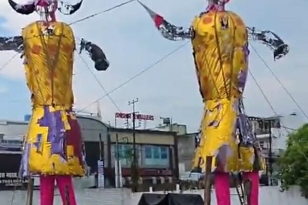 विजयादशमी के उल्लास पर कुदरत का कहर: रामलीला मैदान में गिरा रावण, आयोजन समिति असमंजस में काशीपुर, 02 अक्टूबर 2025 - ( समय बोल रहा ) – आज देशभर में विजयादशमी (दशहरा) का पर्व धूमधाम से मनाया जा रहा है, लेकिन काशीपुर के रामलीला मैदान से आई खबर ने इस पर्व के उल्लास को फीका कर दिया है। रावण दहन की परंपरा पर आज कुदरत का ऐसा कहर टूटा कि रावण और मेघनाद के विशाल पुतले दहन से कुछ ही घंटे पहले बारिश में भीगकर तहस-नहस हो गए। दिन भर हुई तेज बारिश के कारण पुतले भारी हो गए और अंततः ढह गए। चंद मिनटों की बारिश में बर्बाद हुई महीनों की मेहनत काशीपुर के रामलीला मैदान में हर साल की तरह इस बार भी रावण, मेघनाद और कुंभकरण के भव्य पुतलों का निर्माण किया गया था। कारीगरों ने इन पुतलों को तैयार करने में महीनों की मेहनत और बारीकी लगाई थी। आज शाम इनका दहन होना था, लेकिन दोपहर में हुई मूसलाधार बारिश ने सारे किए कराए पर पानी फेर दिया। पुतलों को बनाने में इस्तेमाल किया गया कागज, घास और बाँस का ढाँचा पानी के कारण कमजोर पड़ गया। भारी बारिश के दबाव को न झेल पाने के कारण रावण और मेघनाद के पुतले जमीन पर गिर गए और पूरी तरह से ध्वस्त हो गए। पुतलों के अंदर भरी गई आतिशबाजी और बारूद भी पानी में भीग गया है, जिससे अब उनका दहन करना लगभग नामुमकिन हो गया है। आयोजन समिति के सामने बड़ी चुनौती इस घटना के बाद रामलीला कमेटी और आयोजन समिति के सदस्य असमंजस में पड़ गए हैं। जनता और खासकर बच्चे इस वार्षिक आयोजन का बेसब्री से इंतजार कर रहे थे। एक कमेटी सदस्य ने 'समय बोल रहा है' को बताया, "हम वर्षों से यह परंपरा निभाते आ रहे हैं, लेकिन ऐसी स्थिति पहले कभी नहीं आई। पुतले पूरी तरह से नष्ट हो चुके हैं और उनके अंदर का सामान भीग चुका है। अब सबसे बड़ा सवाल यही है कि रावण दहन की परंपरा का निर्वाह कैसे होगा?" प्रशासन और कमेटी अब वैकल्पिक व्यवस्थाओं पर विचार कर रही है। हो सकता है कि अब केवल प्रतीकात्मक दहन किया जाए या फिर पुतलों के बचे हुए हिस्सों को किसी तरह सूखाकर दहन करने का प्रयास किया जाए। आखिर कैसे होगा रावण दहन? बारिश ने भले ही पुतलों को नष्ट कर दिया हो, लेकिन लोगों का उत्साह अभी भी बरकरार है। अब सभी की निगाहें रामलीला कमेटी पर टिकी हैं कि वे इस मुश्किल घड़ी में क्या फैसला लेते हैं। काशीपुर में विजयादशमी की यह परंपरा टूटने से बचाने के लिए आयोजक हर संभव प्रयास कर रहे हैं।
