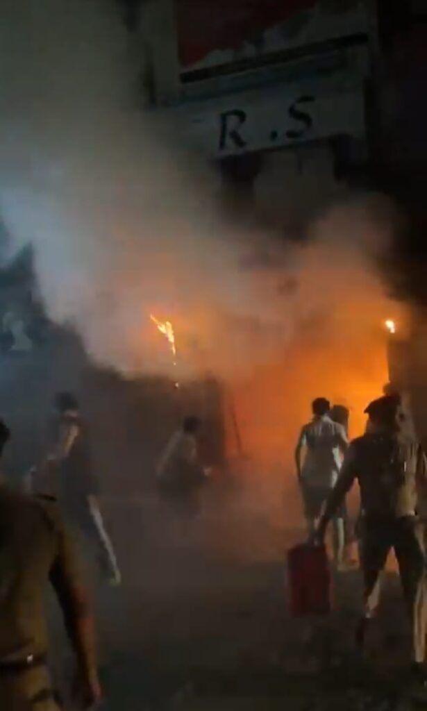 काशीपुर ब्रेकिंग: भीषण आग से रतनसीमा रोड स्थित 'आर.एस. कलेक्शन' कपड़े की दुकान राख, लाखों का सामान जलकर हुआ नष्ट 2 WhatsApp Image 2025 10 06 at 22.46.42