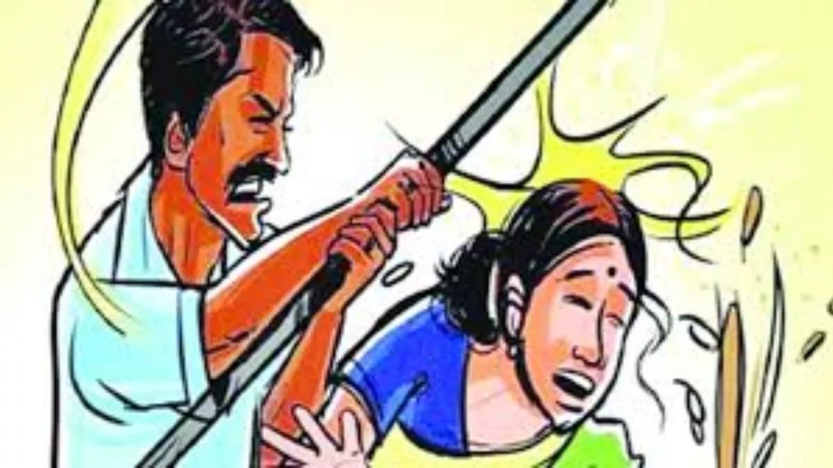 काशीपुर: पड़ोसियों ने घर में घुसकर मां-बेटे पर धारदार हथियारों से किया हमला, बेटा गंभीर घायल; पुलिस ने आरोपियों पर केस दर्ज किया 1 काशीपुर, 11 अक्टूबर 2025 (समय बोल रहा) – आईटीआई थाना क्षेत्र के मुकंदपुर, दभौरा मुस्तकम में पड़ोसियों के बीच हुई एक खूनी झड़प में माँ और बेटे पर धारदार हथियारों से हमला कर दिया गया, जिससे बेटा गंभीर रूप से घायल हो गया। पुलिस ने पीड़ित पक्ष की तहरीर पर चार नामजद आरोपियों समेत अन्य के खिलाफ मुकदमा दर्ज कर मामले की जांच शुरू कर दी है। विवाद के बाद चार आरोपियों ने परिजनों के साथ मिलकर दिया घटना को अंजाम; घायल कन्हैया अस्पताल में भर्ती क्या है पूरा मामला? मुकंदपुर, दभौरा मुस्तकम निवासी बाबूराम पुत्र देवराशन ने आईटीआई थाना पुलिस को तहरीर सौंपी। तहरीर में उन्होंने बताया कि उनके पड़ोसी वीर सिंह पुत्र छोटे लाल और उसका साला राजेश कुमार पुत्र रामकुंवर (जो खुद को एक एनजीओ से जुड़ा बताता है) के साथ उनका विवाद चल रहा था। बाबूराम ने आरोप लगाया कि 9 अक्तूबर की रात लगभग 7.30 बजे, आरोपी वीर सिंह, विनीत, विशाल और धारा अपने परिजनों के साथ धारदार हथियारों से लैस होकर जबरन उनके घर में घुस आए। गर्भवती को भी नहीं छोड़ा, बेटे के सिर में गंभीर चोट जिस समय यह हमला हुआ, घर पर बाबूराम के पुत्र कन्हैया और उनकी माता मिथलेश मौजूद थीं। आरोपियों ने घर में घुसते ही उनके साथ गाली-गलौज और मारपीट शुरू कर दी। आरोप है कि हमलावरों ने धारदार हथियारों से वार किया, जिससे माँ और बेटा दोनों गंभीर रूप से घायल हो गए। इस हमले में कन्हैया के सिर में गंभीर चोट आई है। उसे तत्काल उपचार के लिए एलडी भट्ट राजकीय चिकित्सालय में भर्ती कराया गया है, जहाँ उसका इलाज जारी है। पुलिस ने किया केस दर्ज बाबूराम की तहरीर के आधार पर, आईटीआई थाना पुलिस ने वीर सिंह, विनीत, विशाल, धारा और उनके परिजनों के खिलाफ सुसंगत धाराओं में मुकदमा दर्ज कर लिया है। पुलिस अधिकारियों ने बताया कि मामले की गंभीरता को देखते हुए जांच शुरू कर दी गई है और जल्द ही आरोपियों की गिरफ्तारी सुनिश्चित की जाएगी।