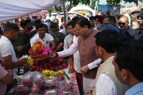 पंतनगर किसान मेला: CM धामी ने किसानों को दिया ₹3 लाख ब्याज मुक्त ऋण का तोहफा, बोले- नकल माफिया और लैंड जिहादियों के षड्यंत्र को सफल नहीं होने देंगे मुख्यमंत्री धामी ने 118वें अखिल भारतीय किसान मेले में किया प्रतिभाग; नवीन दलहनी प्रजातियों का लोकार्पण और 'पंतनगर प्रवाह' पुस्तक का विमोचन पंतनगर, 12 अक्टूबर 2025 (रिपोर्ट: समय बोल रहा ) – सूबे के माननीय मुख्यमंत्री पुष्कर सिंह धामी ने आज पंतनगर विश्वविद्यालय में आयोजित 118वें अखिल भारतीय किसान मेले एवं कृषि उद्योग प्रदर्शनी के तीसरे दिन प्रतिभाग किया। मुख्यमंत्री ने इस अवसर पर विश्वविद्यालय द्वारा उत्पादित नवीन दलहनी प्रजातियों का लोकार्पण किया और 'पंतनगर प्रवाह' नामक पुस्तक का विमोचन किया। रजत जयंती राज्य स्थापना गोष्ठी एवं संवाद कार्यक्रम को संबोधित करते हुए, मुख्यमंत्री ने मेले में आए 400 से अधिक स्टॉलों की सराहना की, जिनमें 200 से अधिक स्टॉल देश के विभिन्न राज्यों के कृषि उद्योगों, स्टार्टअप्स और उद्यमियों द्वारा लगाए गए थे। उन्होंने कहा कि ऐसे आयोजन किसानों, वैज्ञानिकों और उद्यमियों के बीच ज्ञान, अनुभव और नवाचार के आदान-प्रदान का महत्वपूर्ण माध्यम होते हैं। किसानों के लिए केंद्र और राज्य सरकार की पहल मुख्यमंत्री श्री धामी ने केंद्र और राज्य सरकार द्वारा किसानों की आय दोगुनी करने के प्रयासों पर प्रकाश डाला। केंद्र सरकार की योजनाएँ: प्रधानमंत्री किसान सम्मान निधि योजना के तहत उत्तराखंड के लगभग 9 लाख अन्नदाताओं को प्रतिवर्ष ₹6,000 की सहायता राशि। सभी प्रमुख फसलों पर न्यूनतम समर्थन मूल्य (MSP) में अभूतपूर्व वृद्धि। प्रधानमंत्री फसल बीमा योजना और मृदा स्वास्थ्य कार्ड योजना के लाभ। हाल ही में ₹24,000 करोड़ की "पीएम धन धान्य कृषि योजना" और ₹11,500 करोड़ की लागत के "दलहन उत्पादकता मिशन" का शुभारंभ। उत्तराखंड सरकार की ऐतिहासिक सौगातें: किसानों को ₹3 लाख तक का ऋण बिना ब्याज के उपलब्ध कराया जा रहा है। कृषि उपकरण खरीदने हेतु "फार्म मशीनरी बैंक" योजना के माध्यम से 80 प्रतिशत तक की सब्सिडी। नहरों से सिंचाई को पूरी तरह मुफ्त किया गया। पॉलीहाउस के निर्माण हेतु ₹200 करोड़ का प्रावधान, अब तक लगभग 350 पॉलीहाउस स्थापित। गेहूं खरीद पर ₹20 प्रति क्विंटल का बोनस और गन्ने के रेट में ₹20 प्रति क्विंटल की बढ़ोत्तरी। पहाड़ी क्षेत्रों में खेती के लिए ₹1,000 करोड़ की लागत से "उत्तराखंड क्लाइमेट रिस्पॉन्सिव रेन-फेड फार्मिंग प्रोजेक्ट" स्वीकृत। बागवानी और नवाचार पर विशेष जोर मुख्यमंत्री ने बागवानी को बढ़ावा देने के लिए 1200 करोड़ रुपये की लागत से नई सेब नीति, कीवी नीति, स्टेट मिलेट मिशन और ड्रैगन फ्रूट नीति जैसी कई महत्वपूर्ण योजनाओं को लागू करने की जानकारी दी, जिसके तहत बागवानी को प्रोत्साहन देने के लिए किसानों को 80 प्रतिशत तक सब्सिडी प्रदान की जा रही है। उन्होंने कृषि वैज्ञानिकों से पारंपरिक कृषि व्यवस्था पर अनुसंधान करने और नवीनतम तकनीकी ज्ञान को शीघ्रता से किसानों तक पहुंचाने का आग्रह किया। नकल विरोधी कानून और समान नागरिक संहिता पर संवाद किसान मेले में मुख्यमंत्री ने नकल विरोधी कानून और समान नागरिक संहिता (UCC) जैसे राज्य के प्रमुख मुद्दों पर भी संवाद किया। नकल विरोधी कानून: उन्होंने बताया कि देश का सबसे सख्त नकल विरोधी कानून लागू होने के बाद पिछले 4 वर्षों में राज्य के 25 हजार से अधिक युवाओं को सरकारी नौकरी मिली है और 100 से अधिक नकल माफियाओं को सलाखों के पीछे पहुंचाया गया है। उन्होंने कांग्रेस पर युवाओं को ढाल बनाकर राजनीति करने का आरोप लगाते हुए कहा कि सरकार ने तुरंत सीबीआई जांच की संस्तुति देकर उनके षड्यंत्र को विफल किया। समान नागरिक संहिता (UCC): श्री धामी ने कहा कि यूसीसी किसी धर्म या पंथ के खिलाफ नहीं है, बल्कि समाज की कुप्रथाओं को मिटाकर सभी नागरिकों के बीच समानता और समरसता स्थापित करने का संवैधानिक उपाय है। उन्होंने कहा कि इसके लागू होने से न केवल सभी नागरिकों को समान अधिकार मिले हैं, बल्कि महिला सशक्तिकरण को भी बल मिला है। लैंड जिहाद और भ्रष्टाचार पर कठोर कार्रवाई मुख्यमंत्री ने स्पष्ट किया कि उनकी सरकार देवभूमि उत्तराखंड की सांस्कृतिक मूल्यों और डेमोग्राफी को संरक्षित रखने के लिए संकल्पबद्ध है। लैंड जिहाद: उन्होंने बताया कि सख्त कार्रवाई करते हुए करीब 9 हजार एकड़ से अधिक की सरकारी भूमि को लैंड जिहादियों से मुक्त कराया गया है। इसके साथ ही करीब 250 अवैध मदरसों को सील करने और 500 से अधिक अवैध संरचनाओं को हटाया गया है। राज्य सरकार ने मदरसा बोर्ड को भी समाप्त करने का निर्णय लिया है। भ्रष्टाचार पर जीरो टॉलरेंस: उन्होंने कहा कि पिछले तीन वर्षों में आईएएस और पीसीएस स्तर के अधिकारियों सहित 200 से अधिक भ्रष्ट अधिकारियों और कर्मचारियों के खिलाफ कार्यवाही की गई है। कुलपति ने किया आभार व्यक्त विश्वविद्यालय के कुलपति डॉ. मनमोहन सिंह चौहान ने UCC व नकल विरोधी कानून लागू करने के लिए मुख्यमंत्री का आभार व्यक्त किया। उन्होंने बताया कि माननीय मुख्यमंत्री के मार्गदर्शन में पूरे प्रदेश में इंटिग्रेटेड फार्मिंग पर कार्य किया जा रहा है। उन्होंने यह भी जानकारी दी कि प्रदेश की प्रति व्यक्ति आय बढ़कर ₹2 लाख 61 हजार हो गई है, जो 26% ग्रोथ रेट पर है। इस अवसर पर जिला पंचायत अध्यक्ष अजय मौर्य, मेयर विकास शर्मा, विधायक शिव अरोरा, त्रिलोक सिंह चीमा, सुरेश गाड़िया, जिलाधिकारी नितिन सिंह भदौरिया, वरिष्ठ पुलिस अधीक्षक मणिकांत मिश्रा, अपर जिलाधिकारी कौस्तूभ मिश्रा, पंकज उपाध्याय सहित अनेक गणमान्य व्यक्ति उपस्थित थे।