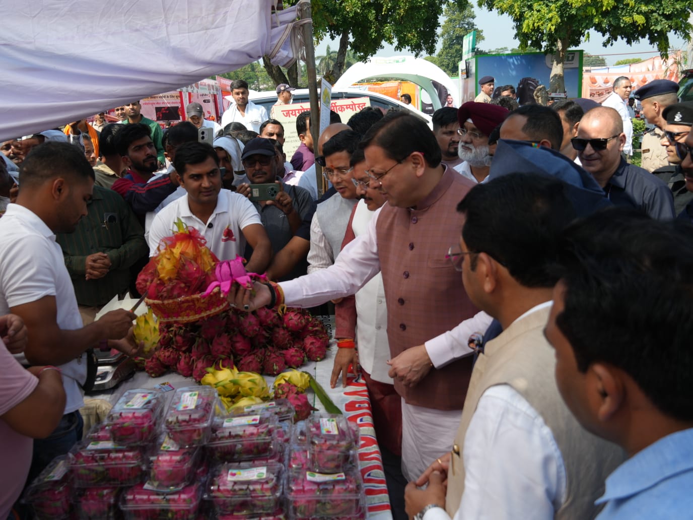 पंतनगर किसान मेला: CM धामी ने किसानों को दिया ₹3 लाख ब्याज मुक्त ऋण का तोहफा, बोले- नकल माफिया और लैंड जिहादियों के षड्यंत्र को सफल नहीं होने देंगे 1 मुख्यमंत्री धामी ने 118वें अखिल भारतीय किसान मेले में किया प्रतिभाग; नवीन दलहनी प्रजातियों का लोकार्पण और 'पंतनगर प्रवाह' पुस्तक का विमोचन पंतनगर, 12 अक्टूबर 2025 (रिपोर्ट: समय बोल रहा ) – सूबे के माननीय मुख्यमंत्री पुष्कर सिंह धामी ने आज पंतनगर विश्वविद्यालय में आयोजित 118वें अखिल भारतीय किसान मेले एवं कृषि उद्योग प्रदर्शनी के तीसरे दिन प्रतिभाग किया। मुख्यमंत्री ने इस अवसर पर विश्वविद्यालय द्वारा उत्पादित नवीन दलहनी प्रजातियों का लोकार्पण किया और 'पंतनगर प्रवाह' नामक पुस्तक का विमोचन किया। रजत जयंती राज्य स्थापना गोष्ठी एवं संवाद कार्यक्रम को संबोधित करते हुए, मुख्यमंत्री ने मेले में आए 400 से अधिक स्टॉलों की सराहना की, जिनमें 200 से अधिक स्टॉल देश के विभिन्न राज्यों के कृषि उद्योगों, स्टार्टअप्स और उद्यमियों द्वारा लगाए गए थे। उन्होंने कहा कि ऐसे आयोजन किसानों, वैज्ञानिकों और उद्यमियों के बीच ज्ञान, अनुभव और नवाचार के आदान-प्रदान का महत्वपूर्ण माध्यम होते हैं। किसानों के लिए केंद्र और राज्य सरकार की पहल मुख्यमंत्री श्री धामी ने केंद्र और राज्य सरकार द्वारा किसानों की आय दोगुनी करने के प्रयासों पर प्रकाश डाला। केंद्र सरकार की योजनाएँ: प्रधानमंत्री किसान सम्मान निधि योजना के तहत उत्तराखंड के लगभग 9 लाख अन्नदाताओं को प्रतिवर्ष ₹6,000 की सहायता राशि। सभी प्रमुख फसलों पर न्यूनतम समर्थन मूल्य (MSP) में अभूतपूर्व वृद्धि। प्रधानमंत्री फसल बीमा योजना और मृदा स्वास्थ्य कार्ड योजना के लाभ। हाल ही में ₹24,000 करोड़ की "पीएम धन धान्य कृषि योजना" और ₹11,500 करोड़ की लागत के "दलहन उत्पादकता मिशन" का शुभारंभ। उत्तराखंड सरकार की ऐतिहासिक सौगातें: किसानों को ₹3 लाख तक का ऋण बिना ब्याज के उपलब्ध कराया जा रहा है। कृषि उपकरण खरीदने हेतु "फार्म मशीनरी बैंक" योजना के माध्यम से 80 प्रतिशत तक की सब्सिडी। नहरों से सिंचाई को पूरी तरह मुफ्त किया गया। पॉलीहाउस के निर्माण हेतु ₹200 करोड़ का प्रावधान, अब तक लगभग 350 पॉलीहाउस स्थापित। गेहूं खरीद पर ₹20 प्रति क्विंटल का बोनस और गन्ने के रेट में ₹20 प्रति क्विंटल की बढ़ोत्तरी। पहाड़ी क्षेत्रों में खेती के लिए ₹1,000 करोड़ की लागत से "उत्तराखंड क्लाइमेट रिस्पॉन्सिव रेन-फेड फार्मिंग प्रोजेक्ट" स्वीकृत। बागवानी और नवाचार पर विशेष जोर मुख्यमंत्री ने बागवानी को बढ़ावा देने के लिए 1200 करोड़ रुपये की लागत से नई सेब नीति, कीवी नीति, स्टेट मिलेट मिशन और ड्रैगन फ्रूट नीति जैसी कई महत्वपूर्ण योजनाओं को लागू करने की जानकारी दी, जिसके तहत बागवानी को प्रोत्साहन देने के लिए किसानों को 80 प्रतिशत तक सब्सिडी प्रदान की जा रही है। उन्होंने कृषि वैज्ञानिकों से पारंपरिक कृषि व्यवस्था पर अनुसंधान करने और नवीनतम तकनीकी ज्ञान को शीघ्रता से किसानों तक पहुंचाने का आग्रह किया। नकल विरोधी कानून और समान नागरिक संहिता पर संवाद किसान मेले में मुख्यमंत्री ने नकल विरोधी कानून और समान नागरिक संहिता (UCC) जैसे राज्य के प्रमुख मुद्दों पर भी संवाद किया। नकल विरोधी कानून: उन्होंने बताया कि देश का सबसे सख्त नकल विरोधी कानून लागू होने के बाद पिछले 4 वर्षों में राज्य के 25 हजार से अधिक युवाओं को सरकारी नौकरी मिली है और 100 से अधिक नकल माफियाओं को सलाखों के पीछे पहुंचाया गया है। उन्होंने कांग्रेस पर युवाओं को ढाल बनाकर राजनीति करने का आरोप लगाते हुए कहा कि सरकार ने तुरंत सीबीआई जांच की संस्तुति देकर उनके षड्यंत्र को विफल किया। समान नागरिक संहिता (UCC): श्री धामी ने कहा कि यूसीसी किसी धर्म या पंथ के खिलाफ नहीं है, बल्कि समाज की कुप्रथाओं को मिटाकर सभी नागरिकों के बीच समानता और समरसता स्थापित करने का संवैधानिक उपाय है। उन्होंने कहा कि इसके लागू होने से न केवल सभी नागरिकों को समान अधिकार मिले हैं, बल्कि महिला सशक्तिकरण को भी बल मिला है। लैंड जिहाद और भ्रष्टाचार पर कठोर कार्रवाई मुख्यमंत्री ने स्पष्ट किया कि उनकी सरकार देवभूमि उत्तराखंड की सांस्कृतिक मूल्यों और डेमोग्राफी को संरक्षित रखने के लिए संकल्पबद्ध है। लैंड जिहाद: उन्होंने बताया कि सख्त कार्रवाई करते हुए करीब 9 हजार एकड़ से अधिक की सरकारी भूमि को लैंड जिहादियों से मुक्त कराया गया है। इसके साथ ही करीब 250 अवैध मदरसों को सील करने और 500 से अधिक अवैध संरचनाओं को हटाया गया है। राज्य सरकार ने मदरसा बोर्ड को भी समाप्त करने का निर्णय लिया है। भ्रष्टाचार पर जीरो टॉलरेंस: उन्होंने कहा कि पिछले तीन वर्षों में आईएएस और पीसीएस स्तर के अधिकारियों सहित 200 से अधिक भ्रष्ट अधिकारियों और कर्मचारियों के खिलाफ कार्यवाही की गई है। कुलपति ने किया आभार व्यक्त विश्वविद्यालय के कुलपति डॉ. मनमोहन सिंह चौहान ने UCC व नकल विरोधी कानून लागू करने के लिए मुख्यमंत्री का आभार व्यक्त किया। उन्होंने बताया कि माननीय मुख्यमंत्री के मार्गदर्शन में पूरे प्रदेश में इंटिग्रेटेड फार्मिंग पर कार्य किया जा रहा है। उन्होंने यह भी जानकारी दी कि प्रदेश की प्रति व्यक्ति आय बढ़कर ₹2 लाख 61 हजार हो गई है, जो 26% ग्रोथ रेट पर है। इस अवसर पर जिला पंचायत अध्यक्ष अजय मौर्य, मेयर विकास शर्मा, विधायक शिव अरोरा, त्रिलोक सिंह चीमा, सुरेश गाड़िया, जिलाधिकारी नितिन सिंह भदौरिया, वरिष्ठ पुलिस अधीक्षक मणिकांत मिश्रा, अपर जिलाधिकारी कौस्तूभ मिश्रा, पंकज उपाध्याय सहित अनेक गणमान्य व्यक्ति उपस्थित थे।