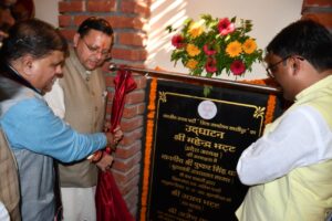 'नकल विरोधी, लव जिहाद, लैंड जिहाद' कानूनों से उत्तराखंड ने स्थापित किया कीर्तिमान काशीपुर, 16 अक्टूबर 2025 (समय बोल रहा) – प्रदेश के माननीय मुख्यमंत्री पुष्कर सिंह धामी ने आज काशीपुर पहुंचकर, भारतीय जनता पार्टी (भाजपा) जिला कार्यालय का हवन पूजा कर एवं फीता काटकर विधिवत लोकार्पण किया। मुख्यमंत्री ने इस अवसर को गौरवपूर्ण बताते हुए कहा कि यह कार्यालय आज पार्टी पदाधिकारियों और कार्यकर्ताओं को समर्पित किया गया है, जिससे भविष्य में संगठनात्मक कार्यक्रमों के आयोजन में अत्यधिक सुविधा होगी। उन्होंने कहा कि इसी तर्ज पर राज्य के अन्य जनपदों में भी भाजपा जिला कार्यालयों का निर्माण किया जा रहा है, जो हम सबके लिए गौरव की बात है। नकल माफिया और जिहादियों पर सख्त रुख मुख्यमंत्री धामी ने अपने संबोधन में राज्य सरकार द्वारा उठाए गए कड़े कदमों पर प्रकाश डाला। उन्होंने कहा कि हमारी सरकार ने नकल विरोधी कानून, लव जिहाद, लैंड जिहाद, भू-कानून, और कालनेमी कानून लाकर प्रदेश में कीर्तिमान स्थापित किया है। उन्होंने साफ चेतावनी दी: "प्रदेश में कानून तोड़ने वालों, नकल, लव, थूक जिहादियों को कतई बख्शा नहीं जाएगा।" उन्होंने हरिद्वार में सामने आए हालिया नकल प्रकरण का उदाहरण देते हुए बताया कि तत्काल संज्ञान लेते हुए नकल माफिया को सलाखों के पीछे भेजा गया, एसआईटी जांच कराई गई और रिपोर्ट आने के बाद तुरंत परीक्षा को निरस्त किया गया। युवाओं को मिला 'सबसे कड़ा कानून' मुख्यमंत्री ने युवाओं को आश्वस्त करते हुए कहा कि उनकी मेहनत पर अब कोई भी नकल माफिया डाका नहीं डाल सकता, क्योंकि उत्तराखंड में देश का सबसे कड़ा नकल विरोधी कानून लागू है। उन्होंने कहा कि इस कानून के लागू होने के परिणामस्वरूप, लगभग 26 हजार से अधिक अभ्यर्थियों को सरकारी नौकरी मिली है, और प्रदेश में बेरोजगारी दर में 4.4 प्रतिशत की कमी लाकर राष्ट्रीय औसत को पीछे छोड़ने का काम किया गया है। उन्होंने जोर दिया कि राज्य सरकार राज्य के सर्वांगीण विकास के साथ-साथ अपनी संस्कृति को भी संरक्षित करने का काम कर रही है। उपस्थित गणमान्य व्यक्ति इस अवसर पर भाजपा प्रदेश अध्यक्ष महेन्द्र भट्ट, उपाध्यक्ष आपदा प्रबंधन विनय रूहेला, जिलाध्यक्ष मनोज पाल, पूर्व सांसद प्रतिनिधि रवि साहनी, विधायक त्रिलोक सिंह चीमा, मेयर दीपक बाली, जनपद प्रभारी पुष्कर काला, पूर्व मेयर ऊषा चौधरी, पूर्व जिलाध्यक्ष गुंजन सुखीजा, दर्जा मंत्री अनिल कपूर डब्बू, मुकेश कुमार, शंकर कोरंगा, राम मेहरोत्रा, खिलेन्द्र चौधरी, भारत भूषण चुघ, जिला पंचायत सदस्य चरनजीत सिंह, जिलाधिकारी नितिन सिंह भदौरिया, वरिष्ठ पुलिस अधीक्षक मणिकांत मिश्रा, अपर जिलाधिकारी कौस्तुभ मिश्र, अपर पुलिस अधीक्षक अभय सिंह, उप जिलाधिकारी अभय प्रताप सिंह सहित बड़ी संख्या में जनप्रतिनिधि और जनता मौजूद थी।