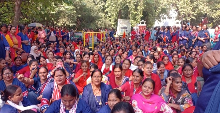 उत्तरांचल आंगनवाड़ी कर्मचारी संघ के नेतृत्व में DM कार्यालय पर जोरदार धरना; 'मानदेय ₹26,000, राज्य कर्मचारी का दर्जा दो' सहित रखीं 9 प्रमुख मांगें 3 WhatsApp Image 2025 10 16 at 19.52.42