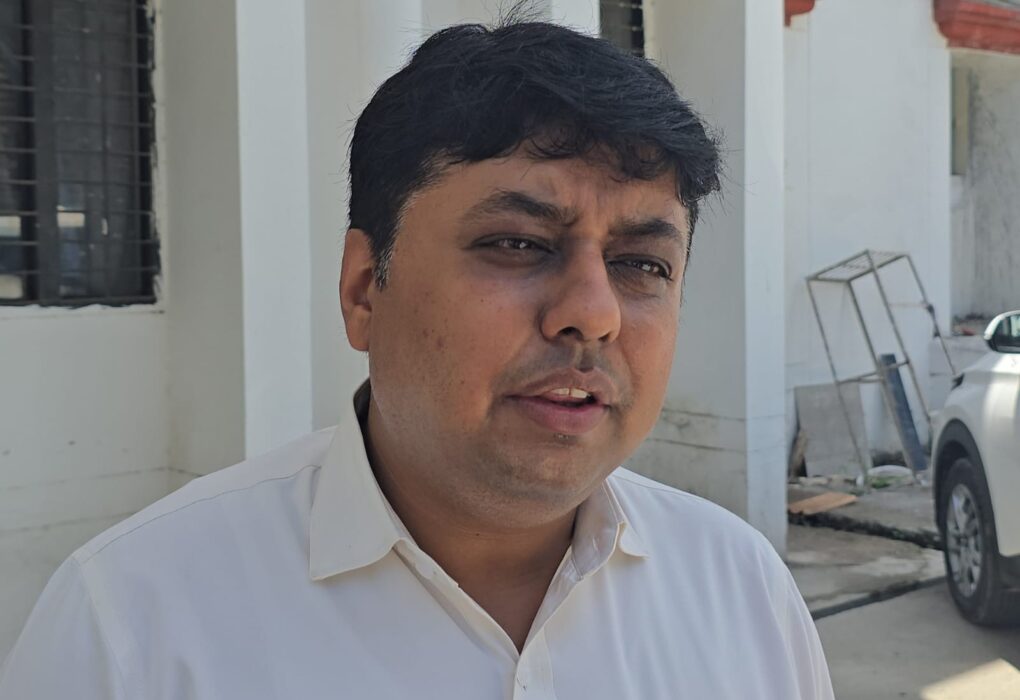 मुख्यमंत्री धामी की प्रेरणा से मिली सफलता; अधिकारियों और कर्मचारियों की सक्रियता को दिया श्रेय रूद्रपुर, 18 अक्टूबर, 2025 (समय बोल रहा ) – ऊधमसिंह नगर जिले के लिए यह अत्यंत गौरव का क्षण है। मा. जिलाधिकारी नितिन सिंह भदौरिया को पीएम-जनमन कार्यक्रम (प्रधानमंत्री जनजाति आदिवासी न्याय महाभियान) में जनपद को देश के टॉप-05 में उत्कृष्ट प्रदर्शन करने के लिए महामहिम राष्ट्रपति द्रौपदी मुर्मू द्वारा सम्मानित किया गया है। जिला सभागार में आयोजित कार्यक्रम में जिलाधिकारी ने इस उपलब्धि का श्रेय मा. मुख्यमंत्री पुष्कर सिंह धामी के मार्गदर्शन तथा जनपद के सभी अधिकारियों एवं कर्मचारियों की सक्रियता और मेहनत को दिया। इस अवसर पर समस्त अधिकारियों, कर्मचारियों ने जिलाधिकारी को बधाई दी, जिसके जवाब में जिलाधिकारी ने सभी को धनतेरस, दीपावली, गोवर्धन पूजा और भाई दूज की हार्दिक बधाई एवं शुभकामनाएं दीं। जनजातीय क्षेत्रों में हुए कार्यों का विस्तृत ब्योरा जिलाधिकारी ने बताया कि पीएम-जनमन योजना के तहत जनपद ऊधमसिंह नगर के 43 जनजाति गाँव चिन्हित किए गए हैं, जिनमें 99 तोक (छोटे समूह) शामिल हैं। यहाँ की कुल जनसंख्या 40,881 है, जिसमें से 6,886 परिवार विशेष रूप से कमजोर (PVTG) परिवार की श्रेणी में आते हैं। प्रमुख उपलब्धियाँ और विकास कार्य: आवास योजना: 824 आवासविहीन परिवारों को चिन्हित किया गया है। प्रथम चरण में इन सभी को प्रधानमंत्री आवास योजना के अंतर्गत आवास स्वीकृत किए गए, जिसमें से 97 परिवारों को पहली किस्त जारी कर दी गई है। शिक्षा एवं छात्रावास: गदरपुर के कुल्हा गाँव में जनजाति बच्चों के लिए 100 बेड का छात्रावास बनाने हेतु भूमि आवंटित कर दी गई है। इसके निर्माण कार्य के लिए ₹2.75 करोड़ की धनराशि आवंटित की गई है और कार्य शुरू हो चुका है, जिसमें ₹123.75 लाख की धनराशि जारी की गई है। बुनियादी ढाँचा: गदरपुर के चुनपुरी में एक आंगनबाड़ी केंद्र निर्माणाधीन है। बाजपुर में ₹123.44 लाख की लागत से महोलीचौन, भीकमपुरी, सिंहाली व सेमलपुरी में 04 बहुद्देशीय भवन निर्माणाधीन हैं। सिंचाई एवं जल: लघु सिंचाई विभाग द्वारा ₹179.38 लाख की धनराशि से बेतखेड़ी, विजयरमपुरा व बन्नाखेड़ा में गूल व नहरे बनाई गई हैं। जल जीवन मिशन के तहत सभी 6,886 विशेष रूप से कमजोर परिवारों को पेयजल संयोजन प्रदान कर दिया गया है। स्वास्थ्य एवं पोषण: स्वास्थ्य विभाग द्वारा विशेष रूप से कमजोर समूहों में शत-प्रतिशत टीकाकरण और 98 प्रतिशत संस्थागत प्रसव सुनिश्चित किया गया है। साथ ही, शत-प्रतिशत स्किल सेल एनिमिया और टीबी की जांच की गई है। अन्य योजना लाभ: 935 परिवारों को प्रधानमंत्री मातृ वंदना योजना का लाभ मिला। 248 परिवारों को उज्जवला योजना से लाभान्वित किया गया। 379 परिवारों को पीएम किसान सम्मान निधि से लाभ मिला। 8,125 परिवारों के राशन कार्ड बनाए गए हैं और 07 को विद्युत कनेक्शन दिए गए हैं। जनजाति क्षेत्रों में 05 वनधन केंद्र संचालित किए जा रहे हैं। कार्यक्रम में अपर जिलाधिकारी पंकज उपाध्याय, कौस्तुभ मिश्र, उप जिलाधिकारी मनीष बिष्ट, जिला आपदा प्रबंधन अधिकारी उमाशंकर नेगी सहित समस्त कलेक्ट्रेट परिवार मौजूद था।