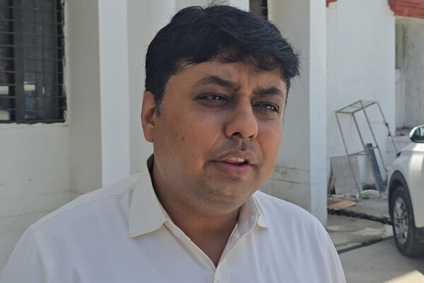 PM-JANMAN में देश के टॉप-5 में ऊधमसिंह नगर: राष्ट्रपति मुर्मू ने DM को किया सम्मानित; जनजातीय विकास कार्यों का दिया विस्तृत ब्योरा मुख्यमंत्री धामी की प्रेरणा से मिली सफलता; अधिकारियों और कर्मचारियों की सक्रियता को दिया श्रेय रूद्रपुर, 18 अक्टूबर, 2025 (समय बोल रहा ) – ऊधमसिंह नगर जिले के लिए यह अत्यंत गौरव का क्षण है। मा. जिलाधिकारी नितिन सिंह भदौरिया को पीएम-जनमन कार्यक्रम (प्रधानमंत्री जनजाति आदिवासी न्याय महाभियान) में जनपद को देश के टॉप-05 में उत्कृष्ट प्रदर्शन करने के लिए महामहिम राष्ट्रपति द्रौपदी मुर्मू द्वारा सम्मानित किया गया है। जिला सभागार में आयोजित कार्यक्रम में जिलाधिकारी ने इस उपलब्धि का श्रेय मा. मुख्यमंत्री पुष्कर सिंह धामी के मार्गदर्शन तथा जनपद के सभी अधिकारियों एवं कर्मचारियों की सक्रियता और मेहनत को दिया। इस अवसर पर समस्त अधिकारियों, कर्मचारियों ने जिलाधिकारी को बधाई दी, जिसके जवाब में जिलाधिकारी ने सभी को धनतेरस, दीपावली, गोवर्धन पूजा और भाई दूज की हार्दिक बधाई एवं शुभकामनाएं दीं। जनजातीय क्षेत्रों में हुए कार्यों का विस्तृत ब्योरा जिलाधिकारी ने बताया कि पीएम-जनमन योजना के तहत जनपद ऊधमसिंह नगर के 43 जनजाति गाँव चिन्हित किए गए हैं, जिनमें 99 तोक (छोटे समूह) शामिल हैं। यहाँ की कुल जनसंख्या 40,881 है, जिसमें से 6,886 परिवार विशेष रूप से कमजोर (PVTG) परिवार की श्रेणी में आते हैं। प्रमुख उपलब्धियाँ और विकास कार्य: आवास योजना: 824 आवासविहीन परिवारों को चिन्हित किया गया है। प्रथम चरण में इन सभी को प्रधानमंत्री आवास योजना के अंतर्गत आवास स्वीकृत किए गए, जिसमें से 97 परिवारों को पहली किस्त जारी कर दी गई है। शिक्षा एवं छात्रावास: गदरपुर के कुल्हा गाँव में जनजाति बच्चों के लिए 100 बेड का छात्रावास बनाने हेतु भूमि आवंटित कर दी गई है। इसके निर्माण कार्य के लिए ₹2.75 करोड़ की धनराशि आवंटित की गई है और कार्य शुरू हो चुका है, जिसमें ₹123.75 लाख की धनराशि जारी की गई है। बुनियादी ढाँचा: गदरपुर के चुनपुरी में एक आंगनबाड़ी केंद्र निर्माणाधीन है। बाजपुर में ₹123.44 लाख की लागत से महोलीचौन, भीकमपुरी, सिंहाली व सेमलपुरी में 04 बहुद्देशीय भवन निर्माणाधीन हैं। सिंचाई एवं जल: लघु सिंचाई विभाग द्वारा ₹179.38 लाख की धनराशि से बेतखेड़ी, विजयरमपुरा व बन्नाखेड़ा में गूल व नहरे बनाई गई हैं। जल जीवन मिशन के तहत सभी 6,886 विशेष रूप से कमजोर परिवारों को पेयजल संयोजन प्रदान कर दिया गया है। स्वास्थ्य एवं पोषण: स्वास्थ्य विभाग द्वारा विशेष रूप से कमजोर समूहों में शत-प्रतिशत टीकाकरण और 98 प्रतिशत संस्थागत प्रसव सुनिश्चित किया गया है। साथ ही, शत-प्रतिशत स्किल सेल एनिमिया और टीबी की जांच की गई है। अन्य योजना लाभ: 935 परिवारों को प्रधानमंत्री मातृ वंदना योजना का लाभ मिला। 248 परिवारों को उज्जवला योजना से लाभान्वित किया गया। 379 परिवारों को पीएम किसान सम्मान निधि से लाभ मिला। 8,125 परिवारों के राशन कार्ड बनाए गए हैं और 07 को विद्युत कनेक्शन दिए गए हैं। जनजाति क्षेत्रों में 05 वनधन केंद्र संचालित किए जा रहे हैं। कार्यक्रम में अपर जिलाधिकारी पंकज उपाध्याय, कौस्तुभ मिश्र, उप जिलाधिकारी मनीष बिष्ट, जिला आपदा प्रबंधन अधिकारी उमाशंकर नेगी सहित समस्त कलेक्ट्रेट परिवार मौजूद था।
