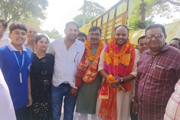 धरमपुर, करनपुर और गढ़ीनेगी में ढोल, आतिशबाजी और अंग वस्त्र पहनाकर किया गया अभिनंदन जसपुर, , 25 अक्टूबर 2025 (समय बोल रहा ) – भारतीय जनता पार्टी युवा मोर्चा (भाजयुमो) के प्रदेश महामंत्री श्री दीपेंद्र सिंह कोश्यारी के जसपुर विधानसभा क्षेत्र के दौरे पर विभिन्न स्थानों – ग्राम धरमपुर, करनपुर और गढ़ीनेगी – में कार्यकर्ताओं ने ढोल, आतिशबाजी और फूलों की मालाओं से उनका भव्य अभिनंदन किया। स्वागत कार्यक्रम में उपस्थित प्रमुख पदाधिकारी एवं कार्यकर्ता श्री कोश्यारी के स्वागत कार्यक्रम में निम्न पदाधिकारी और सक्रिय कार्यकर्ता उपस्थित रहे: जिला अध्यक्ष मनोज पाल ,खड़क सिंह चौहान ,शीतल जोशी ,प्रकाश सिंह नेगी ,पूर्व सांसद प्रतिनिधि रवि साहनी ,राजकुमार सिंह चौहान ,राजकुमार गुम्बर ,प्रगट सिंह पन्नू ,हरिओम सुधा ,अशोक तनेजा ,रमेश प्रजापति ,विनीत कुमार , सनी प्रधान, अमित नारंग, शेखर नारंग, सुरेश लोहिया, विपिन पुजारा, विजय मक्कड़, रवि धामी , आकांक्षा ठाकुर, कंचन लोहिया, रेखा तिवारी, लक्ष्मी भंडारी, कोमल चौधरी, मनप्रीत सिंह लाडी, गौतम गोस्वामी, रूपेश बाठला, पुनीत बाठला, सत्यपाल सिंह गौतम