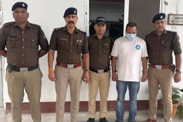 डेढ़ साल से फरार चल रहे शातिर अभियुक्त को दबोचकर पुलिस ने ईनामी अपराधियों के विरुद्ध बड़ी कार्रवाई की रुद्रपुर, 25 अक्टूबर 2025 – ( समय बोल रहा ) – ऊधमसिंह नगर के वरिष्ठ पुलिस अधीक्षक (SSP) मणिकांत मिश्रा के स्पष्ट और कड़े निर्देशों के तहत, अपराधियों के विरुद्ध चलाए जा रहे अभियान में कोतवाली रुद्रपुर पुलिस को बड़ी सफलता मिली है। पुलिस टीम ने डेढ़ साल से फरार चल रहे एक शातिर अपराधी को गिरफ्तार किया है, जिस पर पुलिस ने ₹5000 का इनाम घोषित कर रखा था। पुलिस के इस कड़े रुख से जनपद में अपराधों पर लगाम लगाने की दिशा में एक महत्वपूर्ण कदम उठाया गया है। क्या है पूरा मामला? पुलिस सूत्रों के अनुसार, गिरफ्तार अभियुक्त एक गंभीर आपराधिक मामले में वांछित था और गिरफ्तारी से बचने के लिए लगभग डेढ़ साल से लगातार ठिकाने बदल रहा था। उसके लंबे समय से फरार रहने के कारण, एसएसपी मणिकांत मिश्रा ने उस पर ₹5000 का इनाम घोषित किया था और उसे जल्द से जल्द गिरफ्तार करने के लिए कोतवाली पुलिस को विशेष निर्देश दिए थे। ईनामी अभियुक्तों के विरुद्ध बड़ी कार्रवाई एसएसपी के निर्देशों का पालन करते हुए, कोतवाली पुलिस की विशेष टीम ने वांछित अपराधियों की धरपकड़ के लिए एक सुनियोजित जाल बिछाया। गहन मुखबिर तंत्र और तकनीकी सर्विलांस के आधार पर पुलिस ने इनामी अपराधी को दबोचने में सफलता प्राप्त की। कोतवाली प्रभारी ने बताया कि यह कार्रवाई ईनामी और लंबे समय से फरार चल रहे अपराधियों के विरुद्ध पुलिस के जीरो टॉलरेंस नीति को दर्शाती है। उन्होंने स्पष्ट किया कि किसी भी अपराधी को कानून से बचकर निकलने नहीं दिया जाएगा। रुद्रपुर पुलिस की सक्रियता इस सफल गिरफ्तारी के बाद पुलिस महकमे में उत्साह है और एसएसपी मणिकांत मिश्रा ने कार्रवाई में शामिल पुलिस टीम की सराहना की है। पुलिस अधिकारियों ने बताया कि आने वाले दिनों में भी अन्य लंबित मामलों के फरार चल रहे अभियुक्तों के खिलाफ इसी प्रकार की सघन कार्रवाई जारी रहेगी। गिरफ्तार अभियुक्त को संबंधित धाराओं के तहत न्यायालय में पेश किया गया है।