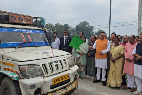 खटीमा, 28 अक्टूबर 2025 (समय बोल रहा) – मुख्यमंत्री श्री पुष्कर सिंह धामी ने आज खटीमा स्थित अपने निजी आवास नगला तराई से छह (06) मोबाइल टॉयलेट वैन को हरी झंडी दिखाकर जनपद चंपावत के लिए रवाना किया। यह पहल विशेष रूप से पूर्णागिरि मेले में आने वाले लाखों श्रद्धालुओं की सुविधा और क्षेत्र में स्वच्छता एवं जन स्वास्थ्य को बढ़ावा देने के उद्देश्य से की गई है। मुख्यमंत्री की प्रेरणा से सीएसआर पहल मुख्यमंत्री श्री धामी की प्रेरणा और मार्गदर्शन से, यह महत्वपूर्ण पहल रेकिट (Reckitt) और प्लान इंडिया (Plan India) संस्थाओं द्वारा कॉर्पोरेट सोशल रिस्पॉन्सिबिलिटी (CSR) के तहत की गई है। रेकिट संस्था ने पूर्णागिरि मेले के दौरान उपयोग के लिए जिला प्रशासन चंपावत को ये अत्याधुनिक मोबाइल टॉयलेट वैन उपलब्ध कराए हैं। श्री धामी ने इस मौके पर कहा कि, "पूर्णागिरि मेला उत्तराखंड का एक महत्वपूर्ण धार्मिक आयोजन है, और यहाँ आने वाले श्रद्धालुओं को बेहतर सुविधाएं प्रदान करना हमारी प्राथमिकता है। यह सीएसआर पहल स्वच्छता के प्रति हमारी प्रतिबद्धता को दर्शाती है और मैं रेकिट व प्लान इंडिया का धन्यवाद करता हूँ।" सुविधाओं से युक्त हैं मोबाइल टॉयलेट वैन रवाना किए गए इन छह टॉयलेट वैनों को विशेष रूप से श्रद्धालुओं की सुविधा को ध्यान में रखकर डिज़ाइन किया गया है। इन छह वैनों में कुल चार महिला शौचालय और चार पुरुष शौचालय की व्यवस्था है। इसके साथ ही, श्रद्धालुओं की सुविधा के लिए प्रत्येक वैन में दो चेंजिंग रूम भी उपलब्ध कराए गए हैं। इन वैनों के उपयोग से मेले क्षेत्र में स्वच्छता मानकों को बनाए रखने और खुले में शौच की समस्या को नियंत्रित करने में बड़ी मदद मिलेगी। इस अवसर पर प्रमुख अधिकारी रहे मौजूद टॉयलेट वैन को फ्लैग ऑफ करने के दौरान कई वरिष्ठ पदाधिकारी और प्रशासनिक अधिकारी उपस्थित रहे। इस अवसर पर मौजूद गणमान्य व्यक्तियों में शामिल थे: अध्यक्ष नगर पालिका रमेश चंद्र जोशी दर्जा मंत्री अनिल कपूर डब्बू जिलाधिकारी ऊधमसिंह नगर नितिन सिंह भदौरिया जिलाधिकारी चंपावत मनीष कुमार वरिष्ठ पुलिस अधीक्षक (SSP) मणिकांत मिश्रा मुख्य विकास अधिकारी (CDO) दिवेश शाशनी अपर जिलाधिकारी (ADM) कौस्तुभ मिश्रा अन्य प्रशासनिक अधिकारी और स्थानीय कार्यकर्ता मुख्यमंत्री ने इस पहल से जुड़े सभी अधिकारियों और संस्थाओं की सराहना की और उम्मीद जताई कि यह वैन पूर्णागिरि मेले की व्यवस्थाओं को सुदृढ़ बनाने में सहायक सिद्ध होंगी।